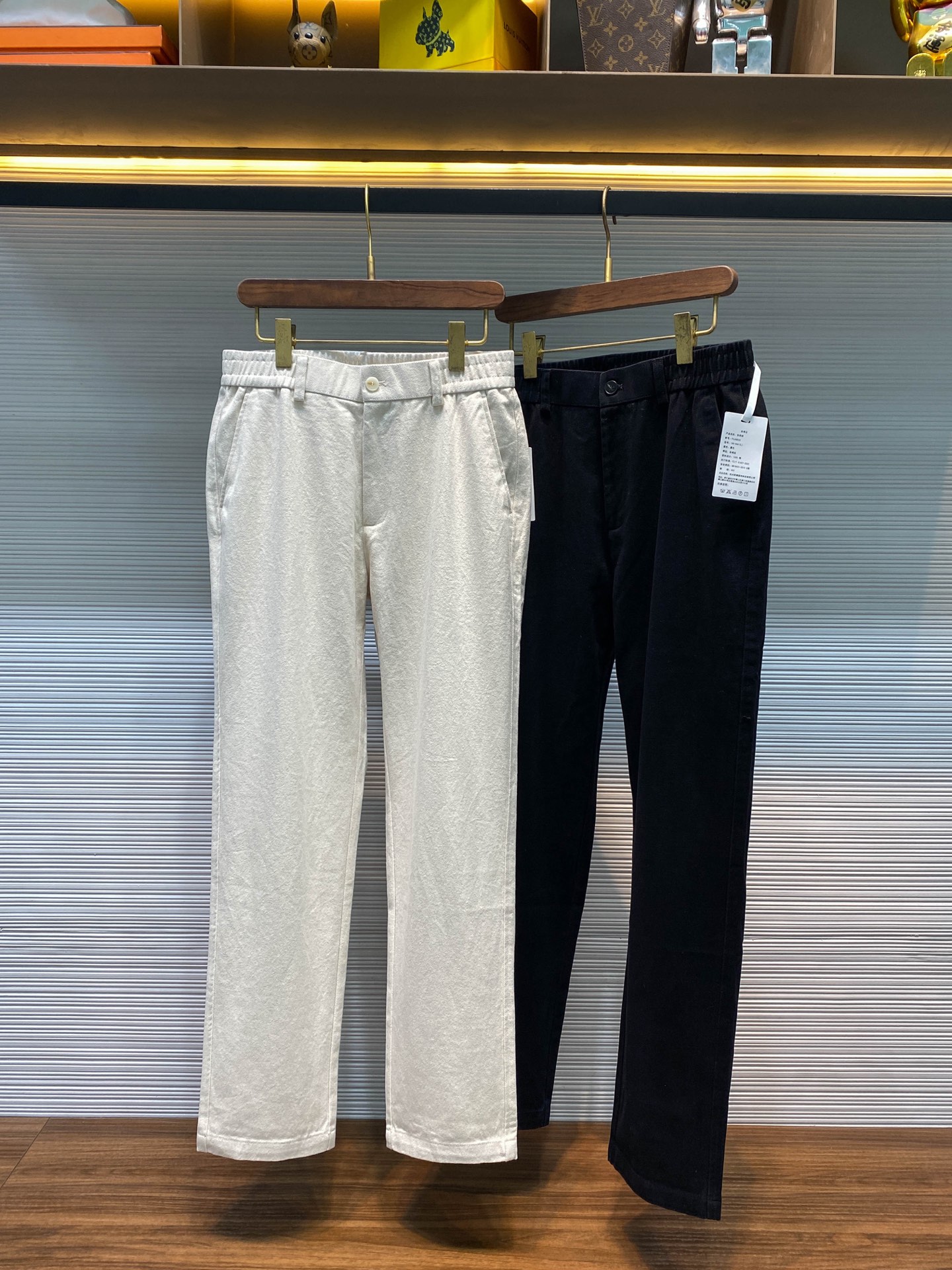 NO:677583,【8525】-PRA25FW autumn and winter new style washed twill cotton fashion casual pants, men's back pocket triangle logo badge patch business casual versatile trousers!  Trading company channels are rare and available on the official website simultaneously!  When others are still struggling to choose between jeans or trousers, these pants have already solved the problem of daily wear with their versatile properties!  The care hidden in the twill texture, waist buttons, and gusseted fabrics all need to be worn in person to appreciate!  The moment the washed cotton is spun with a twill texture, these pants are destined to be no ordinary basic style!  The delicate twill texture on the surface of the fabric is like a dark pattern carved with light. It looks simple and low-key from a distance, but only when you look up close can you see the sophistication of the fabric!  The beige model has a subtle mixed color effect, as if Tuscany sandstone and morning mist are woven into the fabric!  The black model is timeless for late night, and can make any combination look high-end!  The design of the waistband hides Italian practical aesthetics. The straight waistband has built-in elastic fiber, which is as tolerant to the waistline as the enthusiasm of the Italians. It will not show embarrassing traces of fat and always maintain neat lines!  That one-of-a-kind button is the finishing touch of the entire pair of pants, and the crisp click sound when opening and closing exudes sophistication!  YKK nylon zippers are as smooth as if they were rubbed with olive oil. This kind of attention to detail hidden in the details is the true language of luxury!  The diagonal pocket on the front is particularly clever. The same-color knotting at both ends of the pocket not only strengthens the structure, but also looks like a miniature brooch pinned to the simple design!  The straight-leg pants and the raised crotch design quietly lengthen the leg lines by three centimeters. This invisible heightening magic can only be experienced by wearing them!  The classic one-word pocket on the back waist with patch is an exclusive password for those who know how to wear it. It will not destroy the smoothness of the pants shape, but also secretly shows your identity!  Black/beige, two colors included!  Size M-3XL M size waist 72/76cm - hip 102cm - front 29cm - thigh 62cm - trouser length 105cm - trouser leg 38cm L size waist 76/80cm - hip 106cm - front 30cm - thigh 64cm - trouser length 106cm - trouser leg 39cm  XL size waist 80/84cm - hip 110cm - front 30cm - thigh 66cm - trouser length 107cm - trouser leg 40cm XXL size waist 84/88cm - hip 114cm - front 31cm - thigh 68cm - trouser length 108cm - trouser leg 41cm  3XL size waist 88/92cm - hip 118cm - front 31cm - thigh 70cm - trouser length 109cm - trouser leg 42cm Recommended size (standard version) Height 174-140 catties, try on L size!  Boys weighing less than 130 kilograms should choose M code, 130-143 kilograms should choose L code, 143-156 kilograms should choose XL code, 156-170 kilograms should choose XXL code, and 170-185 kilograms should choose 3XL code!  ,Prada-clothing,prada,prada,jeans,brooch,breastpin,19860909【8525】-PRA25FW秋冬新款水洗斜纹棉纺时尚休闲裤,男士后兜三角标徽章贴布商务休闲百搭长裤！贸易公司渠道稀出,同步官网发售！当别人还在为选择牛仔裤还是西裤纠结时,这条裤子早已用它的万能属性解决了日常穿搭的难题！那些藏在斜纹肌理、腰头纽扣、三角贴布里的用心,都需要亲身穿着才能体会！ 当水洗棉纺出斜纹纹理的那一刻,这条裤子就注定不是普通的基本款！面料表面那些细腻的斜纹肌理,像是用光线雕刻出的暗纹,远看简约低调,近看才能发现织物的精致度！米色款带着微妙的混色效果,仿佛把托斯卡纳的砂岩和晨雾一起织进了布料里！黑色款则是永不过时的深夜,能把任何搭配都衬托得高级起来！腰头的设计藏着意式的实用美学,直腰头内置弹性纤维,对腰围的包容度堪比意大利人的热情,既不会勒出尴尬的赘肉痕迹,又始终保持利落的线条！ 那粒孤品级的纽扣是整条裤子的点睛之笔,开合时清脆的咔嗒声都透着精致！YKK尼龙拉链顺滑得像是抹了橄榄油,这种藏在细节里的讲究,才是奢侈真正的语言！前侧的斜插袋做得尤其巧妙,袋口两端的同色套结既加固了结构,又像是给简约设计别上的微型胸针！直筒裤型配合上提的裆部设计,悄悄把腿部线条拉长了三公分,这种隐形的增高魔法,只有穿上身才能体会！后腰经典的一字袋配上贴布,是给懂行人的专属密码,既不会破坏裤型的流畅感,又暗戳戳地彰显着身份！黑色/米色,两色入！尺码M-3XL M码腰围72/76cm-臀围102cm-前档29cm-大腿围62cm-裤长105cm-裤脚38cm L码腰围76/80cm-臀围106cm-前档30cm-大腿围64cm-裤长106cm-裤脚39cm XL码腰围80/84cm-臀围110cm-前档30cm-大腿围66cm-裤长107cm-裤脚40cm XXL码腰围84/88cm-臀围114cm-前档31cm-大腿围68cm-裤长108cm-裤脚41cm 3XL码腰围88/92cm-臀围118cm-前档31cm-大腿围70cm-裤长109cm-裤脚42cm 尺码推荐（标准版型） 身高174-140斤,试穿L码合适！ 男生体重130斤以内选择M码,130-143斤选择L码,143-156斤选择XL码,156-170斤选择XXL码,170-185斤选择3XL码！,普拉达-服装,prada,prada,jeans,brooch，breastpin,,Women's clothing