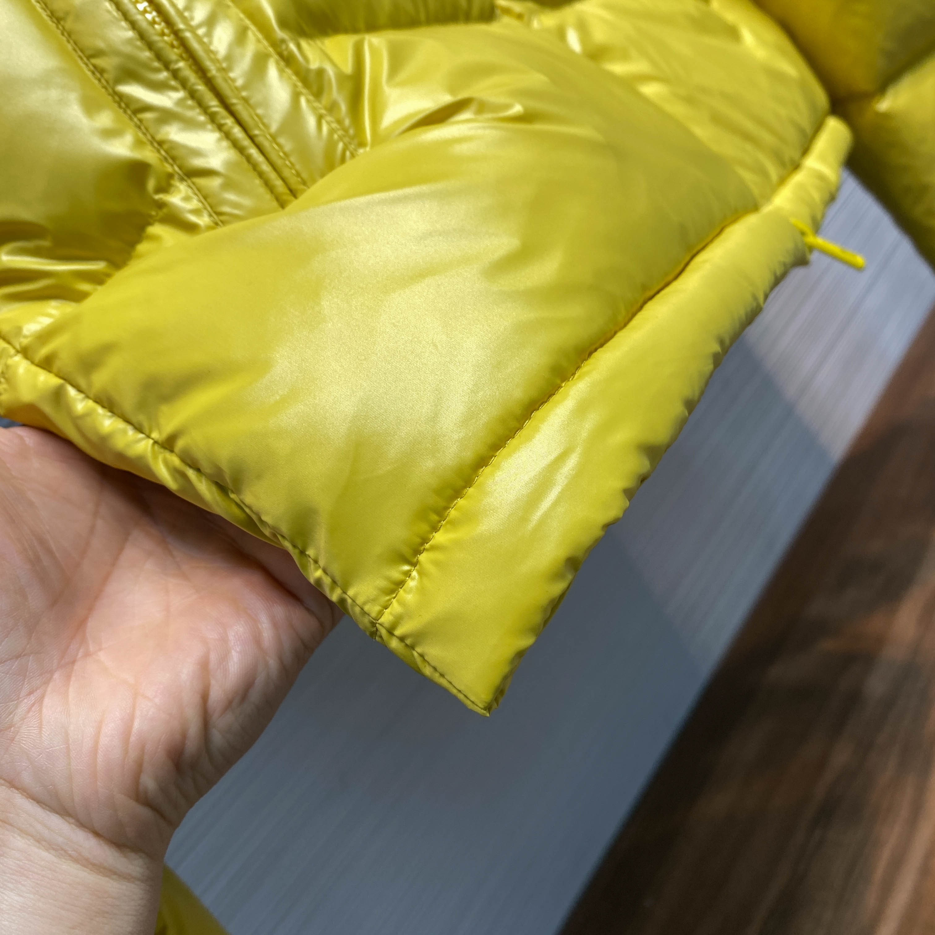 MOC25FW秋冬新款高密度漆面尼龙立领羽绒夹克，男女同款经典毛毡徽章口袋时尚拉链羽绒服外套！贸易公司渠