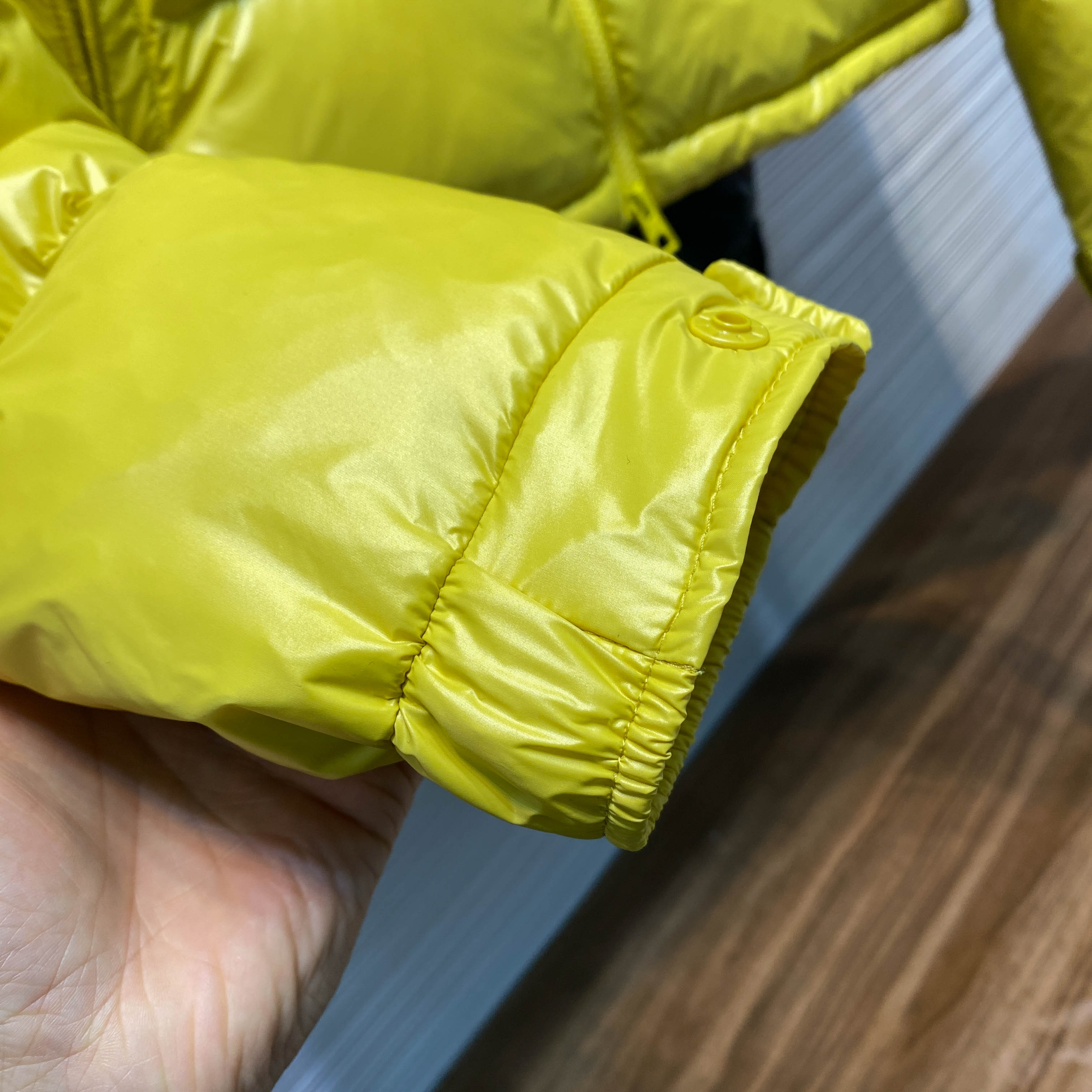 MOC25FW秋冬新款高密度漆面尼龙立领羽绒夹克，男女同款经典毛毡徽章口袋时尚拉链羽绒服外套！贸易公司渠