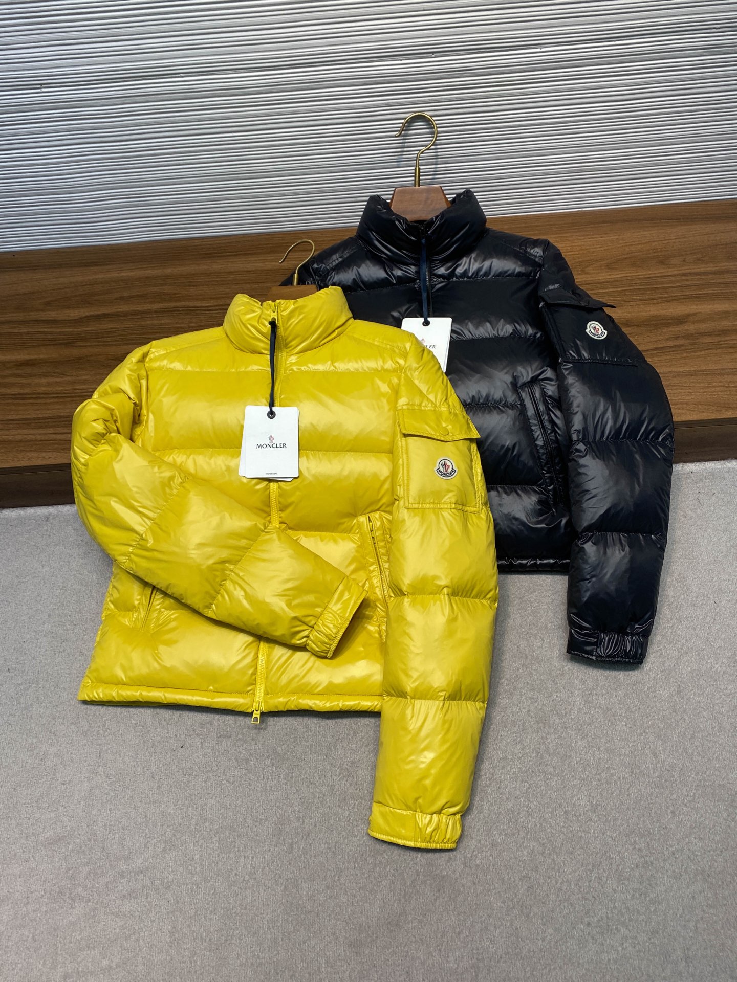 MOC25FW秋冬新款高密度漆面尼龙立领羽绒夹克，男女同款经典毛毡徽章口袋时尚拉链羽绒服外套！贸易公司渠