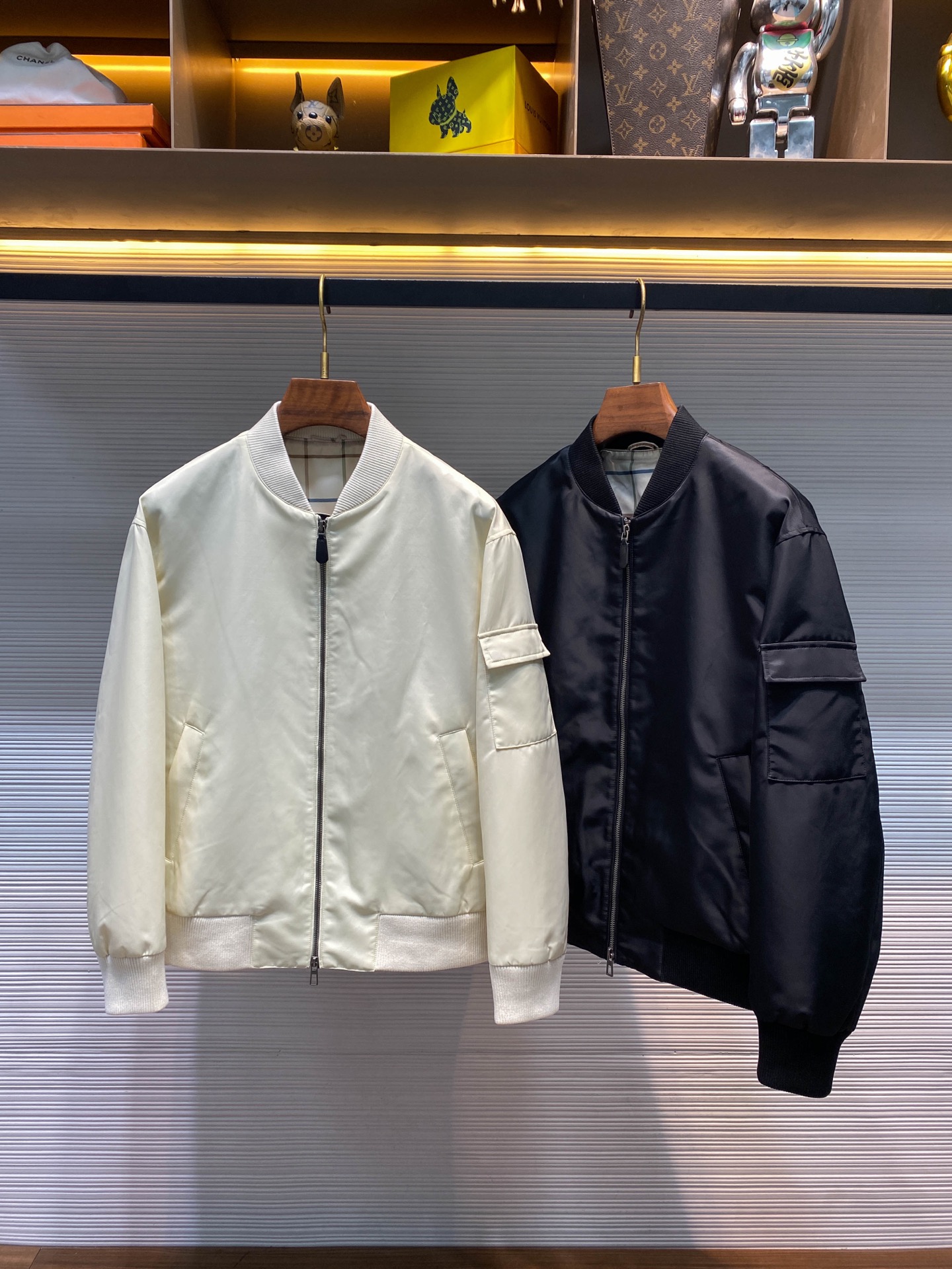 NO:638747,-LFW's new autumn and winter high-density waterproof nylon stand-collar warm cotton coats, men's suede contrast placket pilot zipper jackets and cotton coats!  Trading company channels are rare and available on the official website simultaneously!  When the seasonal wheel slowly turns, with its unique fashion perspective, it once again adds a touch of style that cannot be ignored to men's wardrobe!  Beckham's eye-catching interpretation of the men's baseball collar quilted jacket is not only an affectionate tribute to the classic flight jacket, but also an accurate capture of modern men's fashion needs!  As a must-have item in the season, thermal insulation performance is naturally one of the indispensable considerations. This cotton-padded bomber jacket adopts a quilted design in the inner liner, which not only ensures the lightness of the jacket, but also greatly improves its thermal insulation performance. Even in the cold and windy streets, it can provide you with just the right amount of warmth!  This design not only satisfies people's pursuit of comfort, but also reflects the brand's deep insight and understanding of consumer needs!  When it comes to fabric selection, it also shows its professionalism and care. The nylon fabric not only has excellent wear resistance, wrinkle resistance and elastic recovery ability, but also shows extraordinary durability and practicality while maintaining crispness and style. Whether it is faced with various challenges in daily wear or the vagaries of the season, this jacket can easily cope with it, showing its excellent performance and quality!  Opening the inside of the jacket, the classic plaid lining comes into view. This detailed design undoubtedly adds a bit of luxury and sophistication to the entire jacket!  From the first glance, this jacket firmly caught my eye with its classic yet innovative design language!  It retains the iconic tough lines and crisp silhouette of the flight jacket, as if every cut contains the yearning for the sky and the pursuit of freedom!  But they didn't stop there, they carefully polished and upgraded the details, giving this jacket a new shine on top of the classic!  The cuffs, hem and collar, these seemingly insignificant parts, have become the key to improving the overall texture in the hands of the designer. The classic knitted thread design is chosen to add a bit of delicacy and warmth to the jacket!  The contrasting eco-leather decoration at the bottom placket is the finishing touch of this jacket. The collision of the dazzling color and the eco-leather material not only breaks the dullness of the traditional bomber jacket, but also finds the perfect balance between fashion and environmental protection!  The wide flaps on both sides and the diagonal pocket design add a bit of practicality and retro charm to this jacket, while the integrated flap design cleverly avoids the obtrusiveness of the pockets and makes the overall shape more harmonious and unified!  Black/off-white, two colors available!  Sizes M-3XL M size shoulder width 51cm - bust 116cm - dress length 63cm - sleeve length 57cm L size shoulder width 52cm - chest size 120cm - dress length 64cm - sleeve length 58cm  3XL size, shoulder width 56cm - bust 132cm - length 67cm - sleeve length 61cm Recommended size (standard version) Height 174kg, try on L size!  Boys weighing less than 100 pounds should choose M size, -143 pounds should choose L size, 143-156 pounds should choose XL size, 156-170 pounds should choose XXL size, and 170-186 pounds should choose 3XL size!  ,men's clothing,loro piana,jackets & coats,jackets & coats,chamois leather,alexander wang19860909-LFW秋冬新款高密度防水尼龙立领保暖棉衣,男士麂皮绒撞色门襟飞行员式拉链夹克棉服外套！贸易公司渠道稀出,同步官网发售！当季节的轮盘缓缓转动,以其独特的时尚视角,再次为男士们的衣橱增添了一抹不可忽视的风采！小贝演绎吸睛穿搭男士棒球领夹克夹棉外套,不仅是对经典飞行夹克的一次深情致敬,更是对现代男士时尚需求的一次精准捕！ 作为一款季节的必备单品,保暖性能自然是不可或缺的考量因素之一,这款飞行员夹克棉衣外套,在内胆部分采用了夹棉设计,既保证了外套的轻盈度,又大大提升了其保暖性能,即便是寒风凛冽的街头,也能为你提供恰到好处的温暖守护！这种设计不仅满足了人们对于舒适度的追求,更体现了品牌对于消费者需求的深刻洞察与理解！而说到面料选择同样展现出了其专业与用心,锦纶的面料不仅具有优异的耐磨性、抗皱性和弹性恢复能力更能在保持挺括有型的同时展现出非凡的耐用性与实用性,无论是面对日常穿着中的各种挑战还是应对季节的变幻莫测这款外套都能轻松应对展现出其卓越的性能与品质！翻开外套的内里,经典的格纹里布映入眼帘,这一细节设计无疑为整件外套增添了几分奢华与精致感！ 从第一眼望去,这款外套便以其经典而又不失新意的设计语言,牢牢抓住了我的目光！它保留了飞行夹克那标志性的硬朗线条与挺括版型,仿佛每一道剪裁都蕴含着对天空的向往与对自由的追求！但并未止步于此,他们在细节上进行了精心的打磨与升级,让这款外套在经典之上绽放出了新的光芒！袖口、下摆与领口,这些看似微不足道的部分,在设计师手中却化为了提升整体质感的关键所在,选用了经典的针织螺纹设计,为外套增添了几分细腻与温暖！而底门襟处的撞色环保皮装饰,则是这款外套的点睛之笔,一抹亮眼的色彩与环保皮材质的碰撞,不仅打破了传统飞行员夹克的沉闷感,更在时尚与环保之间找到了完美的平衡点！两侧宽大的袋盖斜插袋设计则为这款外套增添了几分实用性与复古韵味,而一体式袋盖的设计则巧妙地避免了口袋的突兀感使整体造型更加和谐统一！黑色/米白,两色入！尺码M-3XL M码肩宽51cm-胸围116cm-衣长63cm-袖长57cm L码肩宽52cm-胸围120cm-衣长64cm-袖长58cm XL码肩宽53cm-胸围124cm-衣长65cm-袖长59cm XXL码肩宽54cm-胸围128cm-衣长66cm-袖长60cm 3XL码肩宽56cm-胸围132cm-衣长67cm-袖长61cm 尺码推荐（标准版型） 身高174-斤,试穿L码合适！ 男生体重斤以内选择M码,-143斤选择L码,143-156斤选择XL码,156-170斤选择XXL码,170-186斤选择3XL码！,男装,loro piana,jackets & coats,jackets & coats,chamois leather,alexander wang,Women's clothing