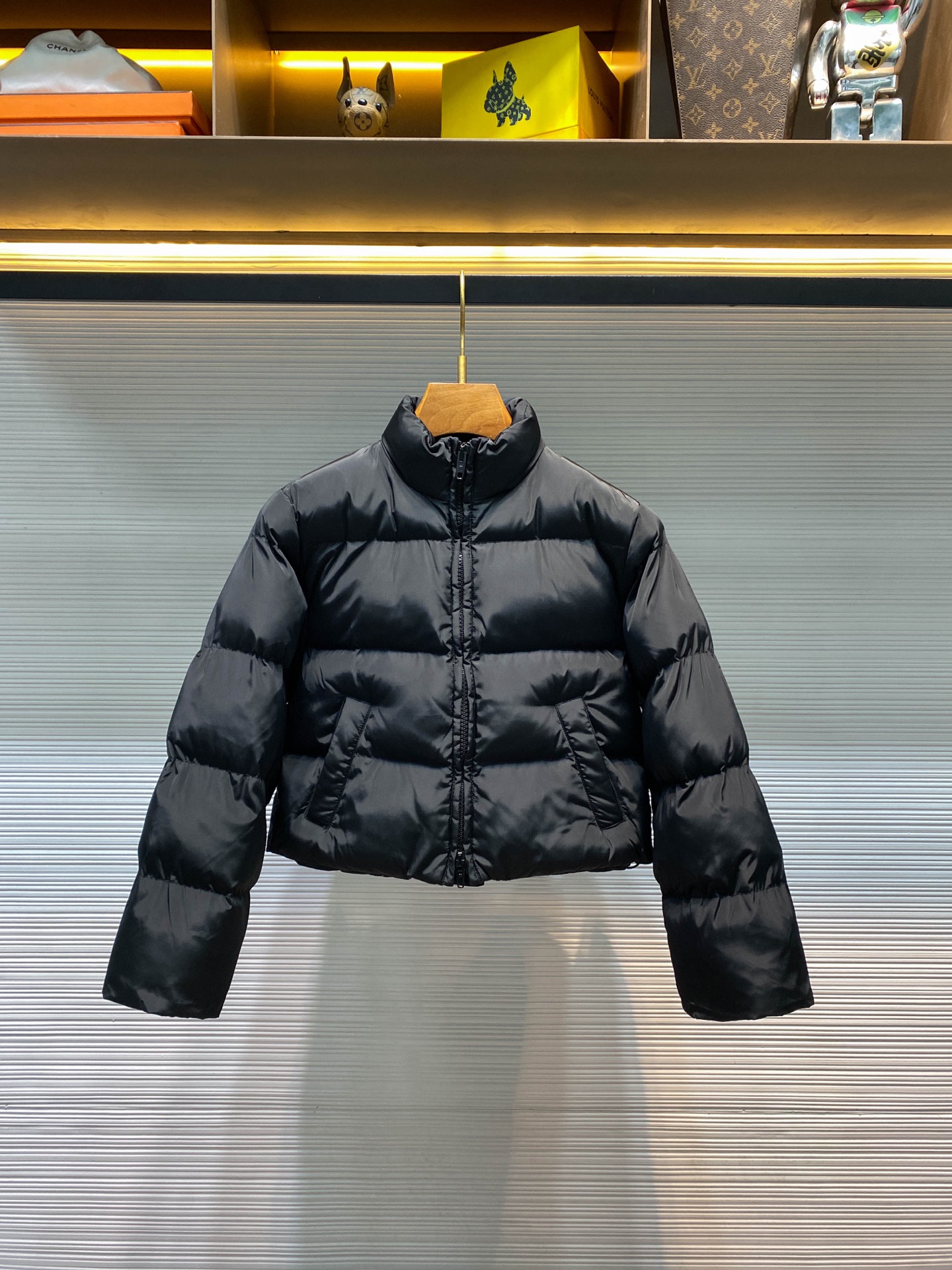 NO:638743,-BA25FW new autumn and winter black high-density nylon stand-collar cotton jacket, women's fashionable short zipper cotton jacket with letter logo embroidery on the back collar!  Trading company channels are rarely available, and the official website is on sale at the same time for 23,500 RMB!  In the fashion industry, BA has always been famous for its unique and avant-garde design style, and the 25 women's short cotton jacket is the latest highlight item launched by the brand. Not only that, it also has many amazing features, making it one of the most popular fashion choices at the moment!  First of all, this jacket is made of customized 75D high-density plain nylon windbreaker material, which is waterproof and breathable. Whether it is rainy days or cold winters, it can continue to lock in temperature and keep you comfortable and warm!  At the same time, this kind of fabric is not only comfortable and durable, but also versatile and attractive, so it can be easily matched with various clothing and occasions!  In addition to the careful selection of fabrics, there is also no ambiguity in the craftsmanship. The imported embroidery machine is used to embroider the letters three-dimensionally, making the jacket more unique and personalized, showing the brand's ultimate pursuit of quality and design in the details!  At the same time, the imported template machine line line/bag opening process is used to make the line smooth and tidy, making the overall shape more refined and fashionable!  In terms of accessories, this jacket has also been carefully customized, with custom letter-engraved snap buttons, eyelets and elastic buckles, as well as the application of double B#8 upper and lower sliders and track tooth zippers, which not only improves the practicality and durability of the jacket, but also adds a sense of fashion and brand characteristics!  Finally, in terms of style design, this jacket adopts a slim fit, which can perfectly show off women’s curves and does not restrict the movement space. Whether it is daily wear or participating in various occasions, it can show elegance and confidence!  Sizes S-L S size shoulder width 41cm - bust 96cm - dress length 50cm - sleeve length 56cm M size shoulder width 42cm - chest cm - dress length 52cm - sleeve length 57cm L size shoulder width 43cm - chest circumference 104cm - dress length 54cm - sleeve length 58cm Size recommendation (standard version) Height 163kg, try on size M which is suitable!  Girls weighing less than 95 pounds should choose size S, those weighing 95-jin should choose size M, and those weighing more than 95 pounds should choose size L!  ,balenciaga-clothing,balenciaga,jackets & coats,jackets & coats,alexander wang19860909-BA25FW秋冬新款黑色高密度尼龙材质立领棉衣夹克,女士后领字母标识刺绣时尚短款拉链棉服外套！贸易公司渠道稀出,同步官网发售23500RMB！在时尚界,BA家一直以其独特而前卫的设计风格而闻名,而25款女士短款棉服夹克则是该品牌最新推出的一款亮点单品,不仅如此它还拥有许多令人惊叹的特点,使其成为当下最受欢迎的时尚选择之一！ 首先这款夹克采用定制75D高密平纹尼龙风衣料制成,具备防水透气性能,无论是在雨天还是在寒冷的冬季,它都能持续锁温并保持舒适暖和！同时这种面料不仅舒适耐穿,还具备百搭耐看的特点,可以轻松搭配各种服饰和场合！除了面料上的精心选择外,在工艺方面也毫不含糊,采用进口绣花机字母立体绣工艺,使得夹克更加别致和个性化,在细节处展现出品牌对质量和设计的极致追求！同时采用进口模板机行线/开袋工艺使得线路平整整洁,让整体造型更加精致和时尚！ 辅料方面,这款夹克同样经过了精心的定制,定制字母刻印四合扣、鸡眼以及松紧扣,以及双B#8号上下拉头以及轨道牙拉链的应用,不仅提升了夹克的实用性和耐用性,还增添了时尚感和品牌特色！最后在版型设计上,这款夹克采用修身版型,能够完美展现女性的曲线美,并且不会束缚活动空间,无论是日常穿搭还是参加各种场合活动,都能展现出优雅与自信！尺码S-L S码肩宽41cm-胸围96cm-衣长50cm-袖长56cm M码肩宽42cm-胸围cm-衣长52cm-袖长57cm L码肩宽43cm-胸围104cm-衣长54cm-袖长58cm 尺码推荐（标准版型） 身高163-斤,试穿M码合适！ 女生体重95斤以内选择S码,95-斤选择M码,斤以上选择L码！,巴黎世家-服装,balenciaga,jackets & coats,jackets & coats,alexander wang,Women's clothing