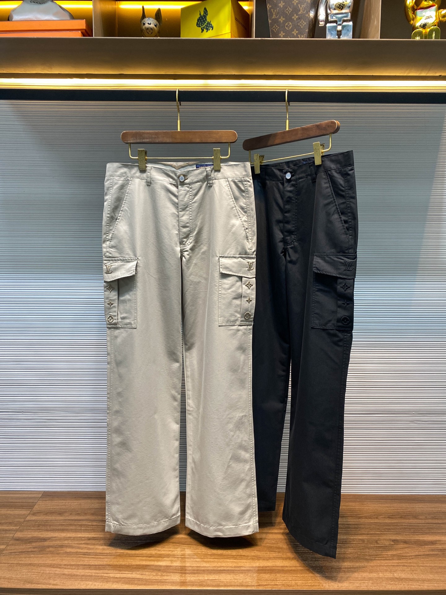 NO:638739,-1V25FW new autumn and winter high-density twill cotton straight overalls, men's classic presbyopic embroidered overalls pocket loose casual trousers!  The trading company channel is rare, and it is available for sale on the official website at the same time for 11RMB!  V's new overalls have become the darling of the fashion industry with their unique design, high-quality fabrics and loose and comfortable fit!  It is not only a piece of pants, but also a symbol of a life attitude and a pursuit of quality and fashion!  These overalls are made of custom-made soft silk cotton sateen fabric, which is comfortable and close to the skin, as if having an intimate dialogue with the skin!  It doesn't have that gorgeous and flamboyant luster, but it has a simple sense of high-end, like a low-key nobleman. Although it is not ostentatious, it exudes a charm that people cannot ignore!  The designer used flip-up work pockets as a canvas, and a pragmatic ritual reconstruction began!  Workwear pockets are an indispensable classic element in workwear style. They represent practicality and toughness!  In this pair of overalls, the designer cleverly uses them as a carrier of creativity and gives them new life!  The old flower logo embroidery is embellished on it. The exquisite embroidery craftsmanship has put the craftsmen's efforts into every stitch and thread!  The classic presbyopia logo symbolizes unparalleled quality and nobility in the fashion industry. It is like a hidden medal, inlaid on the pocket of workwear. It not only retains the practical style of workwear, but also incorporates the unique charm of a luxury brand!  The nameplate patch above the back pocket is like a bright pearl, becoming the finishing touch of the entire design!  There may not be too many decorations, but it implies a kind of confidence that does not need to be shown off!  These overalls are not only a fashion item, but also the perfect fusion of workwear genes and luxury DNA!  It cleverly combines the toughness and practicality of workwear with the sophistication and luxury of luxury brands, unlocking thousands of fashion codes!  Loose fit design, this fit is not body-selective, whether you have a tall model figure or a cute and slightly chubby figure, you can find your own fashion sense in these overalls!  The loose fit gives people a feeling of freedom and unrestraint, allowing you to stretch your body freely while wearing it and enjoy the comfort and happiness brought by fashion!  At the same time, the loose version also adds a sense of spontaneity and freedom to the overall look, making you more confident and calm on the road to fashion!  Black/khaki, two colors included!  Size 48-54 Size 48 waist 88cm - hip 110cm - front 32cm - thigh 70cm - trouser length 114cm - trouser leg 51cm Size 50 waist 92cm - hip 114cm - front 32cm - thigh 72cm - trouser length 115cm - trouser leg 52cm  Size 52 waist 96cm - hip 118cm - front 33cm - thigh 74cm - trouser length 116cm - trouser leg 53cm Size 54 waist 100cm - hip 122cm - front 33cm - thigh 76cm - trouser length 117cm - trouser leg 54cm Recommended size (loose fit) Height 174kg, try on size 50!  Boys weighing less than 100 pounds should choose size 48, -160 pounds should choose size 50, 160-175 pounds should choose size 52, and 175-193 pounds should choose size 54!  ,Louis Vuitton-clothing,louis vuitton,alexander wang19860909-1V25FW秋冬新款 高密度斜纹棉布直筒工装裤,男士经典老花刺绣工装口袋宽松休闲长裤！贸易公司渠道稀出,同步官网发售11RMB！V家新款工装裤以其独特的设计、高品质的面料和宽松舒适的版型,成为了时尚界的宠儿！它不仅仅是一件裤子,更是一种生活态度的象征,一种对品质与时尚的追求！ 这款工装裤采用定制柔光丝棉缎纹面料,着身舒适贴肤,仿佛与肌肤进行了一场亲密的对话！它没有那种华丽张扬的光泽,却自带一种质朴的高级感,就像一位低调的贵族,虽不张扬,却散发着让人无法忽视的魅力！设计师以翻盖工装口袋为画布,一场实用主义的仪式感重构就此展开！工装口袋本就是工装风格中不可或缺的经典元素,它代表着实用与坚韧！而在这款工装裤上,设计师巧妙地将其作为创意的载体,赋予了它新的生命！老花标识刺绣点缀其上,那精致的刺绣工艺,每一针每一线都倾注了匠人的心血！经典老花标识在时尚界象征着无与伦比的品质与尊贵,它如同隐秘的勋章,镶嵌在工装口袋之上,既保留了工装的实用风格,又融入了奢侈品牌的独特韵味！ 后袋上方铭牌贴饰宛如一颗璀璨的明珠,成为了整个设计的点睛之笔！或许没有过多的装饰,却暗含着一种无需炫耀的自信！这款工装裤不仅仅是一件时尚单品,更是工装基因与奢侈DNA的完美融合！它将工装的硬朗与实用,与奢侈品牌的精致与奢华巧妙地结合在一起,解锁了万种风尚密码！宽松版型设计,这种版型不挑身材,无论你是身材高挑的模特身材,还是身材微胖的可爱型,都能在这款工装裤中找到属于自己的时尚感觉！宽松的版型给人一种自由自在、无拘无束的感觉,让你在穿着的过程中能够尽情地舒展身体,享受时尚带来的舒适与快乐！同时宽松的版型也为整体造型增添了一份随性与洒脱,让你在时尚的道路上更加自信从容！黑色/卡其,两色入！尺码48-54 48码腰围88cm-臀围110cm-前档32cm-大腿围70cm-裤长114cm-裤脚51cm 50码腰围92cm-臀围114cm-前档32cm-大腿围72cm-裤长115cm-裤脚52cm 52码腰围96cm-臀围118cm-前档33cm-大腿围74cm-裤长116cm-裤脚53cm 54码腰围100cm-臀围122cm-前档33cm-大腿围76cm-裤长117cm-裤脚54cm 尺码推荐（宽松版型） 身高174-斤,试穿50码合适！ 男生体重斤以内选择48码,-160斤选择50码,160-175斤选择52码,175-193斤选择54码！,路易威登-服装,louis vuitton,alexander wang,Women's clothing