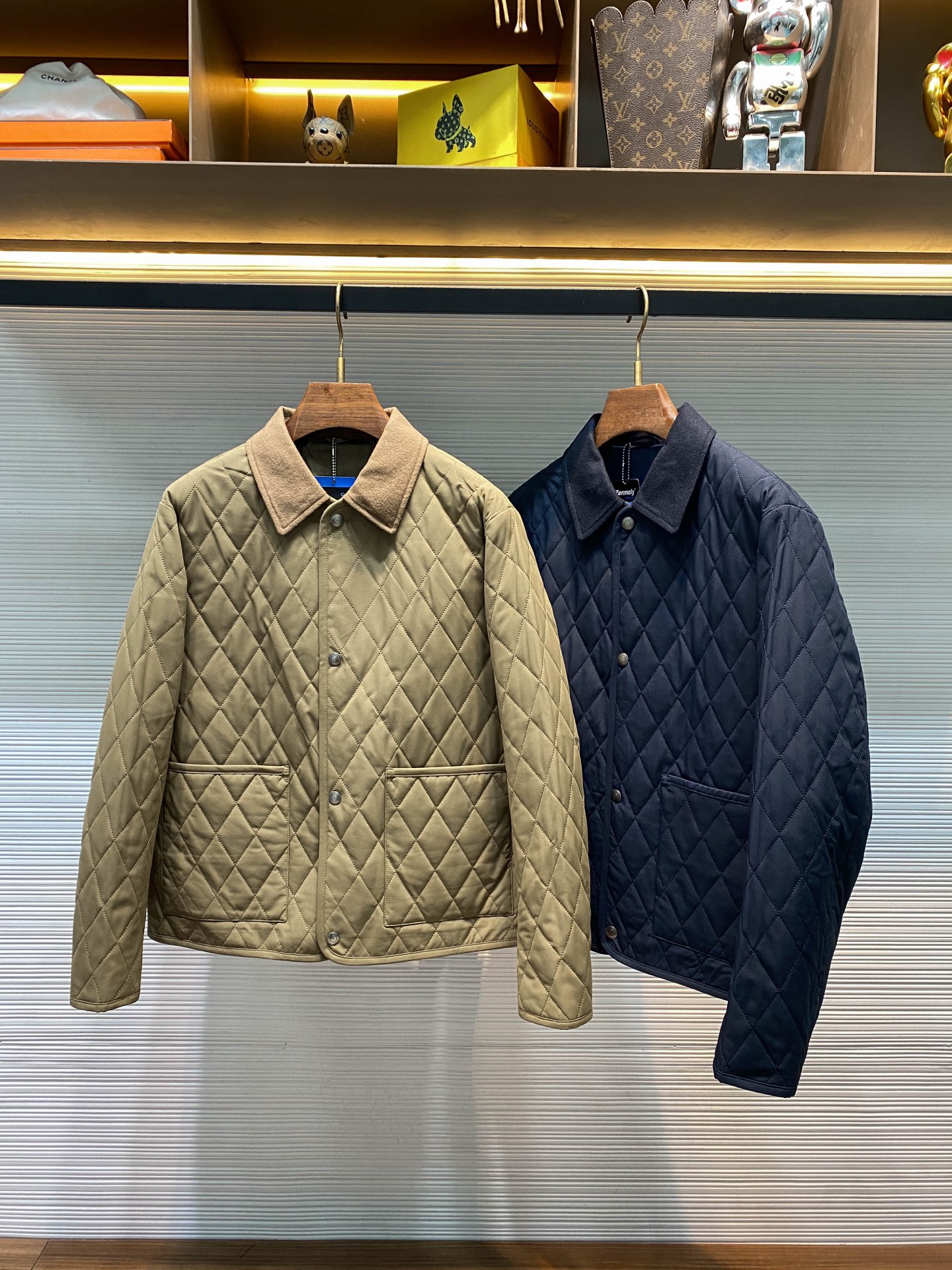 NO:638735,-LFW new autumn and winter fashionable wool knitted lapel spliced ​​cotton coat, men’s classic diamond pattern quilted old money style warm cotton jacket!  Trading company channels are rare and available on the official website simultaneously!  LP's new quilted cotton coat will instantly give you an elegant and classic look!  The unique textile technology locks in temperature on the upper body. In autumn and winter, you don’t need heavy cotton clothes, and you can stay warm at all times easily and casually. It is definitely the best choice for people with taste!  The fabric is made of selected polyester fiber imported from customers. It has high density and thick fabric texture. It is windproof and waterproof fabric. It is really suitable in this season. It can effectively resist the cold wind and is very convenient even for outdoor travel. Its warm and delicate feel makes people feel loved, and it is as comfortable as skin care!  And the texture is unparalleled, whether it is the delicate and smooth touch or the lustrous and rich fabric, it demonstrates its high quality!  In terms of warmth, the jacket is filled with Zermoly high-efficiency warm velvet cotton, which is authoritatively certified and has excellent warmth retention!  , the fabric is treated with special technology, is crisp and stylish, and feels full, bringing you warm companionship, making it an indispensable fashion item in your wardrobe!  Not only are quilted jackets extremely warm, they are also lightweight and comfortable, allowing you to wear them with ease!  The neckline is decorated with a fashionable fur collar with contrasting color splicing, ensuring the best skin-friendliness and beauty!  The simple and capable design is full of temperament and elegance. Coupled with the neat tailoring technique, the shape of the upper and lower back is fit and docile, and the outline is straight and strong!  The pocket is a designed work of art that can withstand scrutiny. The angle of the quilting and the arc of the line are all professionally designed. Every stroke and every painting has its own meaning!  The designers and craftsmen have skillfully matched the colors in a tacit manner, making them fashionable and handsome yet comfortable!  The wide version is stylish and fashionable. It can be easily controlled by people of different body shapes. It doesn’t matter who wears it. It is simply every man’s dream dress!  Navy blue/coffee, two colors included!  Sizes M-3XL M size shoulder width 47cm - bust 114cm - dress length 64cm - sleeve length 60cm L size shoulder width 48cm - chest size 118cm - dress length 65cm - sleeve length 61cm  3XL size, shoulder width 52cm - bust cm - dress length 68cm - sleeve length 64cm Recommended size (standard version) Height 174kg, try on L size!  Boys weighing less than 100 pounds should choose M size, -143 pounds should choose L size, 143-156 pounds should choose XL size, 156-170 pounds should choose XXL size, and 170-186 pounds should choose 3XL size!  ,men's clothing,loro piana,jackets & coats,jackets & coats,alexander wang19860909-LFW秋冬新款时尚羊毛针织翻领拼接棉衣,男士经典菱形格绗缝老钱风保暖棉服夹克外套！贸易公司渠道稀出,同步官网发售！LP新款绗缝棉衣,上身即刻拥有高雅和经典品位的人士！独特的纺织工艺,上身即锁温,在秋冬时刻不需厚重棉服,也能轻松洒脱时刻保暖,绝对是品位人士的不二之选！ 面料精选客供进口聚酯纤维成分打造,具有高密度和厚实的面料质地,防风防水面料,在这个季节真的太适合了,有效抵御寒风,即使是户外出行也是很方便,其温润细腻的手感令人心生疼爱之情,仿佛亲肤般舒适！而且质感无与伦比,无论是细腻顺滑的触感还是光泽丰盈的面料,都彰显了其高品质！在保暖方面,该夹克内里填充采用热魅丽Zermoly高效暖绒棉,权威认证,具有极佳的保暖性！,特殊工艺处理面料,挺括有型,手感饱满,为您带来温暖的陪伴,使其成为您衣橱中不可或缺的时尚单品！夹棉夹克不仅极具保暖性,更是轻盈而舒适,让您穿着时轻松自如！ 领口以时尚的翻毛领撞色拼接装饰,保证了最佳的亲肤性和美观性！简单干练的设计,富有气质又不失儒雅,加上利落的剪裁手法,使得上身后的版型合体服帖,轮廓挺拔硬朗！而口袋是经过设计的经得住推敲的艺术品,绗线的角度,走线的弧度都是经过专业的设计,每一笔每一画都有他的意义！设计师与工艺师巧夺天工的颜色默契搭配,在时尚潇洒帅气之下又尽享舒适！版型宽阔款式,有型又时尚,对于不同身形的人来说都是可以轻松驾驭的,不挑人穿,简直就是每位男士的梦中情衣！藏青色/咖色,两色入！尺码M-3XL M码肩宽47cm-胸围114cm-衣长64cm-袖长60cm L码肩宽48cm-胸围118cm-衣长65cm-袖长61cm XL码肩宽49cm-胸围122cm-衣长66cm-袖长62cm XXL码肩宽50cm-胸围126cm-衣长67cm-袖长63cm 3XL码肩宽52cm-胸围cm-衣长68cm-袖长64cm 尺码推荐（标准版型） 身高174-斤,试穿L码合适！ 男生体重斤以内选择M码,-143斤选择L码,143-156斤选择XL码,156-170斤选择XXL码,170-186斤选择3XL码！,男装,loro piana,jackets & coats,jackets & coats,alexander wang,Women's clothing