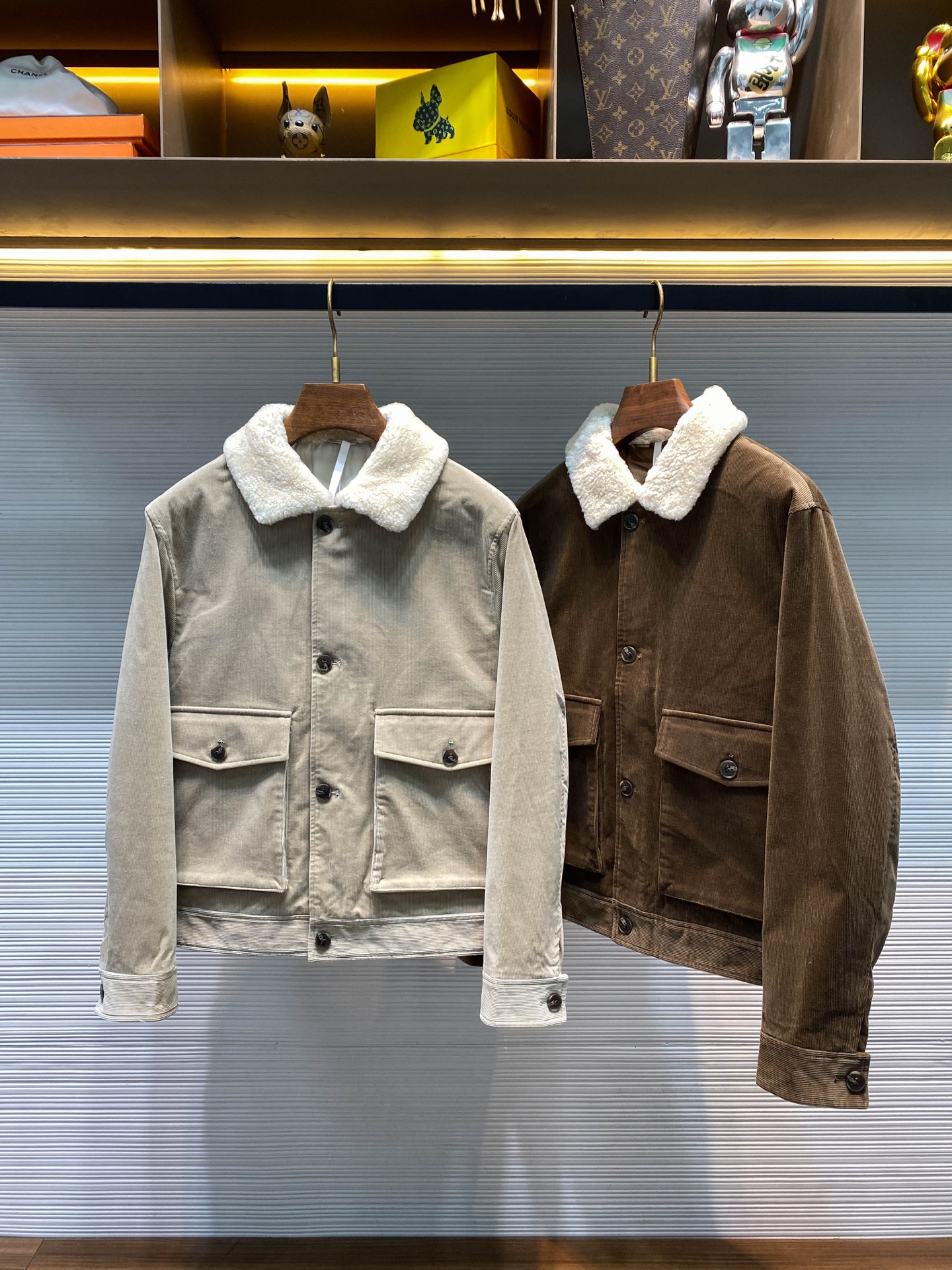 NO:638750,-TODS25FW new autumn and winter imported corduroy fabric retro cotton jacket, men's fashionable lamb wool contrasting lapel retro old money style jacket warm cotton jacket!  Trading company channels are rare and available on the official website simultaneously!  Tods' latest old-money style cotton jacket for autumn and winter. The brown one has a retro bookish feel, while the black one is classic and timeless. Both colors can be easily matched with basic items in the wardrobe!  Paired with straight-leg trousers, it is standard smart casual. Put on jeans and it can instantly become casual!  This bomber jacket completely subverts this stereotype. The fabric is made of 16-pit corduroy fabric of 98.6 cotton mixed with 1.4 spandex. It is reborn in the classic pilot style, with both retro texture and clean lines of modern design!  The first feeling when I put it on is that it is so special. Different from the heavy weight of traditional corduroy, the fabric mixed with spandex has just the right amount of elasticity, so it is not restrictive at all when moving!  The 60g thermal insulation cotton inside is lightly and evenly filled, which will not destroy the natural drape of the corduroy and can effectively lock in body temperature!  The thickness is cleverly designed, making it suitable for late autumn when worn alone, or layered with a turtleneck sweater to cope with the chill of early winter!   The most surprising thing are the details that look casual but are actually meticulous. The lambswool lapels are soft and skin-friendly. They stand up to keep out the wind and keep you warm. When they are turned down, they add a sense of leisure!  The hidden placket design makes the overall lines extra clean, and the 4 resin buttons are fixed just right!  The No. 5 metal double zipper is equipped with a leather zipper piece. The leather of the upper zipper puller and the electroplated gun color of the lower zipper piece form a subtle contrast. This is a small thought that only the wearer knows!  The functional design also pays attention to it. The combination of vertical pockets and side opening pockets on the front is practical and beautiful, and the button decoration on the bag cover adds a sense of hierarchy!  The one-piece cut on the back fully displays the texture of the corduroy, and the adjustable tabs on the waist can fine-tune the shape to fit your body!  The solid color lining inside is smooth and comfortable, and will not generate static electricity with the sweater when putting it on or taking off!  Beige/coffee color, two colors available!  Sizes M-3XL M size shoulder width 48cm - bust 116cm - dress length 63cm - sleeve length 60cm L size shoulder width 49cm - chest size 120cm - dress length 64cm - sleeve length 61cm  3XL size, shoulder width 52cm-bust 132cm-length 67cm-sleeve length 64cm. Size recommendation (standard version). Height 174-140 catties, try on L size!  Boys weighing less than 130 pounds should choose M size, 130-144 pounds should choose L size, 144-158 pounds should choose XL size, 158-172 pounds should choose XXL size, and 172-188 pounds should choose 3XL size!  ,men's clothing,Tod's,jeans,jackets & coats,jackets & coats,sweaters,alexander wang19860909-TODS25FW秋冬新款进口灯芯绒面料复古棉衣,男士时尚羊羔毛撞色翻领复古老钱风夹克保暖棉服外套！贸易公司渠道稀出,同步官网发售！Tods秋冬最新老钱风棉服外套,棕色款带着复古书卷气,黑色款经典永不过时,两个颜色都能轻松搭配衣柜里的基础单品！搭配直筒西裤是标准的smart casual,换上牛仔裤又能瞬间变休闲！ 这款飞行员夹克彻底颠覆这一刻板印象,面料方面甄选98.6棉混1.4氨纶的16坑条灯芯绒面料,在经典飞行员版型下焕发新生,既有复古质感,又带着现代设计的利落线条！穿上身的第一感觉是太特别了,不同于传统灯芯绒的厚重,混入氨纶的面料带着恰到好处的弹性,活动时完全不会拘束！内里60克保温棉填充得轻薄均匀,既不会破坏灯芯绒的自然垂坠感,又能有效锁住体温！厚度设计得聪明,单穿适合深秋,内搭高领毛衣更能应对初冬寒意！  最让人惊喜的是那些看似随意实则精心的细节,羊羔毛翻领柔软亲肤,立起来挡风保暖,翻下来又添几分休闲感！隐藏式门襟设计让整体线条格外干净,4颗树脂纽扣固定得恰到好处！5号金属双拉链配皮质拉链片,上拉链头的皮质与下拉链片的电镀枪色形成微妙对比,是只有穿着者才知道的小心思！功能性设计同样讲究,前侧的竖向挖袋和侧向开袋组合实用又美观,袋盖上的纽扣装饰增添层次感！后背的一片式剪裁完整展现灯芯绒的纹理走向,腰侧调节袢可以随身材微调版型！内里纯色衬布顺滑舒适,穿脱时不会和毛衣产生静电！米灰色/咖色,两色入！尺码M-3XL M码肩宽48cm-胸围116cm-衣长63cm-袖长60cm L码肩宽49cm-胸围120cm-衣长64cm-袖长61cm XL码肩宽50cm-胸围124cm-衣长65cm-袖长62cm XXL码肩宽51cm-胸围128cm-衣长66cm-袖长63cm 3XL码肩宽52cm-胸围132cm-衣长67cm-袖长64cm 尺码推荐（标准版型） 身高174-140斤,试穿L码合适！ 男生体重130斤以内选择M码,130-144斤选择L码,144-158斤选择XL码,158-172斤选择XXL码,172-188斤选择3XL码！,男装,Tod's,jeans,jackets & coats,jackets & coats,sweaters,alexander wang,Women's clothing