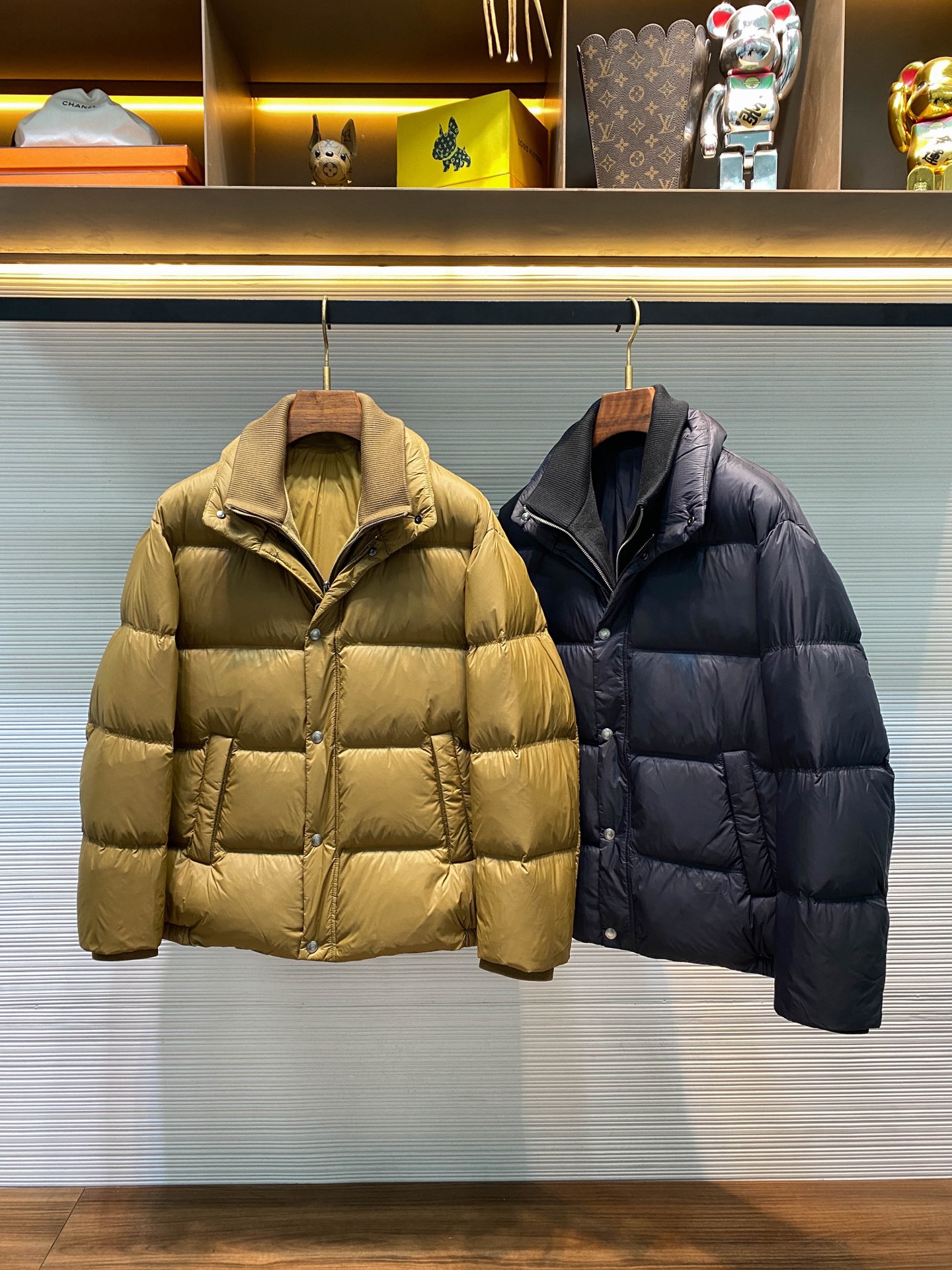 NO:638719,-LFW's new autumn and winter densely woven nylon waterproof zipper down jacket, men's double-layer collar and double placket design, fashionable fake two-piece down jacket!  Trading company channels are rare and available on the official website simultaneously!  LP's new autumn and winter fake two-piece down jacket is dedicated. Whether you are pursuing simple fashion or exquisite elegance, it can meet your needs and allow you to switch styles confidently in different occasions!  This down jacket is made of imported fabrics supplied by customers. This style has complex workmanship and sufficient materials. It is carefully woven from two kinds of fabrics. Fabric A is nylon (commonly known as three-proof fabric, windproof, waterproof and tear-proof). Fabric B is made of 50 wool polyester fiber on the inner placket of the double placket. It comes from high-quality fabrics from a supplier that has been specialized in exporting for decades. It has excellent windproof and waterproof properties, effectively resists the cold wind and flying snow, and creates an indestructible thermal barrier for you!  Filled with top-grade imported down, which has been strictly screened and finely processed, with a down content of up to 200g, outstanding fluffiness, and ultimate warmth retention effect. Even in an icy and snowy environment, it can make you feel as warm as the warm spring sun!  Every stitch demonstrates exquisite production craftsmanship, is uniform, fine and extremely strong, eliminating the phenomenon of down velvet drilling and ensuring the durability and high quality of the down jacket!  The unique double-layer collar design and high-quality knitted rib fabric closely fit the neck skin and effectively block the invasion of cold wind. The outer layer is a fashionable collar that echoes the body of the garment!  It can add a neat and capable feel to the stand-up collar, or create an elegant and casual temperament to the lapel. It not only doubles the warmth, but also visually enriches the overall style level, showing a unique fashion charm!  The loose fit design cleverly avoids the bulkiness of traditional down jackets and provides you with ample space for movement, allowing you to still stretch your limbs freely in winter and enjoy an unfettered and comfortable experience!  Black/brown, two colors included!  Sizes M-3XL M size shoulder width 52cm-bust 120cm-shirt length 67cm-sleeve length 57cm L size shoulder width 53cm-chest 124cm-shirt length 68cm-sleeve length 58cm  3XL size, shoulder width 56cm - bust 136cm - length 71cm - sleeve length 61cm Recommended size (standard version) Height 174kg, try on L size!  Boys weighing less than 100 pounds should choose M size, -148 pounds should choose L size, 148-162 pounds should choose XL size, 162-176 pounds should choose XXL size, and 176-190 pounds should choose 3XL size!  ,men's clothing,loro piana,jackets & coats,jackets & coats,down jacket,alexander wang19860909-LFW秋冬新款密织尼龙防水拉链羽绒夹克,男士双层领双门襟设计时尚假两件羽绒服外套！贸易公司渠道稀出,同步官网发售！LP秋冬新款假两件羽绒服奉献,无论是追求简约时尚还是精致优雅,它都能满足你的需求,让你在不同场合中自信切换风格！ 这款羽绒服采用客供进口面料,本款做工复杂用料足,选用两种面料精心织造而成,面料A锦纶（通称三防面料,防风防水防撕裂）,面料B双门襟内门襟处采用50羊毛聚酯纤维,源自几十年专做出口的供应商高品质面料,具备卓越的防风防水性能,有效抵御凛冽寒风与纷飞雪花,为你打造坚不可摧的保暖屏障！填充的顶级进口羽绒,经过严格筛选与精细处理,含绒量高达200g,蓬松度出众,保暖效果堪称极致,即使在冰天雪地的环境中,也能让你感受到如春日暖阳般的融融暖意！每一道缝线都彰显着精湛的制作工艺,均匀细密且牢固无比,杜绝羽绒钻绒现象,确保羽绒服的耐用性与高品质！ 别具匠心的双层领设计,高品质针织罗纹面料,紧密贴合颈部肌肤,有效阻挡寒风入侵,外层则是与衣身相呼应的时尚领型！可为立领增添利落干练之感,或为翻领营造优雅随性气质,不仅保暖加倍,更在视觉上丰富了整体造型层次,展现出独特的时尚韵味！采用宽松的版型设计,巧妙地避开了传统羽绒服的臃肿感,为你提供充足的活动空间,让你在冬日里依然能够自由伸展肢体,尽情享受无拘无束的舒适体验！黑色/棕色,两色入！尺码M-3XL M码肩宽52cm-胸围120cm-衣长67cm-袖长57cm  L码肩宽53cm-胸围124cm-衣长68cm-袖长58cm  XL码肩宽54cm-胸围128cm-衣长69cm-袖长59cm  XXL码肩宽55cm-胸围132cm-衣长70cm-袖长60cm  3XL码肩宽56cm-胸围136cm-衣长71cm-袖长61cm 尺码推荐（标准版型） 身高174-斤,试穿L码合适！ 男生体重斤以内选择M码,-148斤选择L码,148-162斤选择XL码,162-176斤选择XXL码,176-190斤选择3XL码！,男装,loro piana,jackets & coats,jackets & coats,down jacket,alexander wang,Women's clothing