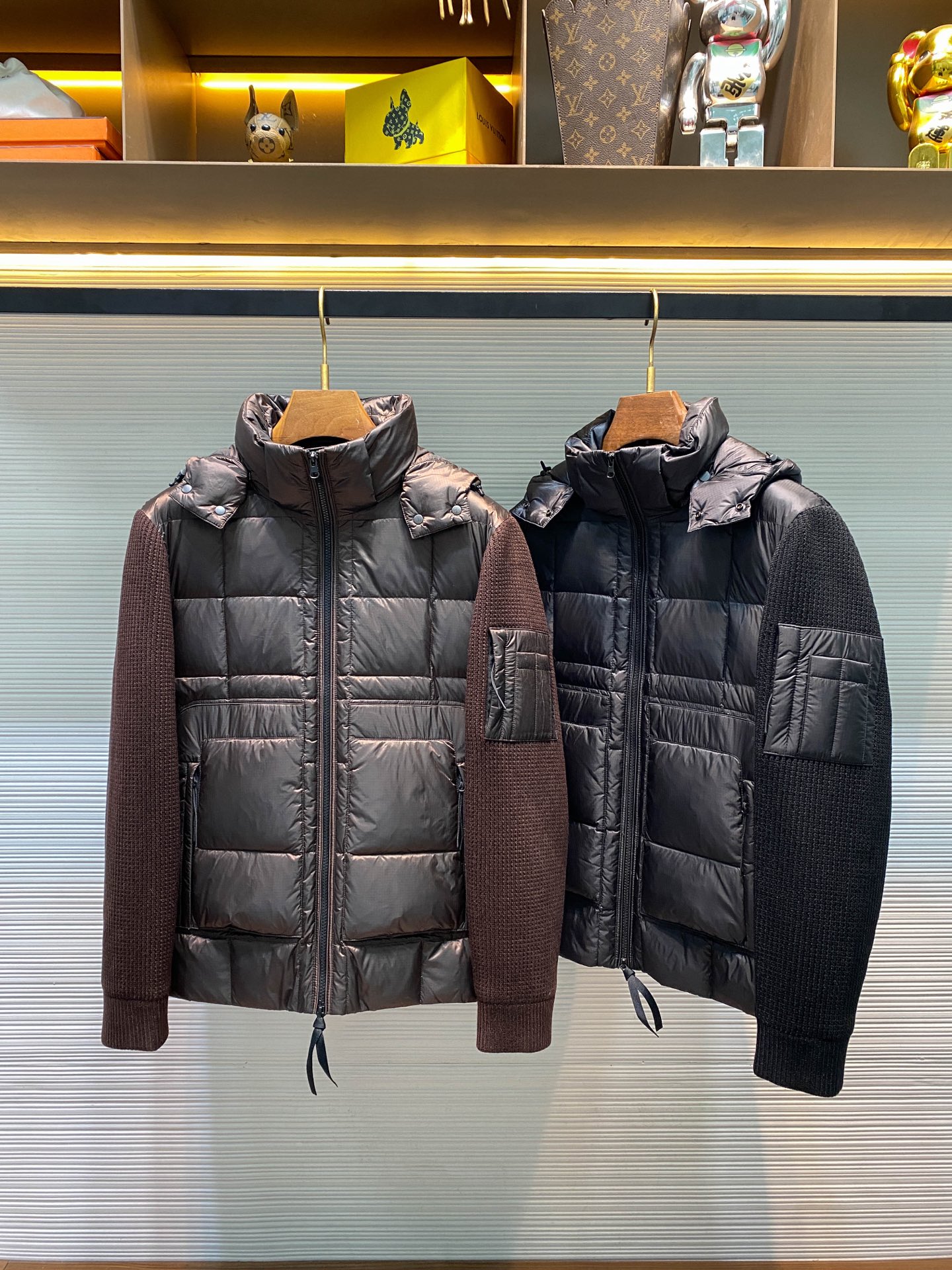 NO:639181,-CFW new autumn and winter nylon knitted splicing zipper down jacket, men's detachable hooded stand collar fashionable and versatile down jacket!  Trading company channels are rare and available on the official website simultaneously!  CP's new autumn and winter knitted splicing down jacket is presented. When paired with corduroy trousers, it looks like it just came from the winter market in Tuscany. When paired with jeans, it can instantly blend into the streets of Manhattan!  In the season when you need to balance style and temperature, this down jacket is like a guide who understands many languages, switching between the city and nature freely!  The main part is made of nylon windproof fabric, combined with diamond quilting technology, to firmly lock in the white duck down with 90% down content (112g down content in size L), perfectly achieving lightweight warmth and excellent windproof performance!  The sleeves and back use five-element blended knitting technology (58.4 polyester fiber + 15.4 acrylic fiber + 12.1 nylon. 9 viscose fiber + 3.2 sheep wool), which not only ensures excellent elasticity but also presents a delicate texture!  When the square quilting is spread out on the nylon fabric, 112 grams of white duck down in size L has a home in the grid. The dark brown color is like parchment soaked in coffee, and the black color is like the midnight sky. Both colors tell the dialogue between the earth and the city!   In terms of the overall shape, it adopts a high-collar silhouette design, which not only improves the thermal performance of the clothing, but also adds a sense of sophistication and neatness!  The moderately loose tailoring not only ensures the wearer's comfort during various dynamic activities, but also cleverly integrates modern styling, making this down jacket both practical and fashionable!  The detachable stand-up collar hood design can be flexibly adapted to the needs of various wearing scenarios. The built-in adjustment fasteners on the rim of the hood make it easy to adjust!  The oblique zipper pocket and the hidden storage pocket on the sleeve side are cleverly combined to create a practical storage system!  The ribbed knitted stand-up collar and hem closing design effectively prevent cold wind from pouring in. The metal zipper puller is engraved with the brand logo, highlighting the quality!  Available in dark coffee and black color options, inspired by the harmonious dialogue between earth tones and urban night scenes!  Black/coffee, two colors available!  Size M-3XL M size shoulder width 46cm - bust 114cm - dress length 64cm - sleeve length 62cm L size shoulder width 47cm - chest length 118cm - dress length 66cm - sleeve length 63cm  3XL size, shoulder width 50cm - bust cm - dress length 71cm - sleeve length 67cm Recommended size (standard version) Height 174kg, try on L size!  Boys weighing less than 100 pounds should choose M size, -143 pounds should choose L size, 143-156 pounds should choose XL size, 156-170 pounds should choose XXL size, and 170-186 pounds should choose 3XL size!  ,men's clothing,jeans,jackets & coats,jackets & coats,down jacket,sheepskin,hats,alexander wang19860909-CFW秋冬新款尼龙针织拼接拉链羽绒夹克,男士可拆卸连帽立领时尚百搭羽绒服外套！贸易公司渠道稀出,同步官网发售！CP家秋冬新款针织拼接羽绒服奉献,搭配灯芯绒长裤仿佛刚从托斯卡纳的冬日集市走来,配上牛仔裤又能瞬间融入曼哈顿的街头！在需要兼顾风度与温度的时节,这件羽绒服就像一位懂得多国语言的向导,在城市与自然之间自如切换！ 主体部分采用锦纶防风面料,结合菱形绗缝工艺,牢牢锁住90绒子含量的白鸭绒（L码充绒量112g）,完美实现轻量保暖与卓越防风性能！袖子和后背则运用五元混纺针织技术（58.4聚酯纤维+15.4腈纶+12.1锦纶.9粘胶纤维+3.2绵羊毛）,既保证了出色的弹性活动度,又呈现出细腻的肌理质感！当方形绗缝在锦纶面料上铺展开来,L码112克白鸭绒便在格子里安了家,深咖色像是浸过咖啡的羊皮纸,黑色则如同子夜的苍穹,两种色彩都在诉说着大地与都市的对话！  在整体造型上,采用了高领的轮廓设计,不仅提升了服装的保暖性能,还增添了一份干练与利落感！适度宽松的裁剪方式不仅确保了穿着者在各种动态活动中的舒适感,还巧妙地融合了现代造型风格,使得这款羽绒服既实用又不失时尚感！可拆卸立领连帽设计,灵活适配多种穿搭场景需求,帽缘内置调节扣件,方便调节！斜插式拉链口袋与袖侧隐形储物袋巧妙结合,构建实用收纳系统！罗纹针织立领与下摆收口设计,有效防止冷风灌入,金属拉链头精刻品牌标识,彰显品质！提供深咖与黑色双色选择,灵感汲取自大地色系与都市夜景的和谐对话！黑色/咖色,两色入！尺码M-3XL M码肩宽46cm-胸围114cm-衣长64cm-袖长62cm L码肩宽47cm-胸围118cm-衣长66cm-袖长63cm XL码肩宽48cm-胸围122cm-衣长68cm-袖长64cm XXL码肩宽49cm-胸围126cm-衣长70cm-袖长65cm 3XL码肩宽50cm-胸围cm-衣长71cm-袖长67cm 尺码推荐（标准版型） 身高174-斤,试穿L码合适！ 男生体重斤以内选择M码,-143斤选择L码,143-156斤选择XL码,156-170斤选择XXL码,170-186斤选择3XL码！,男装,jeans,jackets & coats,jackets & coats,down jacket,sheepskin,hats,alexander wang,Women's clothing