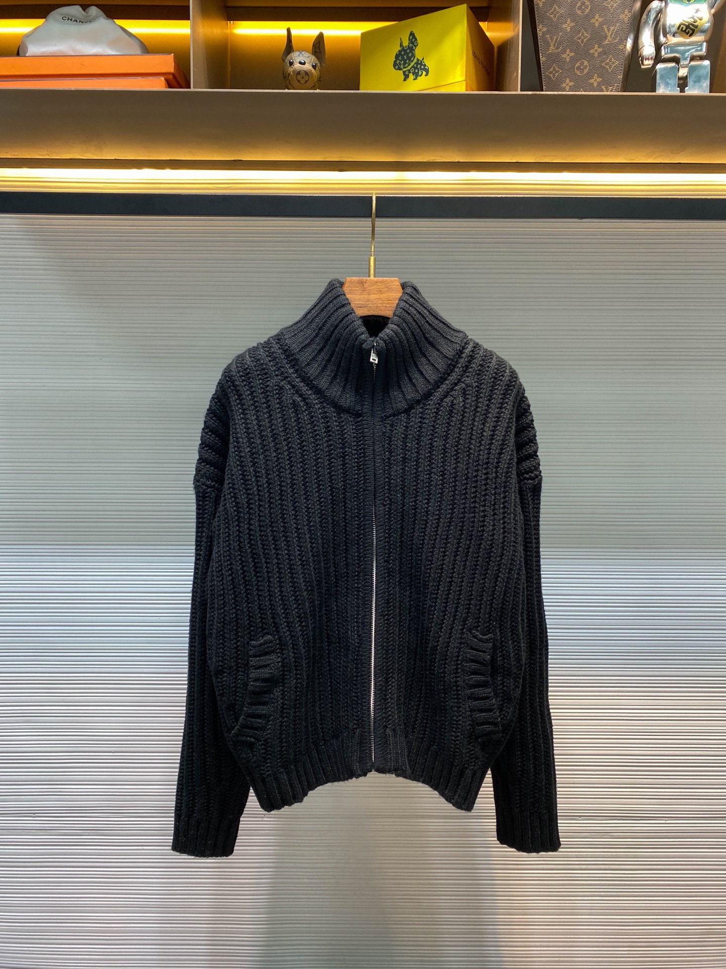 NO:639177,-ACNE25FW new autumn and winter black thick wool knitted stand-collar cardigan, the same style for men and women with contrasting color embroidered logo pattern loose casual zipper knitted cardigan jacket!  Trading company channels are rarely available, and the official website is on sale at the same time for 8500 RMB!  Acne's new zipper cardigan jacket is not only a warm piece of clothing, but also a fashionable work of art!  It combines warmth and fashion, perfectly combines classics and personality, and is a must-have item for every fashion lover!  This cardigan is made of custom-woven mellow black wool texture. The fabric is full of texture, thick and solid like a loyal guardian, giving the wearer a full sense of security!  Every inch of fiber seems to be given life and contains a heavy warmth, as if it can tightly wrap your body with warmth in the cold winter, so that you are not afraid of the cold!  With rich black as the main color, this is an eternal classic in the fashion industry. This kind of charm is not a flamboyant showoff, but a kind of restrained self-confidence, which makes people want to get closer and explore the secrets hidden behind it!  The vertical knitting patterns are arranged neatly, just like the deep marks left by the years, making it more profound and three-dimensional!  These lines seem to have magical power. They not only increase the layering of the coat, but also make the wearer's figure visually slimmer!  Every texture is like a work of art carefully carved by craftsmen, delicate and exquisite, demonstrating unparalleled craftsmanship!  The exquisite zipper design is a highlight of this jacket. It is cleverly integrated into the knitted jacket, as if it is a naturally growing part, without the slightest sense of obtrusion!  When the zipper is gently closed, the coat instantly comes to life!  The white embroidered logo on the back stands out on the black in an elegant manner. This logo is not simple, it carries the story and history of the brand!  The designer's efforts have been poured into every stitch and thread, as if telling the glorious history of the brand along the way!  This sweater jacket shows a unique fashion attitude in minimalism. It does not have too many complicated decorations, but it has become the darling of the fashion industry with its exquisite craftsmanship and unique design!  The loose fit adds a lot of points to it. It doesn't care about your figure. Whether you are a tall model or a cute girl with a petite figure, you can easily control it!  Sizes S-XL S size shoulder width 63cm - bust 126cm - length 61cm - sleeve length 56cm M size shoulder width 65cm - bust 130cm - length 63cm - sleeve length 57cm L size shoulder width 67cm - bust 134cm - length 66cm - sleeve length 58cm XL size shoulder width 69cm - bust 138cm - length 67cm - sleeve length 59cm  Recommended size (loose fit) I am 174 pounds tall, so I tried on size S which is suitable!  Boys weighing less than 150 pounds should choose S size, -155 pounds should choose M size, 155-172 pounds should choose L size, and 172-190 pounds should choose XL size!  All girls can choose size S!  ,menswear,acne studios,jackets & coats,sweaters,alexander wang19860909-ACNE25FW秋冬新款黑色粗线羊毛针织立领开衫,男女同款撞色刺绣标识图案宽松休闲拉链针织开衫外套！贸易公司渠道稀出,同步官网发售8500RMB！Acne全新拉链开衫外套奉献,它不仅仅是一件保暖的衣物,更是一件时尚的艺术品！融合了温暖与时尚,将经典与个性完美结合,是每个时尚爱好者都不容错过的单品！ 这款开衫选用定织醇黑粗纺羊毛肌理料,面料质感十足,厚重扎实得如同一位忠诚的守护者,给予穿着者满满的安全感！每一寸纤维都像是被赋予了生命,蕴含着沉甸甸的暖意,仿佛在寒冷的冬日里,能将温暖紧紧包裹住你的身体,让你无惧严寒的侵袭！以浓郁的黑色作主色调,这是时尚界永恒的经典,这种魅力不是张扬的炫耀,而是一种内敛的自信,让人忍不住想要靠近,去探寻它背后隐藏的秘密！一条条纵向的针织纹路整齐排列,如同岁月留下的深刻印记,更显深邃与立体！这些纹路仿佛有着神奇的魔力,它们不仅增加了外套的层次感,还让穿着者的身形在视觉上更加修长！每一道纹路都像是工匠们精心雕琢的艺术品,细腻而精致,彰显着无与伦比的工艺水准！ 精致的拉链设计是这款外套的一大亮点,它巧妙地融入针织外套之中,仿佛是自然生长出来的一部分,没有丝毫的突兀感！当拉链轻轻拉上,瞬间让外套焕发出活力！后幅白色刺绣徽标以一种优雅的姿态跃然于黑色之上,这徽标可不简单,它带着品牌的故事与历史的沉淀！每一针每一线都倾注了设计师的心血,仿佛在诉说着品牌一路走来的辉煌历程！这款毛衣外套在极简中彰显出独特的时尚态度,它没有过多繁杂的装饰,却凭借着精湛的工艺和独特的设计,成为了时尚界的宠儿！宽松的版型更是为它加分不少,它不挑身材,无论是身材高挑的模特,还是身材娇小的可爱女孩,都能轻松驾驭！尺码S-XL S码肩宽63cm-胸围126cm-衣长61cm-袖长56cm M码肩宽65cm-胸围130cm-衣长63cm-袖长57cm L码肩宽67cm-胸围134cm-衣长66cm-袖长58cm XL码肩宽69cm-胸围138cm-衣长67cm-袖长59cm 尺码推荐（宽松版型） 身高174-斤,试穿S码合适！ 男生体重斤以内选择S码,-155斤选择M码,155-172斤选择L码,172-190斤选择XL码！ 女生全部选择S码即可！,男装,acne studios,jackets & coats,sweaters,alexander wang,Women's clothing