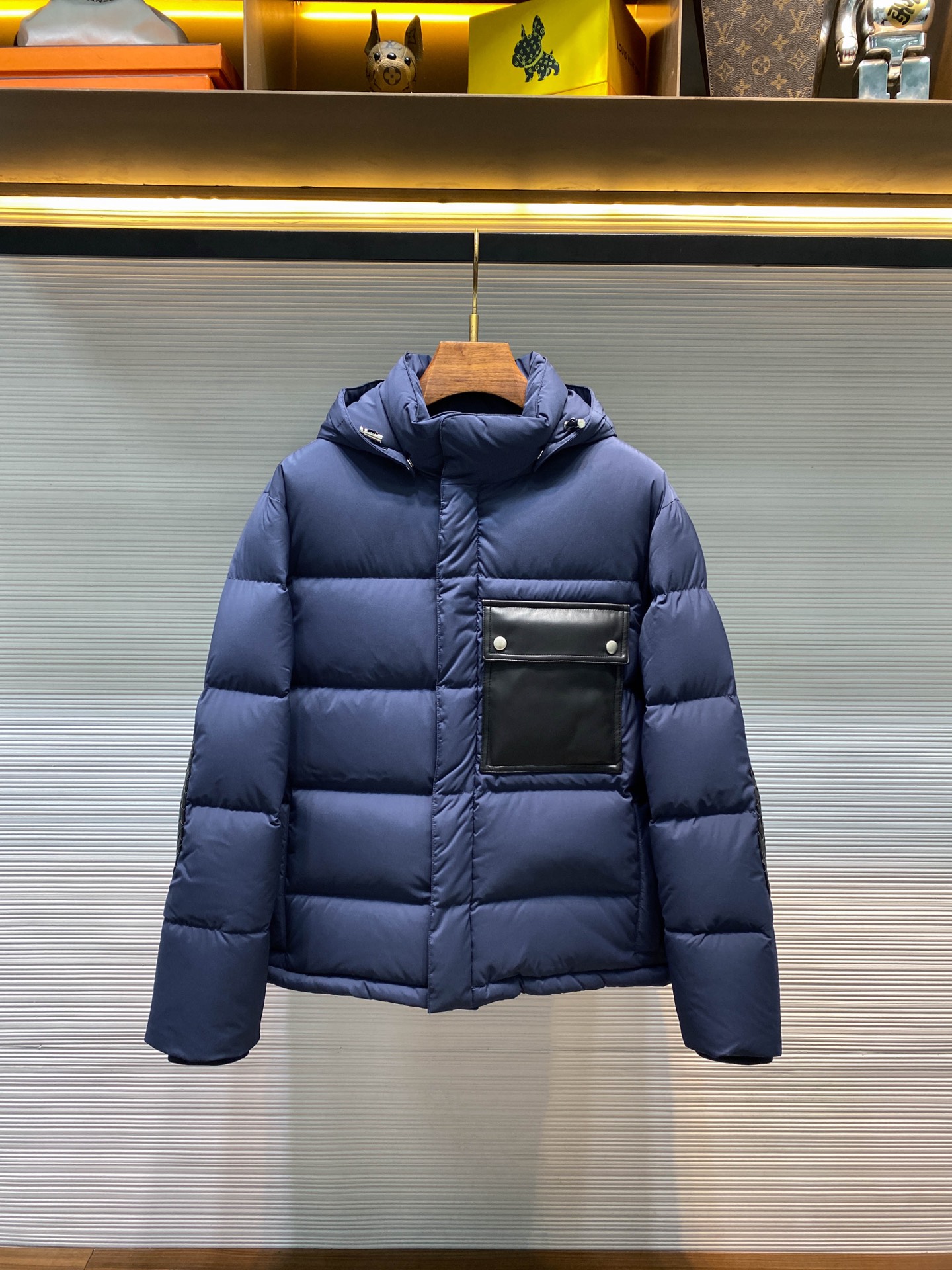 NO:639192,-BV25FW new autumn and winter high-density cotton zipper down jacket, men's leather flap pocket detachable hooded stand-collar down jacket!  Trading company channels are rare and available on the official website simultaneously!  In the cold season, a down jacket that is both warm and fashionable is undoubtedly an excellent choice for our travels!  And this new BV leather pocket down jacket has become a favorite among many consumers with its unique design and excellent quality!  The fabric is made of high-density cotton, which is not only durable, but can also effectively resist wind, cold, rain and snow!  Using light and soft lining material, polyester fiber lining, can improve comfort. The lining needs to have good breathability to improve the wearing experience!  The down filling of high-quality new national standard 90 white duck down provides good thermal insulation performance and ensures the fluffiness and filling amount of down to achieve the expected thermal insulation effect!  The placket uses YKK zippers to ensure smoothness and durability. The brand logo is exquisitely engraved on the surface, and the details are luxurious!  The woven leather decoration on the elbows is made of soft and durable lambskin, and then uses patch splicing technology to sew the leather firmly onto the fabric!  The large black pocket on the chest is double-stitched to enhance the durability and decorative effect of the pocket, greatly improving the appearance of the entire down jacket!  Cut with a looser fit, it is comfortable and comfortable to wear without restricting the body, making it suitable for various casual occasions!  Size 46-52 Size 46 has shoulder width 50cm - bust 124cm - dress length 70cm - sleeve length 63cm Size 48 has shoulder width 51cm - chest 128cm - dress length 71cm - sleeve length 64cm Size 50 has shoulder width 52cm - chest 132cm - dress length 72cm - sleeve length 65cm  Size 52, shoulder width 53cm - bust 136cm - dress length 73cm - sleeve length 66cm. Recommended size (loose fit). Height 174-140 catties, try on size 48!  Boys weighing less than 138 pounds should choose size 46, 138-153 pounds should choose size 48, 153-170 pounds should choose size 50, and 170-188 pounds should choose size 52!  ,Bottega Veneta-clothing,bottega veneta,bottega veneta,jackets & coats,jackets & coats,down jacket,sheepskin,hats,alexander wang19860909-BV25FW秋冬新款高密度全棉拉链羽绒夹克,男士拼皮翻盖口袋可拆卸式连帽立领羽绒服外套！贸易公司渠道稀出,同步官网发售！在寒冷的季节里,一款既保暖又时尚的羽绒服无疑是我们出行时的绝佳选择！而这款全新BV拼皮口袋羽绒服,凭借其独特的设计和卓越的品质,成为了众多消费者心中的心头好！ 面料采用高密度全棉面料不仅耐用,还能有效抵御风寒和雨雪！使用轻便且柔软的内衬材料,聚酯纤维内衬,可以提高舒适度,内衬需要具备良好的透气性,以提高穿着体验！高质量新国标90白鸭绒的羽绒填充物,提供良好的保暖性能,确保羽绒的蓬松度和填充量,以达到预期的保暖效果！门襟选择YKK的拉链,确保顺滑耐用,表面精致的品牌Logo刻印,细节尽显奢华！肘部的编织皮革装饰,选用柔软且耐用的小羊皮,再采用贴片拼接工艺,将皮革牢固地缝制在面料上！胸前的黑色大口袋使用双线缝制,以增强口袋的耐用性和装饰效果,令整件羽绒服的颜值得到了大大的提升！采用较宽松版型剪裁,穿着舒适自在,不束缚身体,适合各种休闲场合穿着！尺码46-52 46码肩宽50cm-胸围124cm-衣长70cm-袖长63cm 48码肩宽51cm-胸围128cm-衣长71cm-袖长64cm 50码肩宽52cm-胸围132cm-衣长72cm-袖长65cm 52码肩宽53cm-胸围136cm-衣长73cm-袖长66cm 尺码推荐（宽松版型） 身高174-140斤,试穿48码合适！ 男生体重138斤以内选择46码,138-153斤选择48码,153-170斤选择50码,170-188斤选择52码！,葆蝶家-服装,bottega veneta,bottega veneta,jackets & coats,jackets & coats,down jacket,sheepskin,hats,alexander wang,Women's clothing