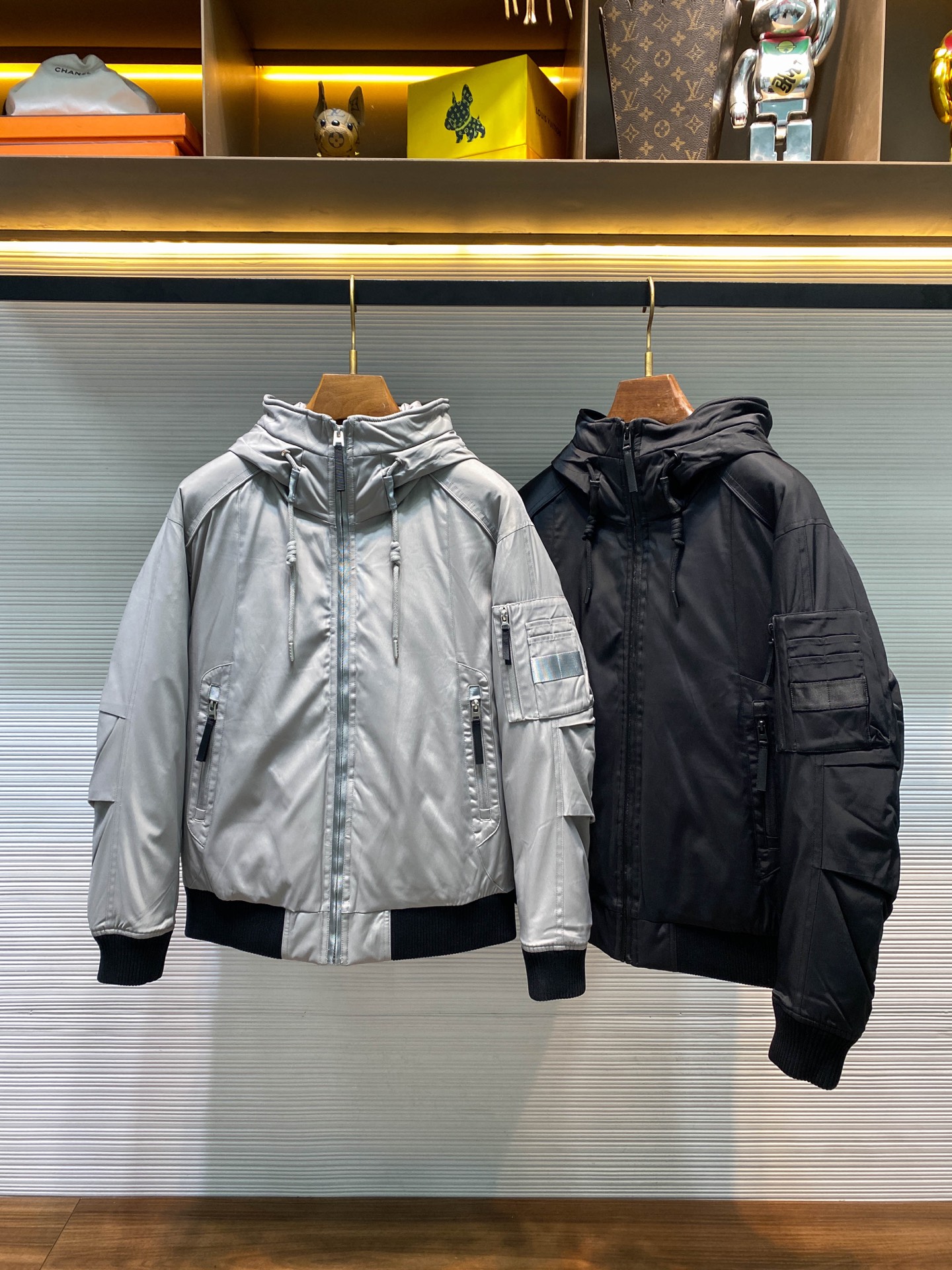 NO:639176,-National Geographic25FW new autumn and winter densely woven nylon blended windproof drawstring hooded down jacket, men's sleeve arm multifunctional pocket outdoor functional zipper goose down jacket!  Trading company channels are rare and available on the official website simultaneously!  This goose down down jacket is designed with 'urban exploration' as its design concept, cleverly integrating professional outdoor performance and modern simple aesthetics!  The overall design adopts loose yet capable three-dimensional tailoring, which not only meets the needs of multi-layer layering, but also maintains smooth contours!  The fabric is made of a blend of 92.6 high-density nylon and 7.4 spandex, which has both windproof and abrasion resistance and moderate elasticity. The surface has been treated with water-repellent treatment to cope with changeable weather!  The cuffs are made of a special blend of 86.5 viscose, 12 polyester and 1.5 spandex ribs, which are both soft and skin-friendly and have long-lasting shape retention capabilities!  Size L is filled with 159 grams of white goose down with 90% down content, achieving the perfect balance between lightweight and thermal efficiency!  The white goose down fiber is slender, soft, and highly fluffy. It can form a large amount of still air layer inside, effectively blocking heat loss!  At the same time, the precise filling amount of 159 grams has been scientifically calculated, which not only avoids the bloated feeling caused by excessive filling, but also ensures that it can provide long-lasting and stable warmth in extremely cold environments!  This lightweight and warm design allows the wearer to move more freely without fear of the cold!  Integrated drawstring hood design, the outer ring of the hood is made of high-quality and shapeable metal strips, which is effectively windproof. The curvature can be flexibly adjusted according to the size of the head circumference to ensure a close fit to the contour of the head, while keeping the hat shape stiff and not easy to deform, providing stable protection for the head even in strong wind environments!  Black/beige gray, two colors available!  Sizes M-3XL M size shoulder width 51cm - bust 120cm - dress length 63cm - sleeve length 57cm L size shoulder width 52cm - chest size 124cm - dress length 65cm - sleeve length 58cm  3XL size, shoulder width 56cm-bust 136cm-length 70cm-sleeve length 62cm. Recommended size (standard version). Height 174-140 catties. Try on L size!  For boys weighing less than 135 catties, choose M size, between 135-148 catties, choose L size, between 148-162 catties, choose XL size, between 162-176 catties, choose XXL size, and between 176-190 catties, choose 3XL size!  ,men's clothing,jackets & coats,jackets & coats,down jacket,hats,alexander wang19860909-National Geographic25FW秋冬新款密织尼龙混纺防风抽绳连帽羽绒夹克,男士袖臂多功能口袋户外机能拉链鹅绒羽绒服外套！贸易公司渠道稀出,同步官网发售！此款鹅绒羽绒服以「都市探索」为设计理念,巧妙融合专业户外性能与现代简约美学！整体采用宽松而不失干练的立体剪裁,既满足多层次叠穿需求,又保持流畅的轮廓线条！ 面料选用92.6高密度锦纶与7.4氨纶混纺,兼具防风耐磨性和适度弹性,表面经过防泼水处理,以应对多变天气！袖口采用86.5粘纤、12聚酯纤维和1.5氨纶特混罗纹,既柔软亲肤又具备持久保形能力！L码填充159克90绒子含量的白鹅绒,实现了轻量性与保暖效率的完美平衡！白鹅绒纤维细长柔软,蓬松度极高,能够在内部形成大量静止空气层,有效阻隔热量流失！同时159克的精准填充量经过科学计算,既避免了过多填充导致的臃肿感,又确保了在极寒环境下也能提供持久而稳定的温暖！这种轻量保暖的设计,使穿着者在活动时更加自如,无惧寒冷束缚！一体式抽绳连帽设计,帽子外圈采用了高品质且可塑形的金属条,有效防风,可根据头围大小灵活调整弧度,确保紧密贴合头部轮廓,同时保持帽型挺括不易变形,即使在强风环境下也能为头部提供稳定防护！黑色/米灰色,两色入！尺码M-3XL M码肩宽51cm-胸围120cm-衣长63cm-袖长57cm L码肩宽52cm-胸围124cm-衣长65cm-袖长58cm XL码肩宽53cm-胸围128cm-衣长67cm-袖长59cm XXL码肩宽54cm-胸围132cm-衣长69cm-袖长60cm 3XL码肩宽56cm-胸围136cm-衣长70cm-袖长62cm 尺码推荐（标准版型） 身高174-140斤,试穿L码合适！ 男生体重135斤以内选择M码,135-148斤选择L码,148-162斤选择XL码,162-176斤选择XXL码,176-190斤选择3XL码！,男装,jackets & coats,jackets & coats,down jacket,hats,alexander wang,Women's clothing