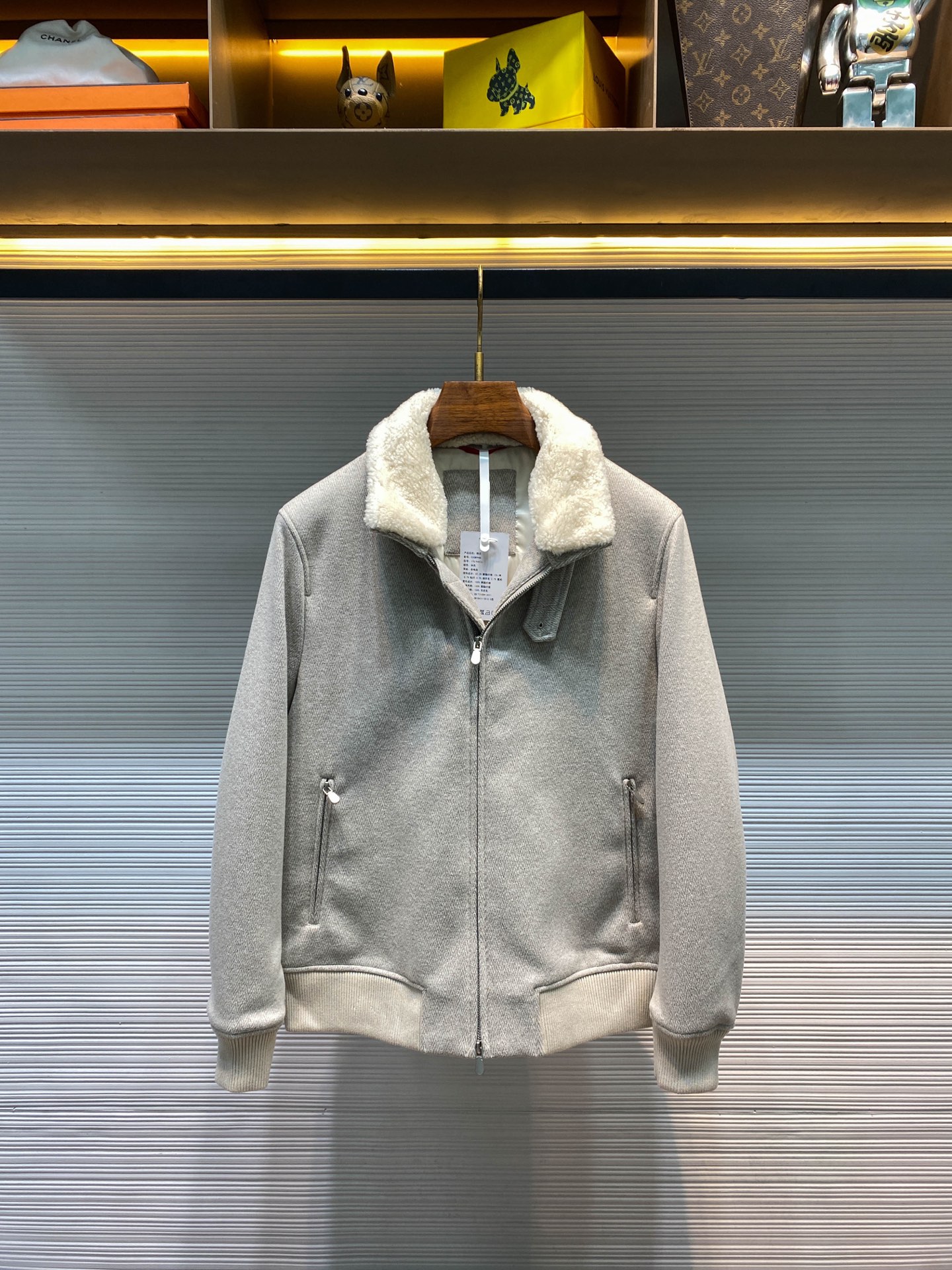 NO:639164,-BC25FW new autumn and winter herringbone texture sheep wool blend zipper jacket, men's detachable lambswool lapel fashion oatmeal color quilted warm jacket!  Trading company channels are rare and available on the official website simultaneously!  If you are looking for a jacket that is both warm and fashionable, then this BC jacket is definitely worth owning. Wearing it will make you the center of attention and show your unique personal charm!  This jacket is a high-quality men's wear made of imported 69.3 polyester fiber + 15 cotton + 8.7 viscose fiber + 4.3 sheep wool + 2.7 spandex high-end blended ingredients. The sheep wool blended fabric imported from Italy creates a cashmere-like body feel. This high-weight men's jacket is enough for winter!  The color is bright and uniform, the hair is fine, skin-friendly and does not stick to the body, it is delicate and soft, the fluffy and plump feel is really comfortable, the softness is very high, and it will not deform after long-term wear. It is soft and anti-wrinkle, not easy to pill, has good wind resistance and warmth, and the tight and strong fabric surface has a delicate texture!  At the same time, the thermal charm insulation cotton filling inside greatly improves the overall thermal insulation effect. You will not feel the slightest chill when going out in the cold winter in the south!  The stand-up collar has a lapel-shaped collar design and imported lamb wool can be removable and spliced ​​to protect our necks from being warm and close-fitting!  Double zippers with quilted topstitching outline the placket, making it easy to put on and take off to resist the cold wind!  It is sewn by machines imported from Germany. The wiring is more precise and delicate, and it is smooth and compliant. It has technology that domestic machines do not have, and the wiring is extremely difficult. All buttons are hand-sewn by master craftsmen. You can feel its weight and super high quality when you get it!  The shape is exquisite and the fabric is outstanding. You can wear it and go out confidently!  Sizes M-3XL M size shoulder width 45cm - bust 110cm - dress length 63cm - sleeve length 62cm L size shoulder width 46cm - chest length 114cm - dress length 64cm - sleeve length 63cm  3XL size, shoulder width 50cm - bust 126cm - length 69cm - sleeve length 66cm Recommended size (standard version) Height 174kg, try on L size!  For boys weighing less than 1,000 pounds, choose M size, -142 pounds, choose L size, 142-154 pounds, choose XL size, 154-168 pounds, choose XXL size, 168-183 pounds, choose 3XL size!  ,men's clothing,jackets & coats,jackets & coats,alexander wang19860909-BC25FW秋冬新款鱼骨纹肌理绵羊毛混纺拉链夹克,男士可拆卸羊羔毛翻领时尚燕麦色夹棉保暖外套！贸易公司渠道稀出,同步官网发售！如果你正在寻找既保暖又时尚的外套,那么这款BC夹克绝对值得你拥有,穿上它让你成为众人瞩目的焦点,彰显出独特的个人魅力！ 这款外套精选进口69.3聚酯纤维+15棉+8.7粘纤+4.3绵羊毛+2.7氨纶高端混纺成分打造而成的精品男装,意大利进口绵羊毛混纺面料,打造羊绒般的体感,高克重男士外套,一件足以过冬！色泽鲜亮,颜色均匀,毛质细腻,亲肤不扎身,细腻柔软,蓬松丰盈的手感真的很舒适,柔软细密度很高,长久穿着不会变形拥有柔软抗皱、不易起球、抗风保暖性很好,紧密结实的织面,拥有细腻的肌理感！同时内里热魅力保温棉填充更是大大提升了整体保暖效果,在南方寒冷的冬天出门也不会感到丝毫寒意！立领可翻领的领型设计,进口羊羔毛可拆卸拼接,更呵护我们的颈部温暖又贴身！双拉链搭配绗线车缝明线勾勒门襟,穿脱方便抵御寒风！德国进口机器缝制而成,走线更精准细腻,平整服帖,拥有国内机器没有的技术,走线难度也极高,所有的扣子全部由老师傅们手工缝制而成,拿到手就能感受到其重量与超高品质了！版型考究,面料出众,穿上身就可以自信出场！尺码M-3XL M码肩宽45cm-胸围110cm-衣长63cm-袖长62cm L码肩宽46cm-胸围114cm-衣长64cm-袖长63cm XL码肩宽47cm-胸围118cm-衣长65cm-袖长64cm XXL码肩宽48cm-胸围122cm-衣长67cm-袖长65cm 3XL码肩宽50cm-胸围126cm-衣长69cm-袖长66cm 尺码推荐（标准版型） 身高174-斤,试穿L码合适！ 男生体重斤以内选择M码,-142斤选择L码,142-154斤选择XL码,154-168斤选择XXL码,168-183斤选择3XL码！,男装,jackets & coats,jackets & coats,alexander wang,Women's clothing