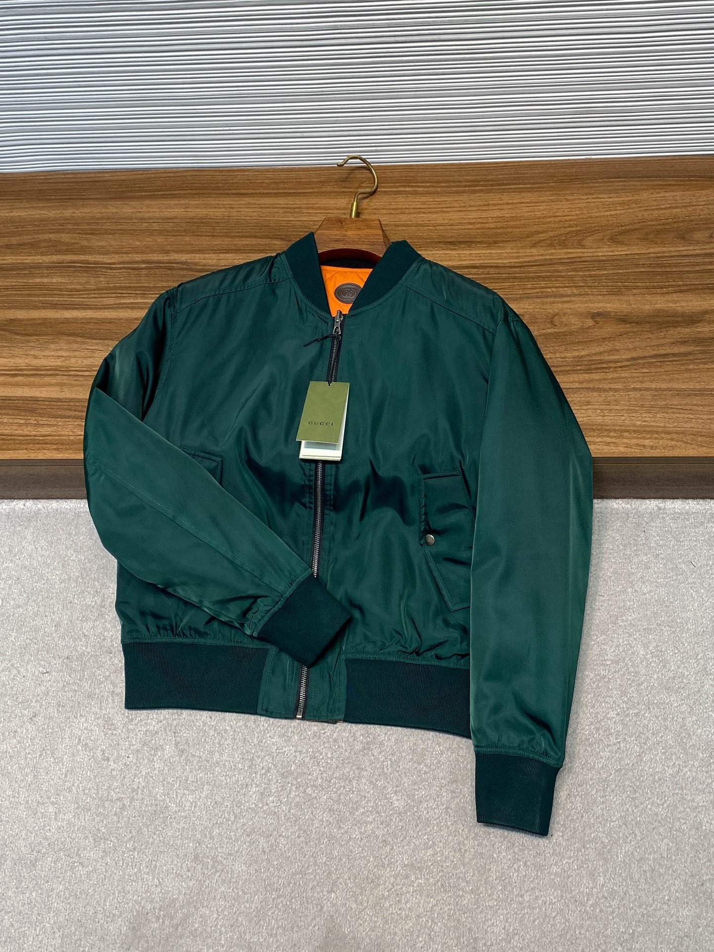 NO:676789,-GU25FW new autumn and winter fashionable silk satin stand-collar cotton jacket, the same fashionable orange quilted aviator cotton jacket for men and women!  Trading company channels are rare, and the official website is on sale for 20,500 RMB!  G's new autumn and winter retro cotton coats, the retro elements are still inseparable from the brand's aesthetic concept, seamlessly blending with modern elements to create a style that changes and is timeless and classic!  This contrasting tone quilted silk satin reversible jacket has a charming retro feel, is super practical and looks great, and is available for both men and women!  The reversible gallery jacket can’t conceal its youthful and trendy vibe!  The front is made of polyester fiber nylon silk satin fabric, the texture is soft and delicate, and it is breathable, comfortable and lightweight. The silhouette design highlights the lazy and casual matching style to create a trendy temperament!  The bright silk lining inside and outside is sewn, the stitching is neat and meticulous, and the soft and delicate feel is warm and light, which is different from the rough feeling of ordinary cotton fabrics!  The double-ended zipper brand logo label decoration is provided by the customer, with perfect shape and color control, and irresistible charm!  The retro bomber jacket is cut in a style that can be worn by both men and women. If you like it, just close your eyes and take it away!  Sizes S-XL S size shoulder width 51cm - chest circumference 116cm - dress length 63cm - sleeve length 61cm M size shoulder width 52cm - chest circumference 120cm - dress length 64cm - sleeve length 62cm L size shoulder width 53cm - chest circumference 124cm - dress length 66cm - sleeve length 63cm XL size shoulder width 54cm - chest circumference 128cm - dress length 68cm - sleeve length 64cm  Size recommendation (standard version) Height 174-jin, try on size M and it will fit!  Boys weighing less than 150 pounds should choose S size, -150 pounds should choose M size, 150-165 pounds should choose L size, and 165-183 pounds should choose XL size!  All girls can choose size S!  ,Gucci-clothing,gucci,gucci,jackets & coats,jackets & coats,19860909-GU25FW秋冬新款时尚丝缎立领棉衣夹克,男女同款时尚橙色领先绗缝飞行员棉服夹克外套！贸易公司渠道稀出,同步官网发售20500RMB！G家秋冬新款复古棉衣,复古元素仍然与品牌的美学理念密不可分,无缝融合现代元素,打造出风格更迭又隽永经典的魅力！ 这款对比色调绗缝丝缎双面夹克具有迷人的复古气息,超级实用又颜值在线的一款,男女同款！双面穿的廊形夹克,掩盖不住的年轻潮流气息！正面采用聚酯纤维尼龙丝缎面料制作,质感柔软细腻更为出彩,透气舒适轻便,廓形设计凸显慵懒随性的搭配风格成就潮流气质！内外丝质亮色衬面缝制,走线工整细致,柔软细腻的手感温润轻盈,区别于粗糙感普通棉质面料！客供双头拉链品牌Logo标签装饰,型色把控完美,无以抗拒的超凡魅力！复古飞行员夹克版型剪裁,男女均可驾驭,喜欢的闭眼收走吧！尺码S-XL S码肩宽51cm-胸围116cm-衣长63cm-袖长61cm M码肩宽52cm-胸围120cm-衣长64cm-袖长62cm L码肩宽53cm-胸围124cm-衣长66cm-袖长63cm XL码肩宽54cm-胸围128cm-衣长68cm-袖长64cm 尺码推荐（标准版型） 身高174-斤,试穿M码合适！ 男生体重斤以内选择S码,-150斤选择M码,150-165斤选择L码,165-183斤选择XL码！ 女生全部选择S码即可！,古驰-服装,gucci,gucci,jackets & coats,jackets & coats,,Women's clothing