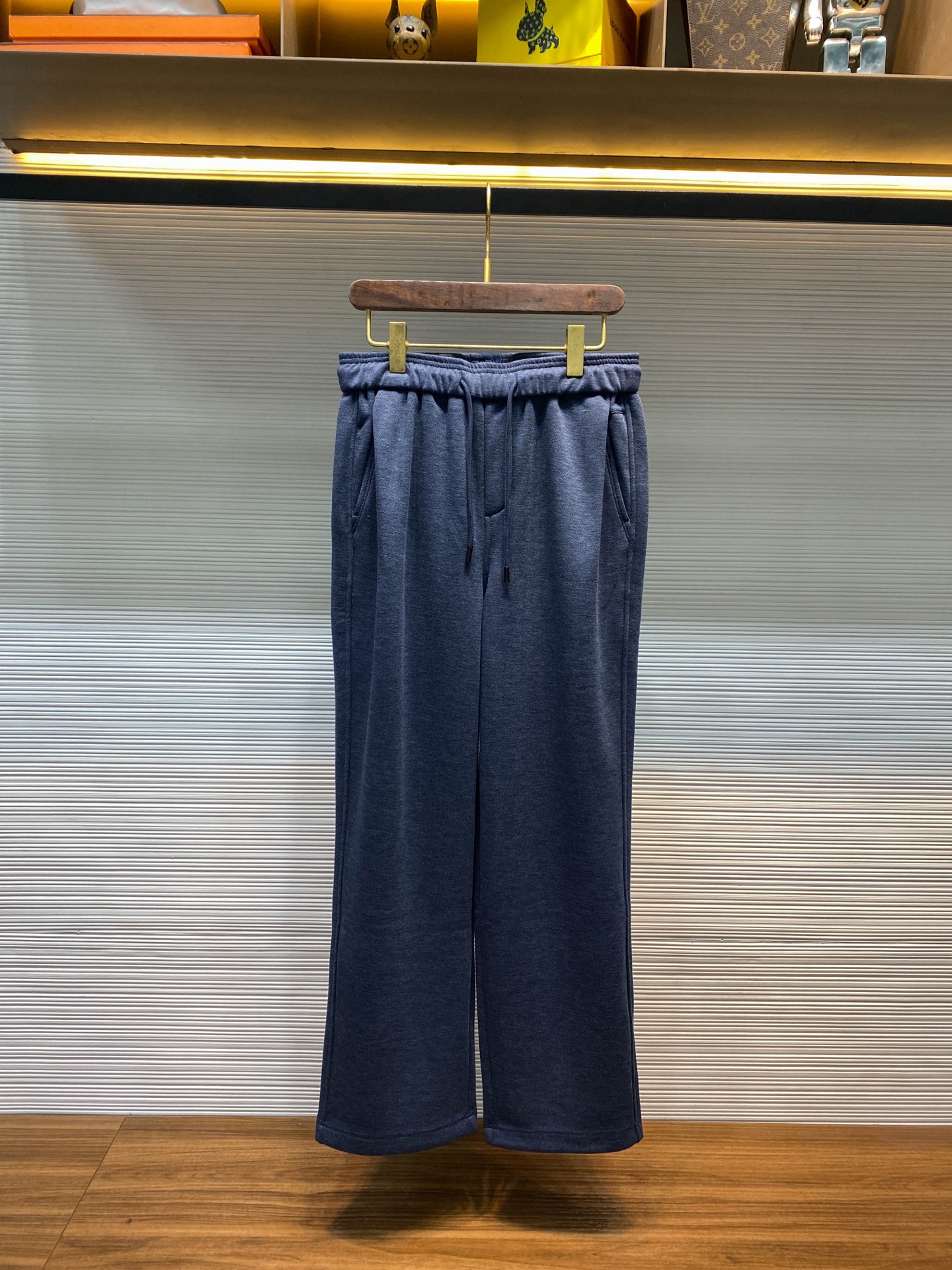 NO:677478,【5468】-JILS25FW new autumn and winter blue velvet warm drawstring casual trousers, men's back panel fashion stitching single pocket loose straight casual trousers!  Trading company channels are rare and available on the official website simultaneously!  JILS' new drawstring casual pants have become the darling of the fashion industry with their unique fabrics, thoughtful warm design, meticulous detail processing and fashionable styles!  It is not only a piece of warm clothing, but also a fashion item that shows your personality and fashion attitude!  These casual pants are made of custom-made blue knitted fabric. The unique blue color is not the ordinary tacky blue, but a fashionable and eye-catching color. It seems to merge the deep ocean and the clear sky. It has the mysterious depth of the sea and the freshness and clarity of the sky!  The bottom is also velvet treated. In the cold season, this thoughtful design is like a warm nest, tightly wrapping your legs. It can protect you from the cold and keep you warm at all times!  In addition to the fabric and thermal performance, these pants are also unique in design!  The front panel adopts a three-dimensional wrinkle shape. This design is like giving life to the pants, adding a unique sense of art and three-dimensionality to the pants!  The splicing design of the back pocket is the finishing touch, breaking the monotony of traditional pants and improving the overall sense of hierarchy!  This design not only gives people a rich visual enjoyment, but also adds a fashionable personality to the pants!  The drawstring elastic waist design is very user-friendly. No matter what your waist size is, you can easily adjust it to the most comfortable state!  The straight-leg design is simple and elegant, and it doesn't matter your body shape. It can be easily controlled by tall people or petite people. It can well modify the shape of your legs and make your legs look straighter and slender!  Whether paired with a down jacket, a fashionable shirt, or a casual jacket, you can create a different fashion style!  Sizes XS-L  M size waist 84/90cm - hip 112cm - front 35cm - thigh 68cm - trouser length 106cm - trouser leg 50cm L size waist 88/94cm - hip 116cm - front 35cm - thigh 70cm - trouser length 106cm - trouser leg 50cm Recommended size (standard version) Height 174-140 catties, try on size S!  Boys weighing less than 135 kilograms should choose XS size, 135-150 kilograms should choose S size, 150-165 kilograms should choose M size, and 165-183 kilograms should choose L size!  ,men's clothing,jil sander,jackets & coats,shirts,down jacket,19860909【5468】-JILS25FW秋冬新款蓝色加绒保暖抽绳休闲裤,男士后幅时尚拼接单口袋宽松直筒休闲长裤！贸易公司渠道稀出,同步官网发售！JILS新款抽绳休闲裤,以其独特的面料、贴心的保暖设计、精心的细节处理和时尚的版型,成为了时尚界的宠儿！它不仅是一件保暖的衣物,更是一件展现个性与时尚态度的时尚单品！ 这款休闲裤采用客供定制蓝色针织面料,独特的蓝色系,并非是那种普通俗气的蓝,而是时髦又亮眼的色彩,仿佛是将深邃的海洋与晴朗的天空融合在了一起,既有着大海的神秘深邃,又有着天空的清新明朗！底部还进行了加绒处理,在寒冷的季节里,这一贴心的设计就像是一个温暖的小窝,紧紧地包裹着你的双腿,它都能为你抵御寒冷,让你时刻保持温暖！除了面料和保暖性能,这款裤子在设计上也独具匠心！前幅采用了立体压皱造型,这一设计就像是给裤子赋予了生命一般,为裤子增添了一份独特的艺术感和立体感！ 后口袋的拼接设计更是点睛之笔,打破了传统裤子的单调感,提升了整体的层次感！这种设计不仅在视觉上给人一种丰富的视觉享受,还为裤子增添了一份时尚的个性！抽绳松紧裤腰设计非常人性化,无论你的腰围是多少,都能轻松调节到最舒适的状态！直筒版型设计简洁大方,不挑身材,无论是身材高挑的人还是身材娇小的人,都能轻松驾驭,它能够很好地修饰腿型,让你的双腿看起来更加笔直修长！无论是搭配羽绒棉服,还是时尚的衬衫,亦或是休闲的外套,都能打造出不同的时尚风格！尺码XS-L XS码腰围76/82cm-臀围104cm-前档34cm-大腿围64cm-裤长104cm-裤脚48cm S码腰围80/86cm-臀围108cm-前档34cm-大腿围66cm-裤长105cm-裤脚49cm M码腰围84/90cm-臀围112cm-前档35cm-大腿围68cm-裤长106cm-裤脚50cm L码腰围88/94cm-臀围116cm-前档35cm-大腿围70cm-裤长106cm-裤脚50cm 尺码推荐（标准版型） 身高174-140斤,试穿S码合适！ 男生体重135斤以内选择XS码,135-150斤选择S码,150-165斤选择M码,165-183斤选择L码！,男装,jil sander,jackets & coats,shirts,down jacket,,Women's clothing