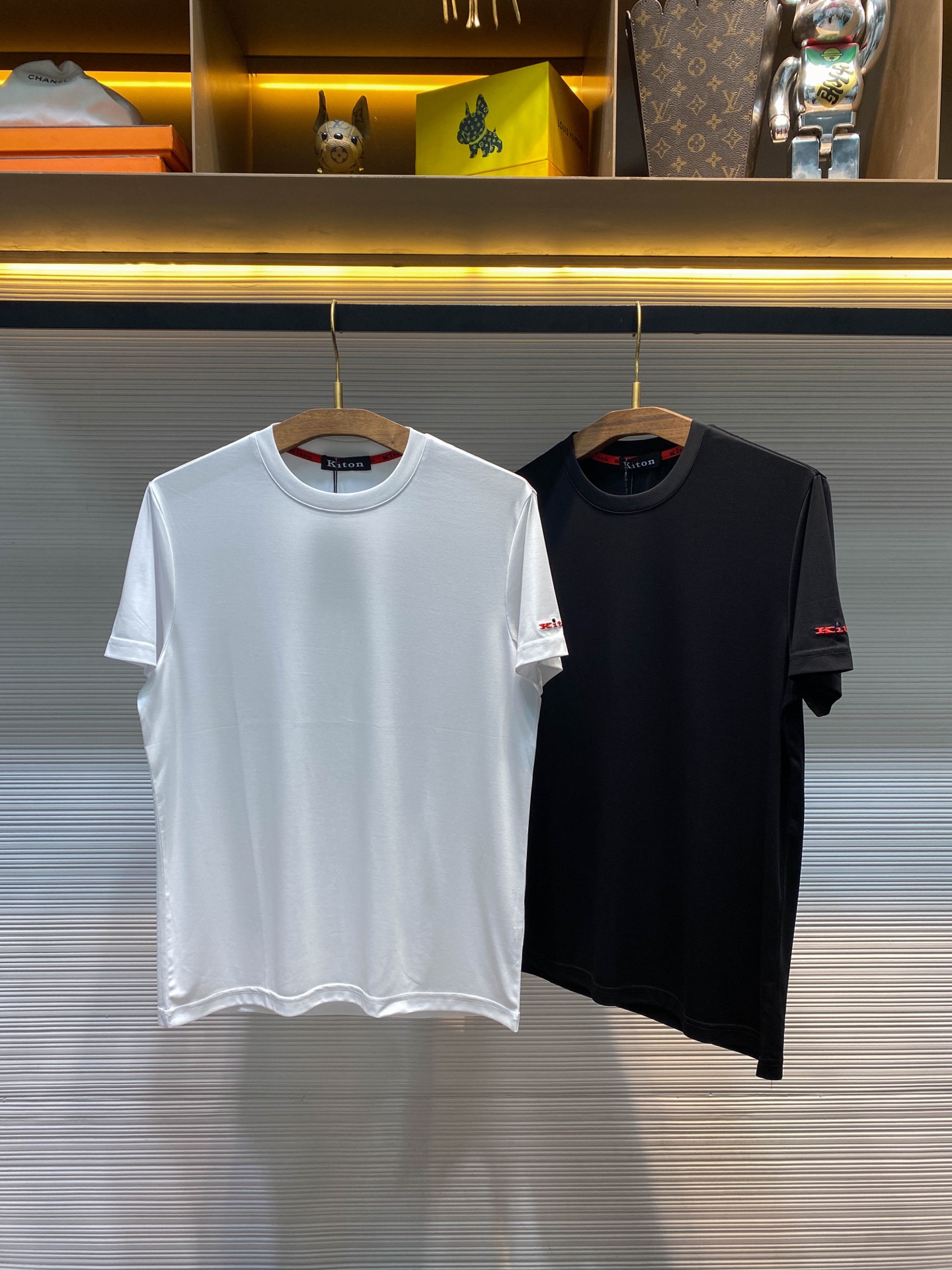 NO:677483,【65014】-KITON26SS new spring and summer double-sided mercerized cotton round neck short T-shirt, men's cuff letter logo embroidered casual pullover short-sleeved T-shirt!  Trading company channels are rare and available on the official website simultaneously!  Kiton's new solid color T-shirt is a fashion item that combines exquisite craftsmanship and high-end materials. Every detail of it reveals extraordinary taste and ingenious design concept!  This T-shirt is made of double-sided mercerized cotton imported from customers. After special processing, it not only has the ultimate skin-friendly feeling, but also feels as smooth and delicate as the second layer of skin. In the hot summer, it shows excellent comfort and breathability, keeping the body dry even at high temperatures, making people feel cooler!  In addition, the natural drape of mercerized cotton makes the entire T-shirt show smooth and elegant lines when worn. Whether standing statically or walking dynamically, it can highlight the extraordinary temperament of the wearer!  The cuffs are embellished with classic letter logos, which are neither overly ostentatious nor loss of personal expression. It seems to be a subtle tribute to the brand spirit!  The pattern design follows the basic straight cut, which not only retains the casualness of the T-shirt, but also takes into account the slimming effect. Whether it is paired with casual pants or formal pants, it can easily handle a variety of occasions, showing the wearer's calm attitude towards life and elegant taste!  Black/white, two colors available!  Size 48-56 Size 48 has shoulder width 44cm - bust 102cm - dress length 68cm Size 50 has shoulder width 45cm - bust 106cm - dress length 69cm Size 52 has shoulder width 46cm - bust 110cm - dress length 70cm Size 54 has shoulder width 47cm - chest 114cm - dress length 72cm  Size 56, shoulder width 48cm - bust 118cm - length 74cm. Recommended sizes (standard fit). Height 174-140 catties. Try on size 50 which is suitable!  Boys weighing less than 130 pounds should choose size 48, 130-142 pounds should choose size 50, 142-155 pounds should choose size 52, 155-168 pounds should choose size 54, and 168-183 pounds should choose size 56!  ,men's clothing,T-shirt,tees,t-shirt,19860909【65014】-KITON26SS春夏新款双面丝光棉布圆领短Tee,男士袖口字母徽标刺绣休闲套头短袖T恤衫！贸易公司渠道稀出,同步官网发售！Kiton全新纯色T恤,一件集精致工艺与高端材质于一身的时尚单品,其每一处细节都透露着不凡的品味与匠心独运的设计理念！ 这款T恤采用客供进口双面丝光棉布,经过特殊工艺处理,不仅拥有极致的亲肤感受,触感如同第二层肌肤般爽滑细腻,而且在炎炎夏日里,它展现出了卓越的舒适透气性能,即便是在高温下也能保持身体的干爽,让人倍感清凉！此外丝光棉布的自然垂坠感,使得整件T恤在穿着时呈现出流畅优雅的线条,无论是静态站立还是动态行走,都能彰显穿着者的不凡气质！袖口处经典字母徽标刺绣点缀,既不过分张扬,又不失个性表达,仿佛是对品牌精神的微妙致敬！版型设计上遵循了基础直筒剪裁,既保留了T恤的休闲随性,又兼顾了修身效果,无论是搭配休闲裤还是正装裤,都能轻松驾驭多种场合,展现出穿着者从容不迫的生活态度与高雅品味！黑色/白色,两色入！尺码48-56 48码肩宽44cm-胸围102cm-衣长68cm 50码肩宽45cm-胸围106cm-衣长69cm 52码肩宽46cm-胸围110cm-衣长70cm 54码肩宽47cm-胸围114cm-衣长72cm 56码肩宽48cm-胸围118cm-衣长74cm 尺码推荐（标准版型） 身高174-140斤,试穿50码合适！ 男生体重130斤以内选择48码,130-142斤选择50码,142-155斤选择52码,155-168斤选择54码,168-183斤选择56码！,男装,T-shirt,tees，t-shirt,,Women's clothing