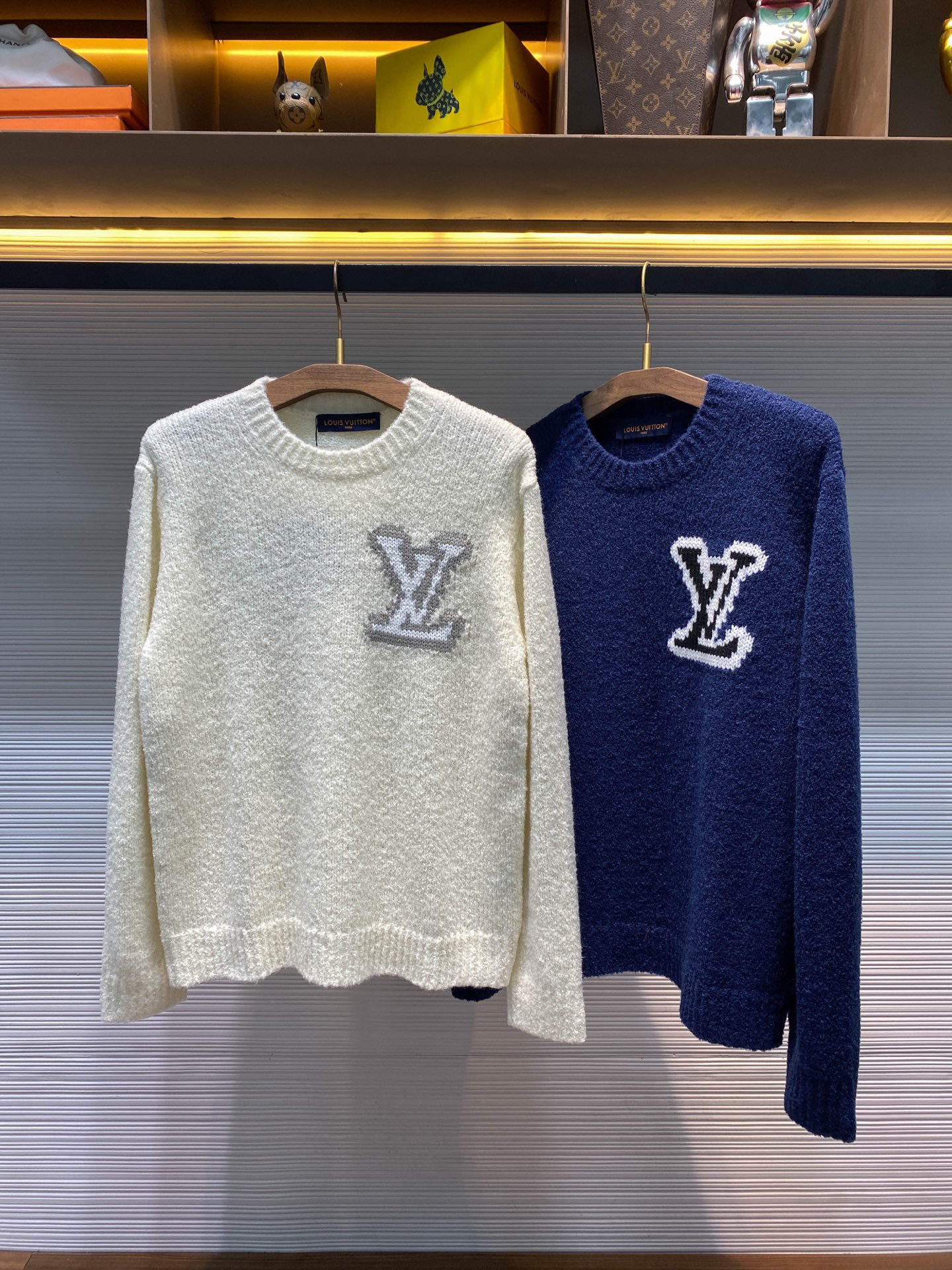 NO:677450,【95104】-1V25FW new autumn and winter imported sheep wool blended knitted round neck sweater, classic jacquard logo casual pullover sweater for men and women!  Trading company channels are rare, and it is available for sale on the official website simultaneously for 12,240 RMB!  A fashion item that combines luxury, elegance and unique design concepts. Every detail of it demonstrates extraordinary taste and exquisite craftsmanship!  This sweater is carefully woven from a custom-made sheep's wool blend yarn, which not only ensures the durability of the garment itself, but also gives it an unparalleled feel!  Extremely soft, it adheres to the skin as gently as a cloud, bringing all-day comfort!  The contrasting logo on the front of the sweater pops out like the brightest star in the night sky, instantly lighting up the overall visual effect!  The back panel does not simply repeat the design of the front panel, but cleverly presents the logo with a mirror effect. This design not only maintains the echo between the front and rear, but also gives the clothes a new visual level, allowing people to discover new surprises every time they turn around!  The just right design concept runs throughout, from the overall layout to local details, it all reveals the designer's unremitting pursuit of perfection!  Off-white/blue, two colors available!  Sizes S-XXL S size shoulder width 48cm - bust 104cm - dress length 65cm - sleeve length 63cm M size shoulder width 49cm - chest circumference 108cm - dress length 66cm - sleeve length 64cm L size shoulder width 50cm - chest circumference 112cm - dress length 68cm - sleeve length 65cm XL size shoulder width 51cm - chest circumference 116cm - dress length 70cm - sleeve length 66cm  XXL size has shoulder width 52cm - bust 120cm - dress length 72cm - sleeve length 67cm. Recommended size (standard version). Height 174kg, try on size M which is suitable!  Boys weighing less than 133 pounds should choose size S, 133-jin or less should choose size M, -158 pounds or less should choose size L, 158-172 pounds should choose size XL, and 172-186 pounds should choose size XXL!  All girls can choose size S!  ,Louis Vuitton-clothing,louis vuitton,sweaters,19860909【95104】-1V25FW秋冬新款进口绵羊毛混纺针织圆领毛衣,男女同款经典提花标识休闲套头毛衣针织衫！贸易公司渠道稀出,同步官网发售12240RMB！一件融合了奢华、优雅与独特设计理念的时尚单品,其每一细节都彰显着非凡的品味与精湛的工艺！ 这款毛衣采用定制绵羊毛混纺纱线精心织造,这种纱线不仅确保了衣物本身的耐用性,更赋予了它无与伦比的触感！极致柔软,仿佛云朵般轻柔地贴合在肌肤之上,带来全天候的舒适享受！毛衣的前幅撞色标识跃然其上,犹如夜空中最亮的星,瞬间点亮了整体的视觉效果！后幅并非简单地重复前幅的设计,而是以镜像效果巧妙呈现标识,这样的设计既保持了前后的呼应,又赋予了衣物全新的视觉层次,让人每一次转身都能发现新的惊喜！恰到好处的设计理念贯穿始终,无论是从整体版型到局部细节,都透露出设计师对完美的不懈追求！米白/蓝色,两色入！尺码S-XXL S码肩宽48cm-胸围104cm-衣长65cm-袖长63cm M码肩宽49cm-胸围108cm-衣长66cm-袖长64cm L码肩宽50cm-胸围112cm-衣长68cm-袖长65cm XL码肩宽51cm-胸围116cm-衣长70cm-袖长66cm XXL码肩宽52cm-胸围120cm-衣长72cm-袖长67cm 尺码推荐（标准版型） 身高174-斤,试穿M码合适！ 男生体重133斤以内选择S码,133-斤选择M码,-158斤选择L码,158-172斤选择XL码,172-186斤选择XXL码！ 女生全部选择S码即可！,路易威登-服装,louis vuitton,sweaters,,Women's clothing