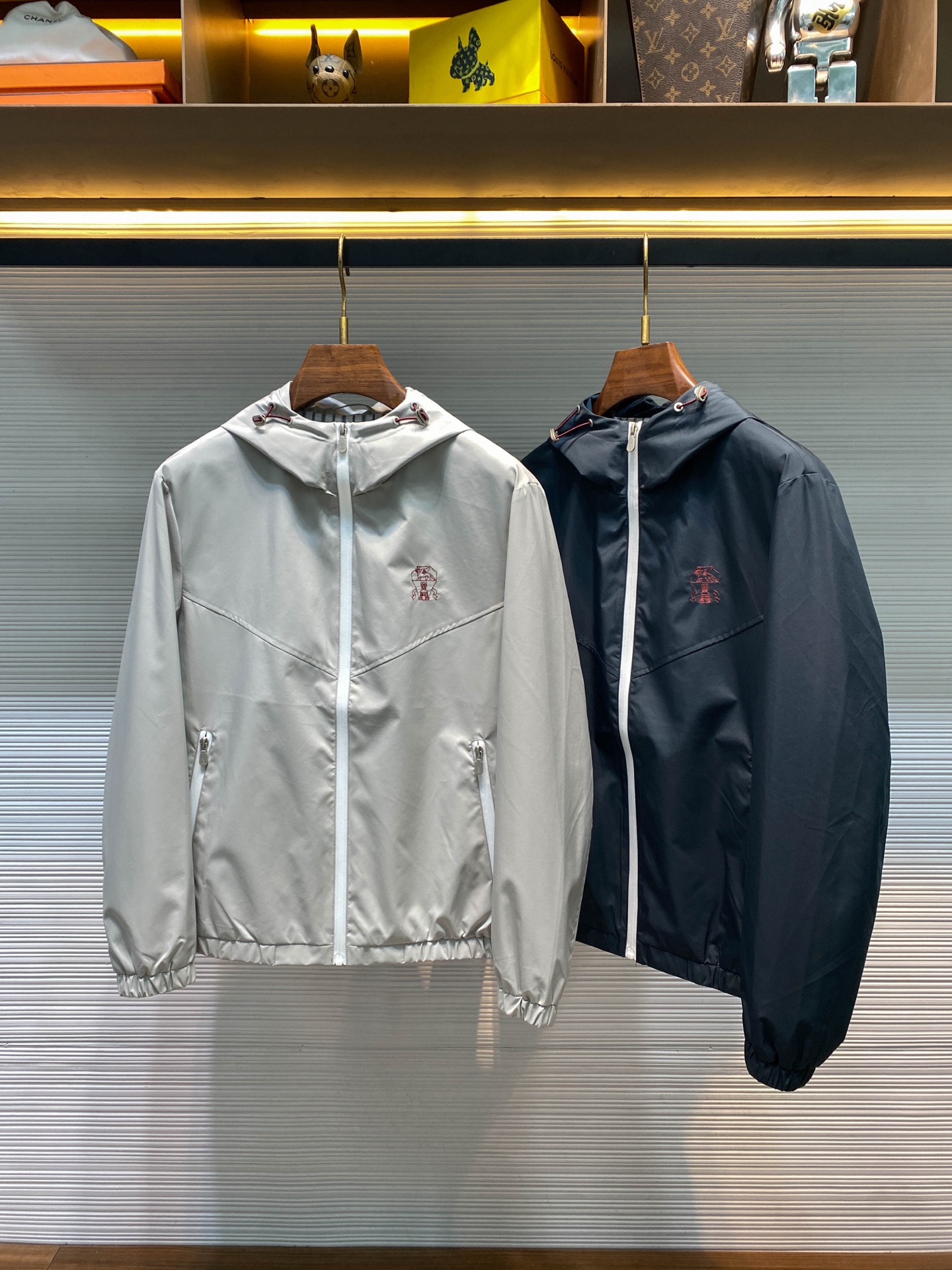 NO:677442,【61045】-BC25FW new autumn and winter technical fiber fabric hooded jacket, men's classic badge embroidery fashion contrasting zipper jacket!  Trading company channels are rare and available on the official website simultaneously!  On the fashion stage, there are always some items that can stand out with their unique design and excellent quality, and BC’s new jacket is one of them!  When you first see it, you will be attracted by its exquisite appearance. It is a work of art that carries fashion attitude and high luxury quality!  This jacket is made of custom-made technical fiber fabric. The fabric not only feels silky and smooth, but also has excellent performance. It can effectively resist the invasion of cold wind and build a warm line of defense for you in cold weather!  At the same time, it has good breathability. Even if you wear it for a long time, it will not make you feel hot and uncomfortable, and you will always feel dry and comfortable!  The classic striped lining inside comes into view. As one of the classic elements in the fashion industry, it will never go out of style!  Classic badge embroidery on the chest. This badge embroidery is like an exquisite work of art. Every stitch and thread contains the hard work and wisdom of the craftsman!  It is not only a simple decoration, but also a symbol of luxury status!  The contrasting zipper designs on the placket and pockets break the monotony and dullness of traditional jackets, adding a sense of fashion and vitality to the overall look!  The one-piece hooded design is simple and elegant, complementing the overall style!  The size of the hat is moderate, it can fit your head well and protect you from the wind and cold!  When you put on a hat, you feel like you are in a warm little world, and the cold outside can no longer invade you!  The fitted version can perfectly outline your body curves and show your confidence and charm!  Gray/navy blue, two colors available!  Size 48-56 Size 48 has shoulder width 47cm - chest 112cm - dress length 65cm - sleeve length 61cm Size 50 has shoulder width 48cm - chest 116cm - dress length 66cm - sleeve length 62cm Size 52 has shoulder width 49cm - chest 120cm - dress length 68cm - sleeve length 63cm  Size 54 has shoulder width 50cm - bust 124cm - dress length 70cm - sleeve length 64cm. Size 56 has shoulder width 51cm - chest 128cm - dress length 72cm - sleeve length 65cm. Size recommendation (standard version). Height 174-140 catties, try on size 50!  Boys weighing less than 130 pounds should choose size 48, 130-143 pounds should choose size 50, 143-156 pounds should choose size 52, 156-170 pounds should choose size 54, and 170-186 pounds should choose size 56!  ,men's and women's clothing,jackets & coats,jackets & coats,hats,19860909【61045】-BC25FW秋冬新款科技纤维面料连帽夹克,男士经典徽章刺绣时尚撞色拉链夹克外套！贸易公司渠道稀出,同步官网发售！在时尚的舞台上,总有一些单品能凭借独特的设计与卓越的品质脱颖而出,BC新款夹克便是其中之一！当你第一眼看到它时,就会被它那精致的外观所吸引,是一件承载着时尚态度与高奢品质的艺术品！ 这款外套采用客供定制科技纤维面料,面料不仅手感丝滑,还具备出色的性能,它能够有效抵御寒风的侵袭,为你在寒冷的天气里筑起一道温暖的防线！同时它又具有良好的透气性,即使长时间穿着,也不会让你感到闷热不适,仿佛时刻都能保持干爽自在！内里的经典条纹内衬映入眼帘,作为时尚界的经典元素之一,永远不会过时！胸前经典徽章刺绣,这枚徽章刺绣,宛如一件精美的艺术品,每一针每一线都蕴含着匠人的心血与智慧！它不仅仅是一个简单的装饰,更是高奢身份的象征！门襟及插袋处的撞色拉链设计,打破了传统外套的单调与沉闷,为整体造型增添了一份时尚与活力！一体式连帽设计,简洁大方,与整体风格相得益彰！帽子的大小适中,能够很好地贴合头部,为你遮挡风寒！当你戴上帽子,仿佛置身于一个温暖的小世界,外界的寒冷再也无法侵扰到你！而合身的版型,则能够完美地勾勒出你的身材曲线,展现出你的自信与魅力！灰色/藏青,两色入！尺码48-56 48码肩宽47cm-胸围112cm-衣长65cm-袖长61cm  50码肩宽48cm-胸围116cm-衣长66cm-袖长62cm  52码肩宽49cm-胸围120cm-衣长68cm-袖长63cm  54码肩宽50cm-胸围124cm-衣长70cm-袖长64cm  56码肩宽51cm-胸围128cm-衣长72cm-袖长65cm 尺码推荐（标准版型） 身高174-140斤,试穿50码合适！ 男生体重130斤以内选择48码,130-143斤选择50码,143-156斤选择52码,156-170斤选择54码,170-186斤选择56码！,男装女装,jackets & coats,jackets & coats,hats,,Women's clothing