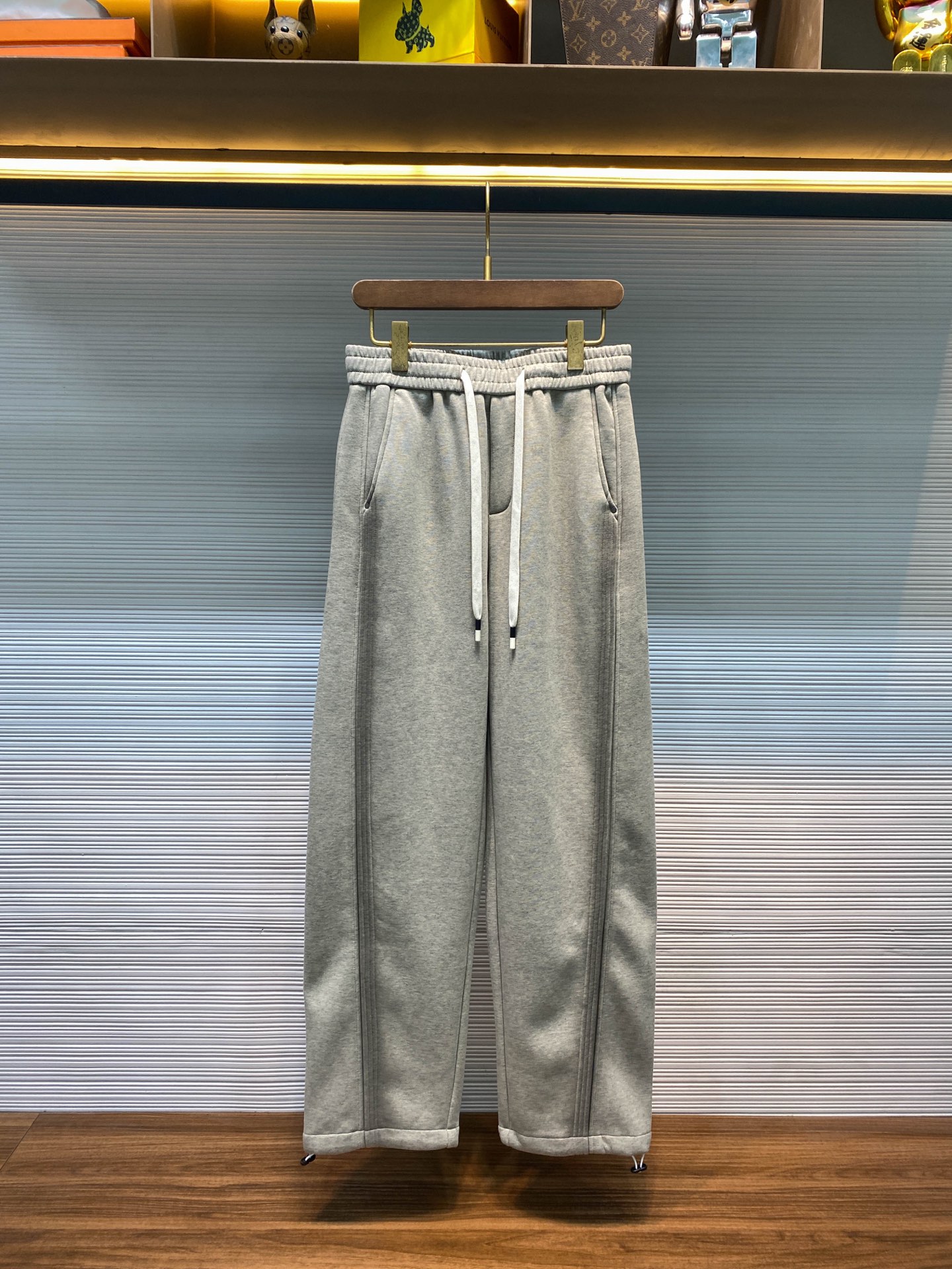 NO:677447,【5466】-JILS25FW new autumn and winter gray knitted cotton plus velvet drawstring casual trousers, men's three-dimensional quilted splicing adjustable drawstring leg fashion casual trousers!  Trading company channels are rare and available on the official website simultaneously!  On the fashion stage, there are always some items that can stand out with their unique design and excellent quality. JILS’ new gray casual pants are one of them!  When you first see it, the low-key yet stylish gray color instantly catches your eye, as if it is telling a simple but not simple fashion attitude!  These casual pants are made of custom-made knitted cotton fabric supplied by customers, and the bottom is velvet-treated. It fits tightly against your skin and gives you the most considerate care!  When you put it on, you feel as if you are surrounded by a warm embrace. No matter whether it is the biting cold wind or the freezing rain and snow outside, it cannot erode the warmth inside you!  The three-dimensional quilting on both sides of the trouser legs is spliced. The designer skillfully used the three-dimensional quilting process to form a unique line through the washing and dyeing effect, which increases the three-dimensional sense and layering of the pants. It has a simple tone and a unique personality, making you stand out in the crowd instantly!  The design of the drawstring elastic waistband fully considers the needs of different body types. Whether you are a slim fashionista or a slightly fatter comfort seeker, you can easily control it!  The drawstring cuff adjustment function on the trouser legs adds a sense of fashion and practicality to these pants!  When you want to show a casual style, you can loosen the drawstring and let the trousers hang down naturally, creating a lazy atmosphere!  And when you want to show a smart and neat feeling, you only need to gently tighten the drawstring and tie up the trousers, which will instantly make your legs more slender and make you look more energetic!  The loose fit abandons the tight design of traditional pants and gives your body enough room to move. This loose fit is not only suitable for people of all sizes, but also creates a casual and comfortable sense of fashion, allowing you to feel an unfettered freedom while wearing it!  Sizes XS-L  M size waist 78/84cm - hip 112cm - front 34cm - thigh 68cm - trouser length 110cm - trouser leg 46cm L size waist 82/88cm - hip 116cm - front 34cm - thigh 70cm - trouser length 110cm - trouser leg 48cm Recommended size (loose fit) Height 174-140 catties, try on size S!  Boys weighing less than 130 kilograms should choose XS size, 130-145 kilograms should choose S size, 145-162 kilograms should choose M size, and 162-180 kilograms should choose L size!  ,men's and women's clothing,jil sander,19860909【5466】-JILS25FW秋冬新款灰色针织全棉加绒抽绳休闲裤,男士立体绗缝拼接可调节式抽绳束脚时尚休闲长裤！贸易公司渠道稀出,同步官网发售！在时尚的舞台上,总有一些单品能凭借独特的设计与卓越的品质脱颖而出,JILS新款灰色休闲裤便是其中之一！当你第一眼看到它,那低调而不失格调的灰色,瞬间便能抓住你的目光,仿佛在诉说着一种简约而不简单的时尚态度！ 这款休闲裤采用客供定制针织棉布,底部进行了加绒处理,紧紧地贴合在你的肌肤上,给予你最贴心的呵护！当你穿上它,仿佛被温暖的怀抱所包围,无论外面是凛冽的寒风还是冰冷的雨雪,都无法侵蚀你内心的温暖！裤腿两侧立体绗缝拼接,设计师巧妙地运用了立体绗缝工艺,在通过水洗染色效果形成了一道独特的线条,增加了裤子的立体感和层次感,既有着简约的基调,又有着独特的个性,让你在人群中瞬间脱颖而出！抽绳松紧裤腰的设计,充分考虑到了不同身材的需求,无论你是身材苗条的时尚达人,还是体型稍胖的舒适追求者,都能轻松驾驭！ 裤脚抽绳束口调节的功能,更是为这条裤子增添了一份时尚感和实用性！当你想要展现出一种休闲随性的风格时,可以将抽绳放松,让裤脚自然垂落,营造出一种慵懒的氛围！而当你想要展现出一种干练利落的感觉时,只需轻轻拉紧抽绳,将裤脚束起来,瞬间就能让你的腿部线条更加修长,整个人也显得更加精神抖擞！宽松版型裁剪摒弃了传统裤子的紧身设计,给予你的身体足够的活动空间,这种宽松版型不仅适合各种身材的人穿着,还能营造出一种随性、自在的时尚感,让你在穿着过程中感受到一种无拘无束的自由！尺码XS-L XS码腰围72/78cm-臀围106cm-前档33cm-大腿围66cm-裤长108cm-裤脚44cm S码腰围75/81cm-臀围109cm-前档33cm-大腿围67cm-裤长109cm-裤脚45cm M码腰围78/84cm-臀围112cm-前档34cm-大腿围68cm-裤长110cm-裤脚46cm L码腰围82/88cm-臀围116cm-前档34cm-大腿围70cm-裤长110cm-裤脚48cm 尺码推荐（宽松版型） 身高174-140斤,试穿S码合适！ 男生体重130斤以内选择XS码,130-145斤选择S码,145-162斤选择M码,162-180斤选择L码！,男装女装,jil sander,,Women's clothing