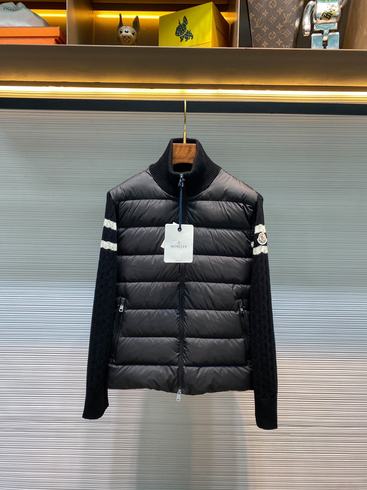 NO:677409,【D225】-MOC25FW new autumn and winter black cable knit stitching stand collar down jacket, same style for men and women with sleeve arm badge stripe intarsia fashion casual zipper down jacket!  Trading company channels are rare and available on the official website simultaneously!  A down jacket that perfectly combines practicality and fashion. It not only maintains the thermal performance of down jackets, but also incorporates the fashionable elements of sweaters, allowing the wearer to stay comfortable in the cold season while showing off his personal fashion taste!  The main body of this down jacket is made of customized nylon material, and the sleeves, back panel and hem are spliced ​​with knitted wool fabric. It is soft and comfortable, and has excellent skin-friendliness!  The high-quality white duck down filling inside is famous for its excellent thermal insulation effect. This combination makes this down jacket not only resistant to severe cold, but also provides a comfortable wearing experience!  The details are very fine, and the splicing of sweaters and down jackets is very exquisite to ensure comfortable wearing and no problems with threading or down running!  This design allows the wearer to enjoy warmth without worrying about the quality of the clothing!  The high collar design is also a highlight of this down jacket. The high collar not only provides excellent thermal insulation effect, but also adds a unique sense of fashion. Whether walking in the cold wind and snow or at an indoor party, the wearer can maintain grace and become the center of attention!  The striped intarsia design injects vitality and dynamics into the overall look. The three-dimensional cable knitted sleeves are embellished with striped intarsia and felt badge logos, making the clothing more eye-catching. This design not only makes the wearer rejuvenate in the cold season, but also adds a sense of fashion!  Size 1-4 Size 1 has shoulder width 50cm - chest 110cm - dress length 60cm - sleeve length 64cm Size 2 has shoulder width 51cm - chest 114cm - dress length 61cm - sleeve length 65cm Size 3 has shoulder width 52cm - chest 118cm - dress length 62cm - sleeve length 66cm Size 4 has shoulder width 53cm - chest 122cm - dress length 63cm - sleeve length 67cm  Recommended size (standard version) If you are 174-140 pounds tall, try on size M, which is suitable!  Boys weighing less than 130 kilograms should choose S size, 130-145 kilograms should choose M size, 145-162 kilograms should choose L size, and 162-180 kilograms should choose XL size!  All girls can choose size S!  ,Moncler,jackets & coats,jackets & coats,sweaters,down jacket,19860909【D225】-MOC25FW秋冬新款黑色绞花针织拼接立领羽绒夹克,男女同款袖臂徽章条纹嵌花时尚休闲拉链羽绒服外套！贸易公司渠道稀出,同步官网发售！一款实用与时尚完美结合羽绒服,它不仅保持了羽绒服的保暖性能,还融入了毛衣的时尚元素,使得穿着者在寒冷的季节中既能保持舒适,又能展现出个人的时尚品味！ 该羽绒服大身采用客供定制尼龙材质,衣袖及后幅和下摆拼接针织羊毛面料,柔软舒适,亲肤性极佳！内里高质量的白鸭绒填充,以其出色的保暖效果而闻名,这样的组合使得这款羽绒服既能抵御严寒,又能提供舒适的穿着体验！细节处理上非常精细,毛衣与羽绒服的拼接处理非常考究,确保穿着舒适,并且不会出现脱线和跑绒的问题！这样的设计让穿着者可以放心地享受保暖的同时,不用担心衣物的质量问题！ 高领设计也是这款羽绒服的一大亮点,高领不仅提供了出色的保暖效果,还增添了一份独特的时尚感,无论是在寒冷的风雪中行走,还是在室内聚会中,穿着者都能保持风度,成为众人瞩目的焦点！条纹嵌花设计为整体造型注入了活力与动感,立体绞花针织衣袖上点缀条纹嵌花与毛毡徽章Logo,使得服装更加引人注目,这样的设计不仅让穿着者在寒冷的季节中焕发出青春活力,还能增添一份时尚品味！尺码1-4 1码肩宽50cm-胸围110cm-衣长60cm-袖长64cm 2码肩宽51cm-胸围114cm-衣长61cm-袖长65cm 3码肩宽52cm-胸围118cm-衣长62cm-袖长66cm 4码肩宽53cm-胸围122cm-衣长63cm-袖长67cm 尺码推荐（标准版型） 身高174-140斤,试穿M码合适！ 男生体重130斤以内选择S码,130-145斤选择M码,145-162斤选择L码,162-180斤选择XL码！ 女生全部选择S码即可！,蒙口-服装,Moncler,jackets & coats,jackets & coats,sweaters,down jacket,,Women's clothing