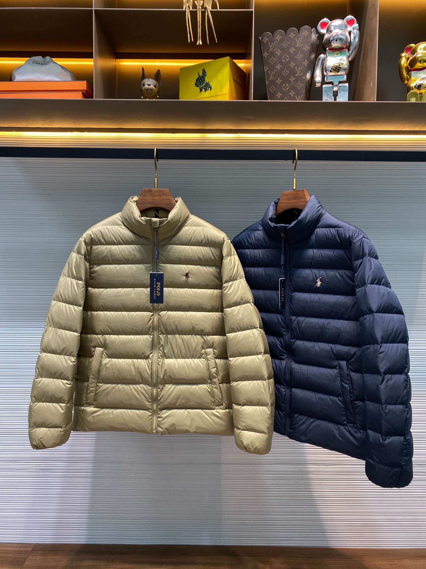 NO:677552,【D221】-RL25FW new autumn and winter high-density nylon material lightweight stand-collar down jacket, men's classic polo logo embroidered fashion casual zipper down jacket!  The trading company channel is rarely available, and it is available for sale on the official website at the same time for 3730 RMB!  In the increasingly cold season, a down jacket that is both warm and lightweight is undoubtedly an effective partner for people to resist the severe cold. RL's new lightweight down jacket is just such a high-quality single product that combines many advantages, bringing warmth and comfort to people in cold weather!  The outer layer of this lightweight down jacket is made of high-quality nylon fabric. This fabric is not simple. It has excellent windproof and waterproof properties. It is like a loyal guard, always guarding the warmth of the wearer!  When the biting cold wind howls in, it can tightly block the penetration of the wind, so that the cold air from the outside cannot easily invade!  On rainy days, when the rain hits the fabric, it will slide off quickly and will not penetrate into the inside of the clothes, thus effectively keeping the inside dry!  The lining of the down jacket is carefully selected from 90% white duck down, which has excellent thermal insulation properties!  Every gram of duck down contains endless warmth, and the weight of this down jacket reaches 260g. Such a sufficient filling volume is like wrapping your body with a thick layer of warm clouds, allowing you to feel the warmth of spring even in cold weather!  The classic polo logo on the chest adds a unique fashion touch to the entire dress!  It is carefully embroidered using an imported MECLO embroidery machine. The embroidery craftsmanship is exquisite. Every stitch and every thread is delicate and even, and the pattern of the polo logo is vividly presented on the fabric!  It not only demonstrates the high-end quality of the brand, but also allows the wearer to stand out from the crowd and show his unique taste and style!  The placket zipper design is simple and elegant, without too many complicated decorations, but it contains the perfect combination of practicality and beauty!  The closing design of the cuffs and hem adopts an ergonomic design, which can closely fit the wrist and waist, forming an effective windproof barrier!  The fit design fully takes into account the curves and proportions of the human body. It is carefully designed and tailored to fit the body perfectly. It is neither too loose and bulky nor too tight to restrict movement!  When you put it on, you will feel as if it is tailor-made and you can move freely. Whether you are walking, running or bending down, you can do so with ease and without any sense of restraint!  Navy blue/khaki, two colors included!  Sizes S-XL S size shoulder width 50cm-bust 116cm-shirt length 69cm-sleeve length 63cm M size shoulder width 51cm-chest 120cm-shirt length 70cm-sleeve length 64cm L size shoulder width 52cm-chest 124cm-shirt length 71cm-sleeve length 65cm XL size shoulder width 53cm-chest 128cm-shirt length 72cm-sleeve length 66cm  Size recommendation (standard version) Height 174-jin, try on size M and it will fit!  Boys weighing less than 150 pounds should choose S size, -150 pounds should choose M size, 150-168 pounds should choose L size, and 168-186 pounds should choose XL size!  ,men's clothing,jackets & coats,jackets & coats,down jacket,19860909【D221】-RL25FW秋冬新款高密度尼龙材质轻便立领羽绒夹克,男士经典马球徽标刺绣时尚休闲拉链羽绒服外套！贸易公司渠道稀出,同步官网发售3730RMB！在寒意渐浓的季节里,一件既保暖又轻便的羽绒服无疑是人们抵御严寒的得力伙伴,而RL新款轻便羽绒服,正是这样一款集众多优点于一身的优质单品,为人们在寒冷天气中带来了温暖与舒适！ 这款轻便羽绒服的外层采用高品质尼龙面料,这种面料可不简单,它具备出色的防风防水性能,就像一位忠诚的卫士,时刻守护着穿着者的温暖！当凛冽的寒风呼啸而来,它能够紧密地阻隔风力的穿透,让外界的冷空气无法轻易侵入！而在阴雨连绵的日子里,雨水打在面料上,会迅速滑落,不会渗透到衣服内部,从而有效地保持了内部的干爽！羽绒服内里精心选用90白鸭绒,这种鸭绒的保暖性能堪称卓越！每一克鸭绒都蕴含着无尽的温暖,而这款羽绒服的克重达到了260g,如此充足的填充量,就像给身体裹上了一层厚厚的温暖云朵,让你在寒冷的天气里也能感受到如春日般的温暖！ 胸前经典马球徽标,为整件衣服增添了一份独特的时尚气息！采用进口MECLO刺绣机精心绣制而成的,刺绣工艺精湛,每一针每一线都细腻而均匀,将马球徽标的图案栩栩如生地呈现在面料上！它不仅彰显了品牌的高端品质,更让穿着者在人群中脱颖而出,展现出独特的品味与风格！门襟拉链设计简洁大方,没有过多的繁杂装饰,却蕴含着实用与美观的完美结合！袖口和下摆的收口设计,采用了贴合人体工程学的设计,能够紧密地贴合手腕和腰部,形成一道有效的防风屏障！合身版型设计充分考虑了人体的曲线和比例,经过精心设计和剪裁,能够完美地贴合身体,既不会过于宽松显得臃肿,也不会过于紧身限制活动！穿上它你会感觉仿佛量身定制一般,活动自如,无论是行走、奔跑还是弯腰,都能轻松自如,毫无束缚感！藏青/卡其,两色入！尺码S-XL S码肩宽50cm-胸围116cm-衣长69cm-袖长63cm M码肩宽51cm-胸围120cm-衣长70cm-袖长64cm L码肩宽52cm-胸围124cm-衣长71cm-袖长65cm XL码肩宽53cm-胸围128cm-衣长72cm-袖长66cm 尺码推荐（标准版型） 身高174-斤,试穿M码合适！ 男生体重斤以内选择S码,-150斤选择M码,150-168斤选择L码,168-186斤选择XL码！,男装,jackets & coats,jackets & coats,down jacket,,Women's clothing