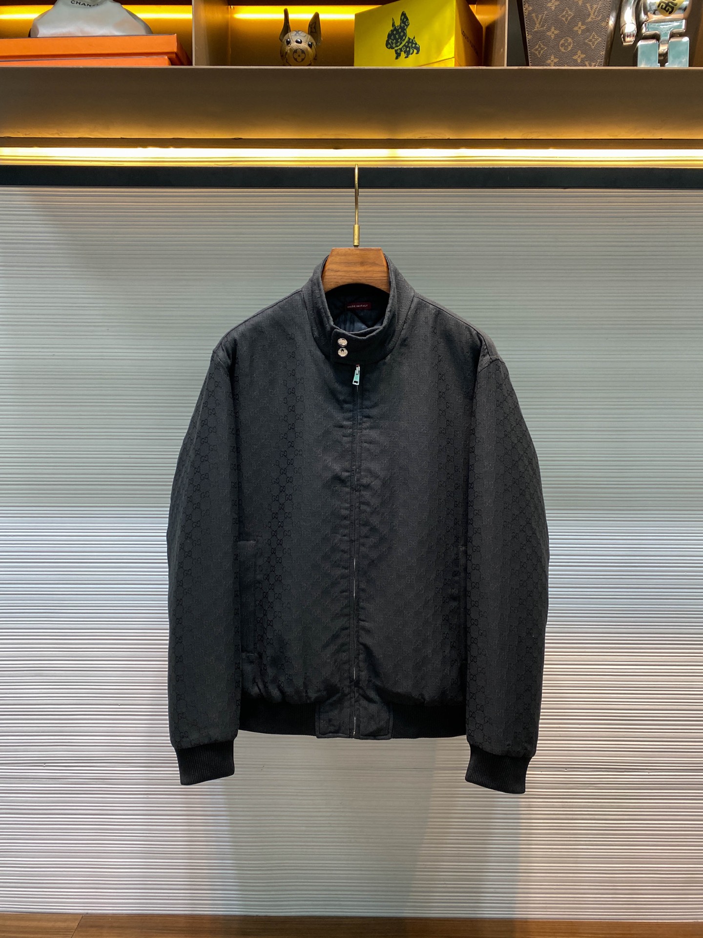 NO:677553,【BB731】-GU25FW new autumn and winter black micro-lattice cotton fabric stand-collar cotton jacket, men's classic GG dark pattern jacquard fashion zipper cotton jacket!  The trading company channel is rare, and it is available for sale on the official website at the same time for 22840 RMB!  G family has always become a shining star in the hearts of countless fashion lovers with its unique design concept and excellent quality!  And this all-over printed jacquard cotton coat is a masterpiece of the brand's unique ingenuity. Like a dazzling shooting star, it cuts through the fashionable night sky, bringing a visual feast that shocks the soul!  The material selection of this cotton coat is extremely sophisticated, using custom-made black GG cotton micro-lattice fabric. This fabric is like a mysterious noble, low-key and endless luxury. Every fiber has been carefully selected and woven, and the texture is fine and uniform, as if it is a work of art carefully carved by nature!  The use of double twill silk checkered sandwich fabric adds a unique style to this cotton coat!  The silky texture of silk contrasts with the cotton fabric, combining hardness and softness. It has both the warmth and simplicity of cotton and the elegance and nobility of silk!  The color design with obsidian black as the main tone is like nightfall, mysterious and profound!  When this deep black meets the GG pattern covering the body, a luxurious revolution begins. As the classic symbol of the brand, the GG pattern carries the brand's profound cultural heritage and historical heritage!  It is not just a simple pattern, but also a status symbol and a fashionable attitude!  In terms of detailed design, this cotton coat is even more original!  The design of the stand-up collar is like a majestic general, outlining the power arc of the neck!  It stands tall and upright, which not only adds confidence and majesty to the wearer, but also effectively resists the cold wind and protects the neck from the cold!  And the use of four-button buckles is even more of a finishing touch!  The traditional and classic buckle, the four-button buckle, has taken on new life and vitality with the designer's ingenious conception!  Not only does it have a practical function, it can firmly lock cotton clothes and prevent cold wind from entering, but it also contains a philosophical thought of combining strength and softness!  Loose version design, this design concept fully takes into account modern people's pursuit of comfort and freedom!  The loose fit is not flattering on your figure, whether you are a tall model or an ordinary person with a slightly chubby figure, you can easily control it!  It will not restrict your body like tight clothing, making you feel restricted and uncomfortable, but will give you enough space and freedom, allowing you to stretch your body freely and enjoy the fun of fashion!  Size 48-54 Size 48 has shoulder width 51cm - chest 130cm - dress length 70cm - sleeve length 66cm Size 50 has shoulder width 53cm - chest 134cm - dress length 71cm - sleeve length 67cm Size 52 has shoulder width 55cm - chest 138cm - dress length 73cm - sleeve length 68cm  Size 54, shoulder width 57cm - bust 142cm - length 74cm - sleeve length 69cm. Recommended size (loose fit). Height 174kg, trying on size 48 which is suitable!  Boys weighing less than 143 pounds choose size 48, 143-jin choose size 50, -175 pounds choose size 52, and 175-193 pounds choose size 54!  ,men's Gucci-clothing,gucci,gucci,jackets & coats,jackets & coats,real silk,19860909【BB731】-GU25FW秋冬新款黑色微格棉布织料立领棉衣,男士经典GG暗纹提花时尚拉链棉服夹克外套！贸易公司渠道稀出,同步官网发售22840RMB！G家始终以其独特的设计理念和卓越的品质,成为无数时尚爱好者心中的璀璨星辰！而这款满印提花棉衣,更是品牌匠心独运的杰作,宛如一颗耀眼的流星,划破时尚的夜空,带来一场震撼心灵的视觉盛宴！ 这款棉衣的选材堪称极致考究,采用了定制的黑色GG棉质微格织料,这种织料宛如一位神秘的贵族,低调中透着无尽的奢华.每一根纤维都经过精心挑选和编织,纹理细腻而均匀,仿佛是大自然精心雕琢的艺术品！而双斜纹真丝方格夹层布的运用,更是为这款棉衣增添了一抹别样的风情！真丝那丝滑的质感,与棉质织料相互映衬,刚柔并济,既有着棉质的温暖与质朴,又有着真丝的优雅与高贵！以曜石黑为主基调的色彩设计,宛如夜幕降临,神秘而深邃！当这深沉的黑色邂逅铺满衣身的GG图案,一场奢华的革命就此拉开帷幕,GG图案作为品牌的经典标志,承载着品牌深厚的文化底蕴和历史传承！它不仅仅是一个简单的图案,更是一种身份的象征,一种时尚的态度！ 在细节设计上,这款棉衣更是独具匠心！立领的设计宛如一位威严的将军,勾勒出颈部权力的弧线！它高高地挺立着,不仅为穿着者增添了一份自信和威严,还能有效地抵御寒风的侵袭,保护颈部不受寒冷的影响！而四合扣的运用,则更是点睛之笔！四合扣这种传统而又经典的扣具,在设计师的巧妙构思下,焕发出了新的生机与活力！它不仅具有实用功能,能够牢固地锁住棉衣,防止寒风灌入,还蕴含着一种刚柔并济的哲学思想！宽松版型设计,这种设计理念充分考虑了现代人对于舒适和自由的追求！宽松的版型不挑身材,无论你是身材高挑的模特,还是身材微胖的普通人,都能轻松驾驭！它不会像紧身衣物那样束缚你的身体,让你感到拘束和不适,而是给予你足够的空间和自由,让你能够自由地舒展身体,尽情享受时尚带来的乐趣！尺码48-54 48码肩宽51cm-胸围130cm-衣长70cm-袖长66cm  50码肩宽53cm-胸围134cm-衣长71cm-袖长67cm  52码肩宽55cm-胸围138cm-衣长73cm-袖长68cm  54码肩宽57cm-胸围142cm-衣长74cm-袖长69cm 尺码推荐（宽松版型） 身高174-斤,试穿48码合适！ 男生体重143斤以内选择48码,143-斤选择50码,-175斤选择52码,175-193斤选择54码！,男装古驰-服装,gucci,gucci,jackets & coats,jackets & coats,real silk,,Women's clothing