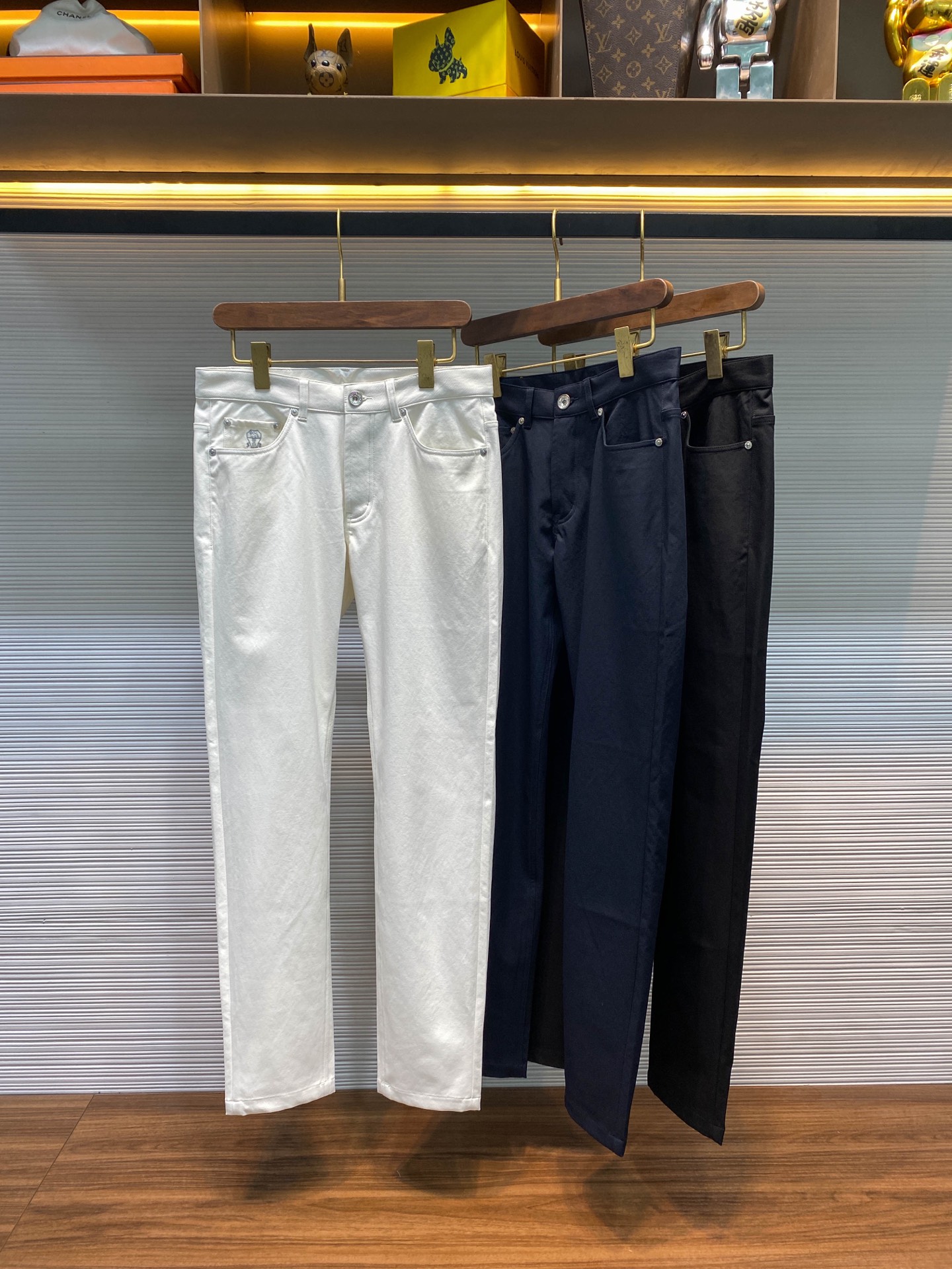 NO:775402,[BC26SS spring and summer new style Tencel blended twill fabric straight casual pants, men's classic badge embroidery business casual versatile slim trousers!  Trading company channels are rare and available on the official website simultaneously!  A casual trousers that combines fashion sense with high quality. It is like a bright star, exuding a unique light among many trousers!  These casual pants are made of custom-made Tencel blended twill fabric, and its composition is very sophisticated!  The 93% polyester fiber gives the pants excellent wrinkle resistance and shape retention. No matter how you move, it can always remain flat and crisp, and will not wrinkle easily, allowing you to maintain an elegant and decent image at all times!  5 Lyocell brings natural softness and breathability, just like applying a gentle mask to the skin, allowing your legs to breathe freely during wearing, and you will not feel stuffy or uncomfortable even if you wear it for a long time!  And the spandex blend of 2 adds just the right amount of elasticity to the pants. It is like a caring partner, stretching flexibly with your every movement, giving you an unfettered and comfortable experience whether you are walking, sitting or running!  The front pocket is embellished with classic badge embroidery, carrying the brand’s profound cultural heritage and unique fashion concept!  Customized brand-engraved metal buttons are provided for customers. Every detail has been carefully polished. The metal material exudes a cold and noble luster. The brand's unique logo is engraved on it, highlighting the brand's excellent quality and exquisite craftsmanship!  The embossed leather label patch on the back waist shows off the exquisite details!  The straight-leg slim fit is carefully designed based on ergonomic principles. The straight-leg pants can well modify the leg lines and make your legs look straighter and slender!  The slim-fitting design fits the body curve just right. It is neither too tight to make you feel restricted nor too loose to make you drag. It is like it is tailor-made for your legs, allowing you to feel unparalleled comfort and ease while wearing it!  Black/dark blue/apricot, three colors available!  Size 30-38 Size 30 waist 76cm - hip 96cm - front 25cm - thigh 56cm - trouser length 103cm - trouser leg 32cm Size 31 waist 79cm - hip 98cm - front 25cm - thigh 57cm - trouser length 104cm - trouser leg 33cm  Size 32 waist 82cm - hip 100cm - front 26cm - thigh 58cm - trouser length 105cm - trouser leg 34cm Size 33 waist 85cm - hip 102cm - front 26cm - thigh 59cm - trouser length 106cm - trouser leg 34cm  Size 34 waist 88cm - hip 105cm - front 27cm - thigh 60cm - trouser length 107cm - trouser leg 35cm Size 35 waist 91cm - hip 108cm - front 27cm - thigh 62cm - trouser length 107cm - trouser leg 35cm  Size 36 waist 94cm - hip 111cm - front 28cm - thigh 64cm - trouser length 108cm - trouser leg 36cm Size 38 waist 98cm - hip 114cm - front 28cm - thigh 66cm - trouser length 108cm - trouser leg 36cm Recommended size (standard version) Height 174-140 catties, try on size 32!  For boys weighing less than 130 pounds, choose size 30, between 130 and 138 pounds, choose size 31, between 138 and 146 pounds, choose size 32, between 146 and 154 pounds, choose size 33, between 154 and 162 pounds, choose size 34, between 162 and 170 pounds, choose size 35, between 170 and 178 pounds, choose size 36, and between 178 and 188 pounds, choose size 38!  ,,19860909【BC26SS春夏新款天丝混纺斜纹面料直筒休闲裤,男士经典徽章刺绣商务休闲百搭修身长裤！贸易公司渠道稀出,同步官网发售！一款集时尚感与高品质于一身的休闲长裤,它宛如一颗璀璨的明星,在众多裤装中散发着独特的光芒！ 这款休闲裤采用客供定制天丝混纺斜纹面料,其成分构成十分考究！93的聚酯纤维赋予了裤子出色的抗皱性和保形性,无论你如何活动,它都能始终保持平整挺括,不会轻易出现褶皱,让你时刻保持优雅得体的形象！5的莱赛尔则带来了天然的柔软和透气性,就像给肌肤敷上了一层轻柔的面膜,让你的双腿在穿着过程中能够自由呼吸,即使长时间穿着也不会感到闷热和不适！而那2的氨纶混纺,更是为裤子增添了恰到好处的弹性,它如同一位贴心的伙伴,随着你的每一个动作灵活伸展,无论是行走、坐下还是奔跑,都能给予你无拘无束的舒适体验！ 前幅口袋处经典徽章刺绣点缀,承载着品牌深厚的文化底蕴和独特的时尚理念！客供定制品牌刻印金属纽扣,每一个细节都经过精心打磨,金属材质散发着冷冽而高贵的光泽,上面刻印着品牌独特的标志,彰显着品牌的卓越品质和精湛工艺！而后腰处的压花皮标贴饰,更是将精致细节展现得淋漓尽致！直筒修身版型,根据人体工程学原理精心设计而成,直筒的裤型能够很好地修饰腿部线条,让你的双腿看起来更加笔直修长！而修身的设计则恰到好处地贴合身体曲线,既不会过于紧绷让你感到束缚,也不会过于宽松显得拖沓,它就像是为你的双腿量身定制的一样,让你在穿着过程中感受到无与伦比的舒适和自在！黑色/深蓝/杏色,三色入！尺码30-38 30码腰围76cm-臀围96cm-前档25cm-大腿围56cm-裤长103cm-裤脚32cm  31码腰围79cm-臀围98cm-前档25cm-大腿围57cm-裤长104cm-裤脚33cm  32码腰围82cm-臀围100cm-前档26cm-大腿围58cm-裤长105cm-裤脚34cm  33码腰围85cm-臀围102cm-前档26cm-大腿围59cm-裤长106cm-裤脚34cm  34码腰围88cm-臀围105cm-前档27cm-大腿围60cm-裤长107cm-裤脚35cm  35码腰围91cm-臀围108cm-前档27cm-大腿围62cm-裤长107cm-裤脚35cm  36码腰围94cm-臀围111cm-前档28cm-大腿围64cm-裤长108cm-裤脚36cm  38码腰围98cm-臀围114cm-前档28cm-大腿围66cm-裤长108cm-裤脚36cm 尺码推荐（标准版型） 身高174-140斤,试穿32码合适！ 男生体重130斤以内选择30码,130-138斤选择31码,138-146斤选择32码,146-154斤选择33码,154-162斤选择34码,162-170斤选择35码,170-178斤选择36码,178-188斤选择38码！,,,Men's clothing