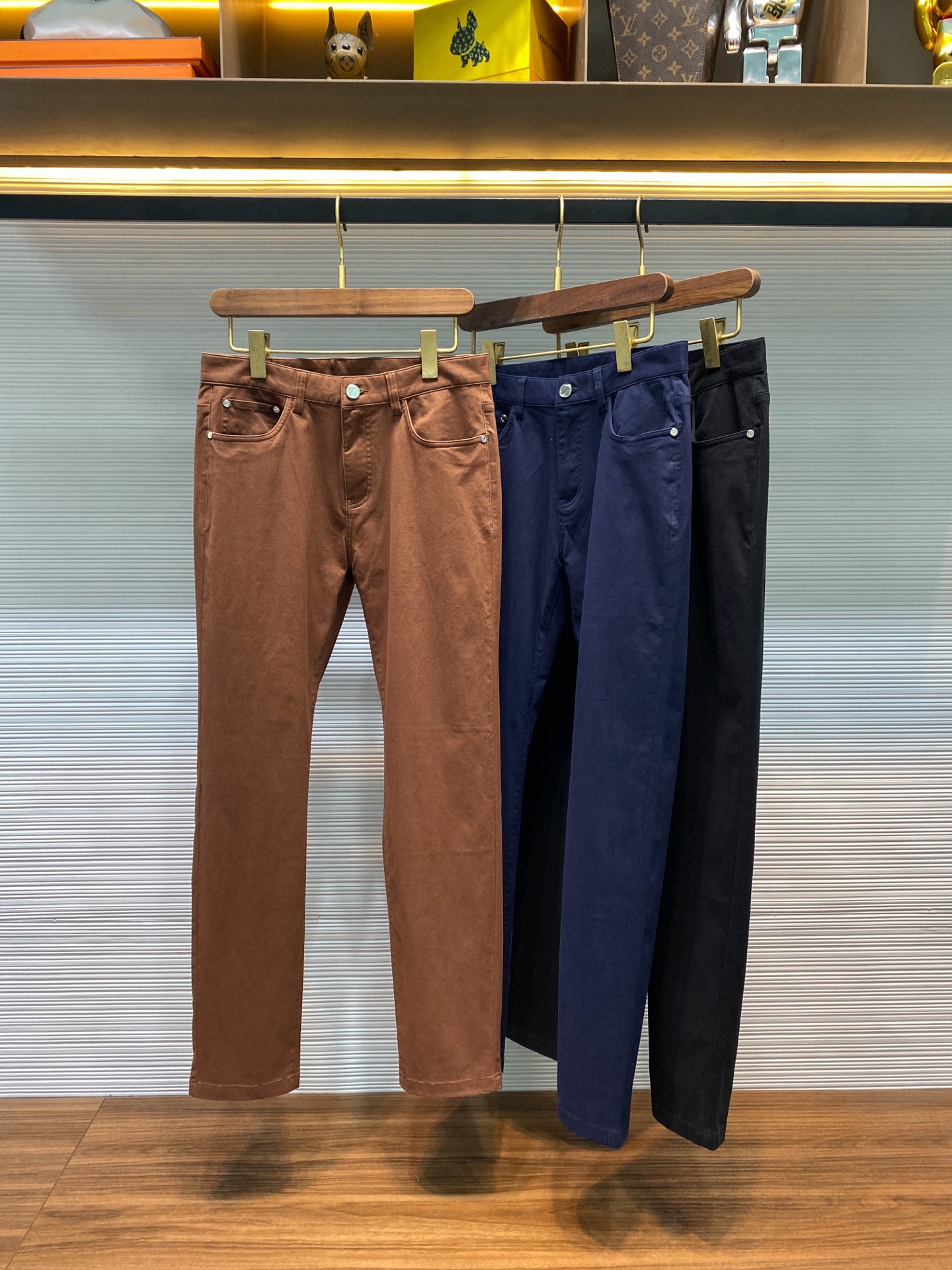 NO:775414,[EZ26SS spring and summer new style twill brushed Tencel blended fabric casual pants, men's classic embroidered nameplate patch decoration slim straight casual trousers!  Trading company channels are rare and available on the official website simultaneously!  In today's fashion era that pursues both personality and quality, a unique pair of pants can often become the focus of everyone's attention!  Z's new straight-leg casual pants are undoubtedly such an eye-catching fashion item. With its excellent fabrics, exquisite details and perfect fit, it interprets the perfect fusion of fashion and quality!  The trousers are made of custom-made Tencel blended twill fabric, and its composition is also very sophisticated. It is blended with 93% polyester fiber, 5% lyocell and 2% spandex!  Polyester fiber gives the pants good stiffness and wrinkle resistance, so that no matter how many times they are worn and washed, they can always remain as smooth as new, will not wrinkle easily, and always show a delicate texture!  The addition of lyocell adds natural softness and breathability to the pants. It is like a gift from nature, making the pants more skin-friendly and comfortable when worn, as if they are integrated with the skin, without any sense of restraint!  The 2 spandex, although it does not account for much, plays a vital role. It provides just the right elasticity for the pants, so that the pants fit the leg lines without being too tight. Whether you are walking, sitting or exercising, you can move freely without any pressure!  The surface of the fabric has also been brushed. When you touch it gently with your hand, the skin-friendly and comfortable feeling instantly spreads throughout the whole body, delicate and warm, as if you are stroking a soft cloud!  This brushing treatment not only improves the feel of the pants, but also increases its warmth retention, allowing you to feel full of warmth in the cold season!  The customized brand-engraved metal buttons have a surface as smooth as a mirror, exuding a low-key and luxurious luster!  The embroidered nameplate patch decoration on the back waist pushes the sense of luxury to the extreme, making you stand out from the crowd and highlighting your unique luxury identity!  Straight-leg slim cut, the straight-leg design makes the lines of the pants smooth and natural, extending from the waist to the trouser legs, without any sense of drag!  The slim cut can cleverly fit your leg curves, showing off your slender and straight legs!  Black/brown/dark navy, three colors available!  Size 30-38 (no 35) Size 30 waist 76cm - hip 96cm - front 26cm - thigh 56cm - trouser length 101cm - trouser leg 32cm Size 31 waist 79cm - hip 99cm - front 26cm - thigh 57cm - trouser length 102cm - trouser leg 33cm  Size 32 waist 82cm - hip 102cm - front 27cm - thigh 58cm - trouser length 103cm - trouser leg 34cm Size 33 waist 85cm - hip 105cm - front 27cm - thigh 60cm - trouser length 104cm - trouser leg 35cm  Size 34 waist 88cm - hip 108cm - front 28cm - thigh 62cm - trouser length 104cm - trouser leg 36cm Size 36 waist 91cm - hip 111cm - front 28cm - thigh 64cm - trouser length 105cm - trouser leg 37cm  Size 38, waist circumference 94cm - hip circumference 114cm - front part 28cm - thigh circumference 66cm - trouser length 105cm - trouser leg 37cm Recommended size (standard version) Height 174-140 catties, try on size 32 which is suitable!  For boys weighing less than 130 pounds, choose size 30, between 130 and 138 pounds, choose size 31, between 138 and 146 pounds, choose size 32, between 146 and 154 pounds, choose size 33, between 154 and 164 pounds, choose size 34, between 164 and 174 pounds, choose size 36, and between 174 and 185 pounds, choose size 38!  ,,19860909【EZ26SS春夏新款斜纹磨毛天丝混纺面料休闲裤,男士经典刺绣铭牌贴布装饰修身直筒休闲长裤！贸易公司渠道稀出,同步官网发售！在当今这个追求个性与品质并重的时尚时代,一款独具特色的裤子往往能成为众人瞩目的焦点！Z家新款直筒休闲裤,无疑就是这样一件令人眼前一亮的时尚单品,它以其卓越的面料、精致的细节和完美的版型,诠释着时尚与品质的完美融合！ 该裤装采用客供定制天丝混纺斜纹面料,其成分构成也十分考究,由93的聚酯纤维、5的莱赛尔以及2的氨纶混纺而成！聚酯纤维赋予了裤子良好的挺括性和抗皱性,让它无论经过多少次的穿着和洗涤,都能始终保持平整如新,不会轻易出现褶皱,时刻展现出精致的质感！莱赛尔的加入则为裤子增添了一份天然的柔软与透气性,它就像是大自然赋予的礼物,让裤子在穿着时更加亲肤舒适,仿佛与肌肤融为一体,不会有任何的束缚感！而那2的氨纶,虽然占比不多,但却起到了至关重要的作用,它为裤子提供了恰到好处的弹性,使得裤子在贴合腿部线条的同时,又不会过于紧绷,无论是行走、坐下还是运动,都能让你活动自如,毫无压力！ 面料表面还经过了磨毛处理,当你用手轻轻触摸它时,那种亲肤舒适的感觉瞬间传遍全身,细腻而温暖,仿佛在抚摸着一朵轻柔的云朵！这种磨毛处理不仅提升了裤子的触感,还增加了它的保暖性,让你在寒冷的季节里也能感受到满满的温暖！客供定制的品牌刻印金属纽扣,表面光滑如镜,散发着一种低调而奢华的光泽！而后腰处的刺绣铭牌贴布装饰,更是将奢华感推向了极致,让你在人群中脱颖而出,凸显出与众不同的奢华身份！直筒修身版型裁剪,直筒的设计让裤子的线条流畅而自然,从腰部一直延伸到裤脚,没有丝毫的拖沓感！而修身的剪裁,则能够巧妙地贴合你的腿部曲线,展现出你修长而笔直的双腿！黑色/咖啡色/深藏青,三色入！尺码30-38（无35） 30码腰围76cm-臀围96cm-前档26cm-大腿围56cm-裤长101cm-裤脚32cm 31码腰围79cm-臀围99cm-前档26cm-大腿围57cm-裤长102cm-裤脚33cm 32码腰围82cm-臀围102cm-前档27cm-大腿围58cm-裤长103cm-裤脚34cm 33码腰围85cm-臀围105cm-前档27cm-大腿围60cm-裤长104cm-裤脚35cm 34码腰围88cm-臀围108cm-前档28cm-大腿围62cm-裤长104cm-裤脚36cm 36码腰围91cm-臀围111cm-前档28cm-大腿围64cm-裤长105cm-裤脚37cm 38码腰围94cm-臀围114cm-前档28cm-大腿围66cm-裤长105cm-裤脚37cm 尺码推荐（标准版型） 身高174-140斤,试穿32码合适！ 男生体重130斤以内选择30码,130-138斤选择31码,138-146斤选择32码,146-154斤选择33码,154-164斤选择34码,164-174斤选择36码,174-185斤选择38码！,,,Men's clothing