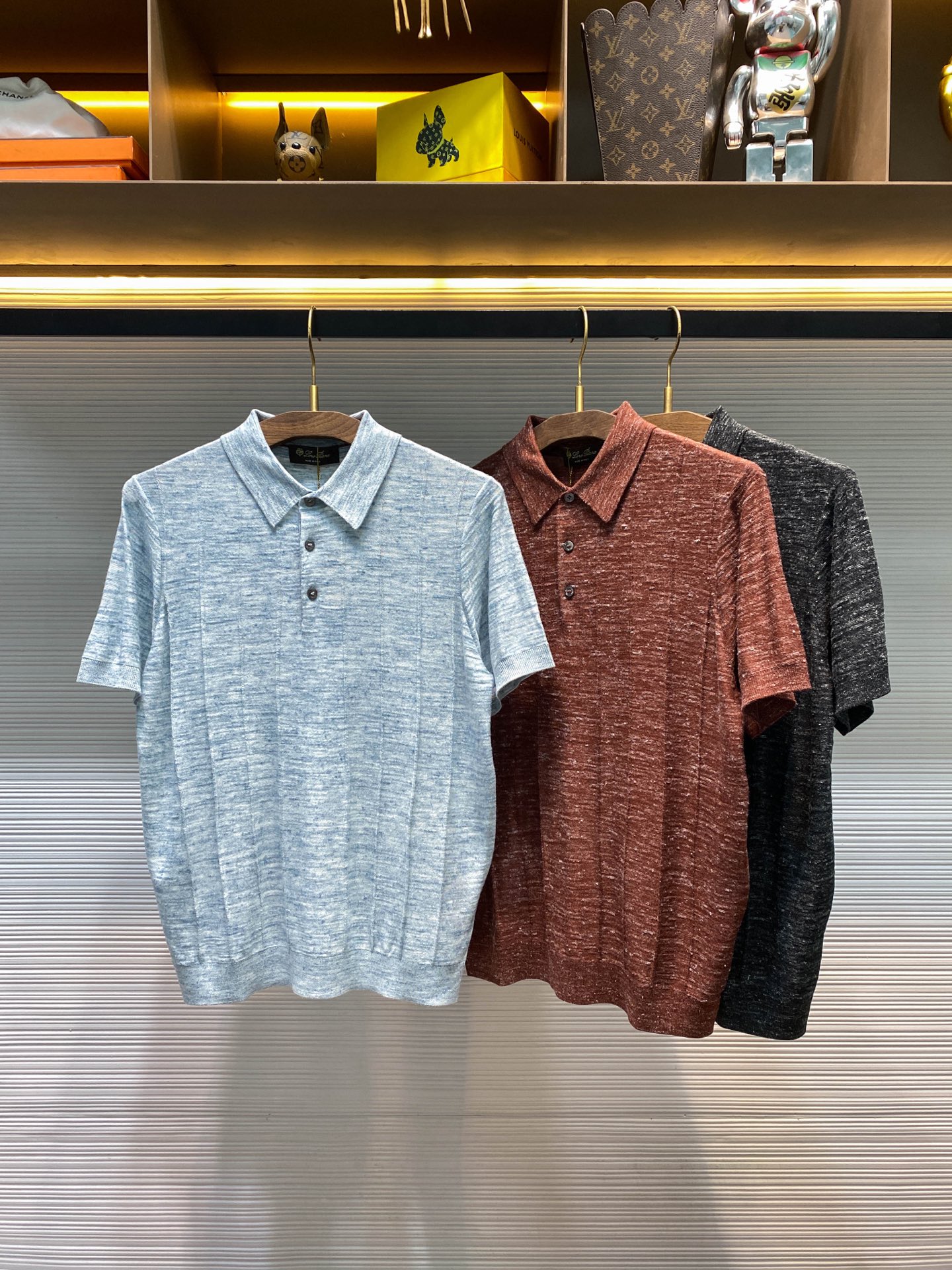NO:775468,[-LSS spring and summer new imported linen blended floral yarn knitted lapel short Tee, men's three-dimensional vertical stripe texture business casual short-sleeved knitted Polo shirt!  Trading company channels are rare and available on the official website simultaneously!  On the fashion stage, every single item carries a unique charm and style, and this LP floral yarn knitted Polo shirt is undoubtedly one of the bright stars, attracting the attention of many fashion lovers with its excellent quality and exquisite design!  This Polo shirt is made of custom-made 83% acrylic and 17% linen blended yarn knitted fabric. The acrylic material has excellent warmth retention and wrinkle resistance, allowing the clothing to maintain good shape during wearing and is not easy to deform and wrinkle!  As a leader among natural fibers, linen is famous for its breathability and moisture absorption!  When these two fibers are cleverly blended together, this light, soft and waxy fabric is born!  The three-dimensional vertical stripe texture on the front panel is the designer’s ingenuity!  These vertical stripes are not simple flat patterns, but a three-dimensional texture created through a special knitting process!  When you wear this Polo shirt, these vertical stripes will visually lengthen your figure, making your figure look longer and taller!  At the same time, the three-dimensional vertical stripes also add a unique sense of layering to the entire dress, breaking the monotonous plane feel and making you stand out from the crowd!  Fitted design, when you put it on, you will feel that every inch of the fabric fits your body just right, outlining your beautiful body lines, allowing you to feel unparalleled comfort while showing off your fashion sense!  Orchid color/caramel color/flower black, three colors available!  Size 48-56 Size 48 has shoulder width 40cm - bust 100cm - dress length 63cm Size 50 has shoulder width 41cm - bust 104cm - dress length 64cm Size 52 has shoulder width 42cm - bust 108cm - dress length 66cm Size 54 has shoulder width 44cm - chest 113cm - dress length 68cm  Size 56, shoulder width 46cm - bust 118cm - length 70cm. Recommended sizes (standard fit). Height 174-140 catties. Try on size 50 which is suitable!  Boys weighing less than 130 pounds should choose size 48, 130-142 pounds should choose size 50, 142-155 pounds should choose size 52, 155-168 pounds should choose size 54, and 168-183 pounds should choose size 56!  ,,loro piana,T-shirt,19860909【-LSS春夏新款进口亚麻混纺花纱针织翻领短Tee,男士立体竖条纹肌理商务休闲短袖针织Polo衫！贸易公司渠道稀出,同步官网发售！在时尚的舞台上,每一件单品都承载着独特的魅力与风格,而这款LP花纱针织Polo衫,无疑是其中一颗璀璨的明星,以其卓越的品质和精致的设计,吸引着众多时尚爱好者的目光！ 这款Polo衫采用客供定制83腈纶与17亚麻混纺纱线针织面料,腈纶材质有着出色的保暖性和抗皱性,让衣物在穿着过程中能够保持良好的形态,不易变形起皱！而亚麻作为天然纤维中的佼佼者,以其透气性和吸湿性闻名！当这两种纤维巧妙地混纺在一起,便诞生了这款质地轻薄软糯的面料！前幅立体竖条纹肌理,是设计师的匠心独运之处！这些竖条纹并非简单的平面图案,而是通过特殊的针织工艺,打造出了具有立体感的纹理！当你穿上这件Polo衫,这些竖条纹会在视觉上拉长你的身形,让你的身材看起来更加修长挺拔！同时立体竖条纹还为整件衣服增添了一份独特的层次感,打破了单调的平面感,使你在人群中脱颖而出！合身版型设计,穿上它你会感觉到每一寸布料都恰到好处地贴合在身体上,勾勒出你优美的身材线条,让你在展现时尚品味的同时,也能感受到无与伦比的舒适！花兰色/焦糖色/花黑色,三色入！尺码48-56 48码肩宽40cm-胸围100cm-衣长63cm  50码肩宽41cm-胸围104cm-衣长64cm  52码肩宽42cm-胸围108cm-衣长66cm  54码肩宽44cm-胸围113cm-衣长68cm  56码肩宽46cm-胸围118cm-衣长70cm 尺码推荐（标准版型） 身高174-140斤,试穿50码合适！ 男生体重130斤以内选择48码,130-142斤选择50码,142-155斤选择52码,155-168斤选择54码,168-183斤选择56码！,,loro piana,T-shirt,,Men's clothing