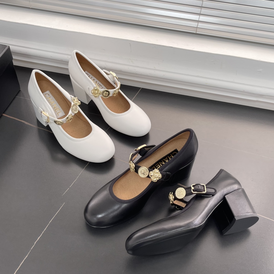 NO:236248,.Dongguan produces good goods and supports distribution!  [★Rough Heel], Chanel's new style of gold coin buckle Mary Jane single shoes!  Xiao Xiang’s shoes cannot be worn, otherwise they will basically be entangled. This handmade series badge Mary Jane looks so beautiful when she is wearing it. The comfort level will remind you of the ballet shoes you were young. Their exquisiteness is also full of precision. The vitality of these shoes lies in the row of golden badges, which tie Chanel’s soul to the straps. Retro and versatile!  If you are not particularly tall insteps, you can try it! Imported lambskin on the upper, high-density towel inside, outsole Italian leather sole, heel about 7cm, size 35-40, original box packaging!  Edit 23F43W480, Mary Jane, Chanel, Chanel, Mary Jane, Sheepskin19860909.莞产好货,支持分销！【★粗跟款】, 香奈儿新款金币扣玛丽珍单鞋！ 小香家的鞋是不能上脚的,不然基本就会被圈住.这款手工系列徽章玛丽珍上脚是真好看,舒适度会想起小时候的芭蕾舞鞋,精致度也是拉得满满的,这双鞋的生命力就在于那一排金色的徽章,将香奈儿的灵魂系在了绑带上.复古又百搭！脚背不是特别高的小姐妹,都可以试试! 鞋面进口小羊皮, 内里高密度毛巾内里, 大底意大利真皮底, 鞋跟约7cm, 码数35-40码,原盒包装！ 编23F43W480,玛丽珍,chanel,chanel,mary jane,sheepskin,Women's Shoes