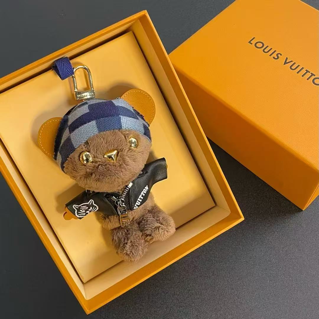 NO:617131,LV co-branded bear pendant, blue plaid hat style, plush is super soft, golden eyes are shining, size is about 15cm, suitable for bag hanging or trousers waist hanging, trendy and cute,, louis vuitton, hats19860909LV联名小熊挂件,蓝色格纹帽款,毛绒超柔软,金色眼睛闪闪亮,尺寸约15cm,适合包包挂饰或裤腰挂,又潮又萌,,louis vuitton,hats,accessory