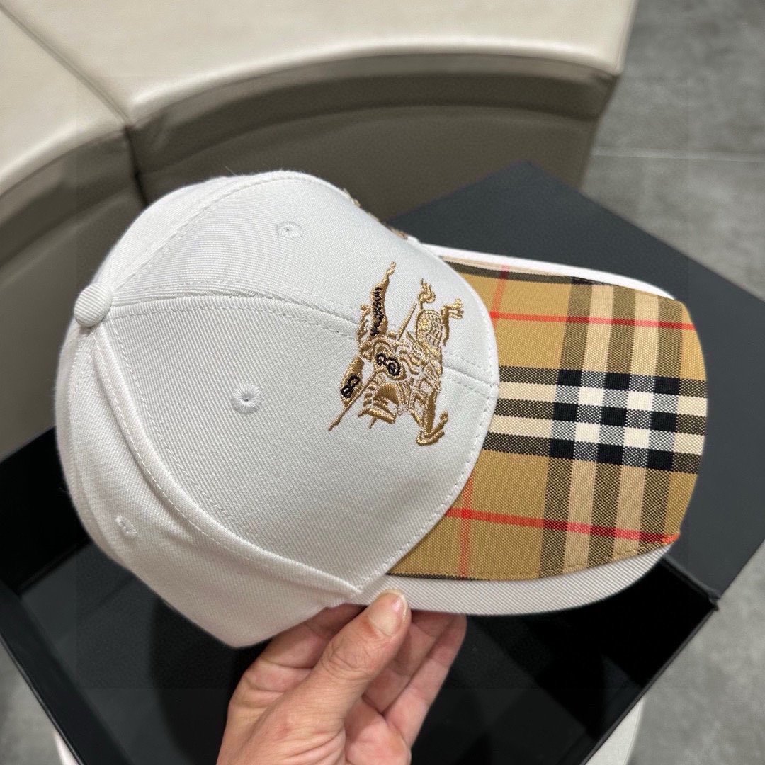 Burberry巴宝莉最新款巴宝莉刺绣棒球帽细节做工都很精致面料超舒服！百搭款市场最好版本