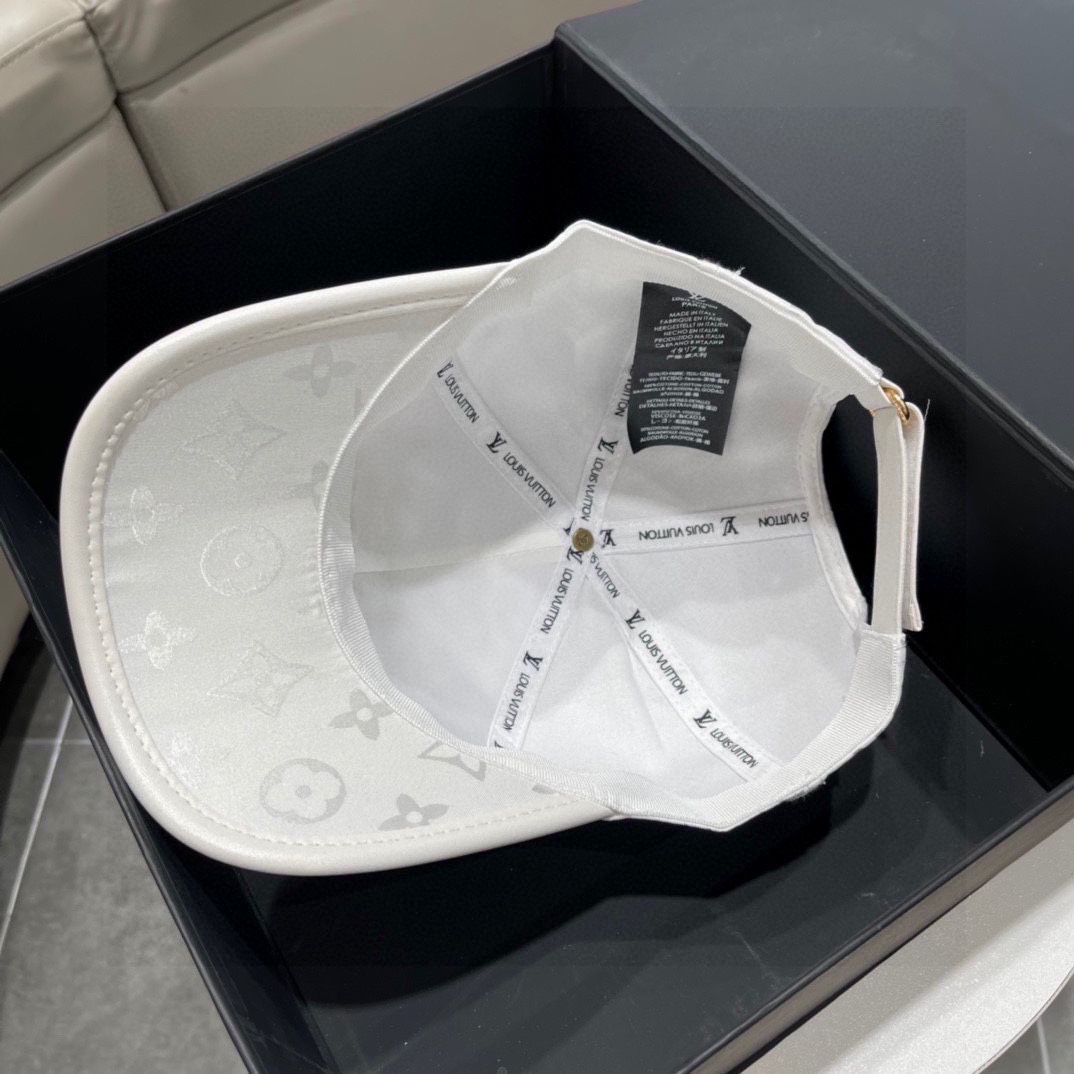 NO:192378,LV baseball cap, the new simple style of the official website of the early spring counter, very fashionable!  Casual sports style, classic production, super easy to wear clothes!  Hat fisherman hat baseball hat knit hat, hat, louis vuitton, espadrilles,hats19860909LV棒球帽 早春官网专柜新款简约款,很潮！休闲运动款,经典制作,超级好搭衣服！帽子渔夫帽棒球帽针织帽,帽子,louis vuitton,espadrilles,hats,hat