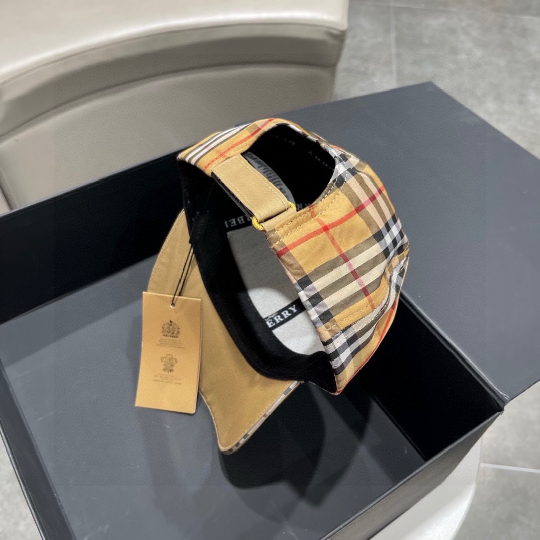  Burberry 巴宝莉 2024最新款巴宝莉刺绣原单棒球帽，细节做工都很精致，面料超舒服！百搭款市场