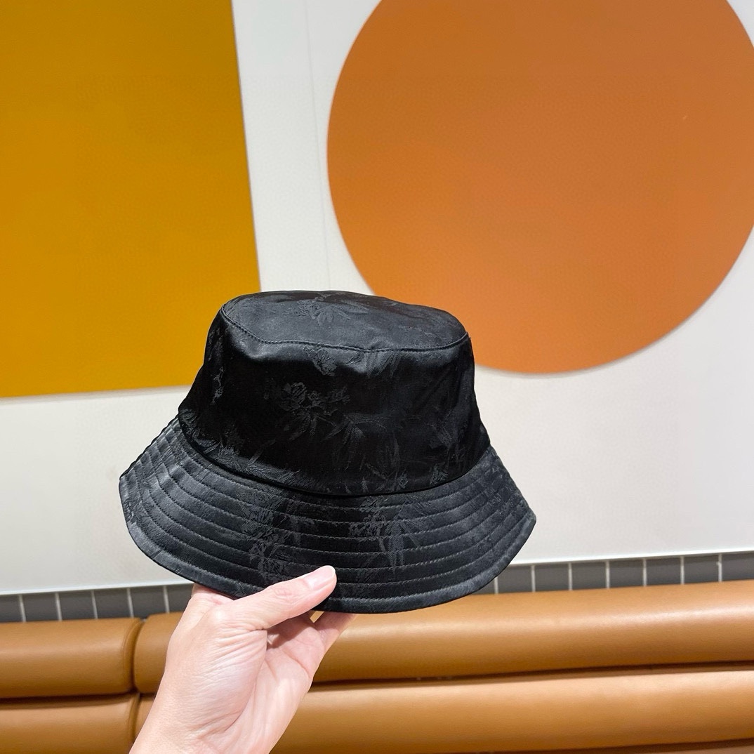 NO:194309,Prada's new early spring fisherman's hat, simple and sweet style, the hat shape is very good, and it modifies the face shape!  Hat fisherman hat baseball hat knit hat, hat, prada, espadrilles, hats19860909普拉达早春新款渔夫帽,简约甜美风,帽型很好,修饰脸型哦！帽子渔夫帽棒球帽针织帽,帽子,prada,espadrilles,hats,hat