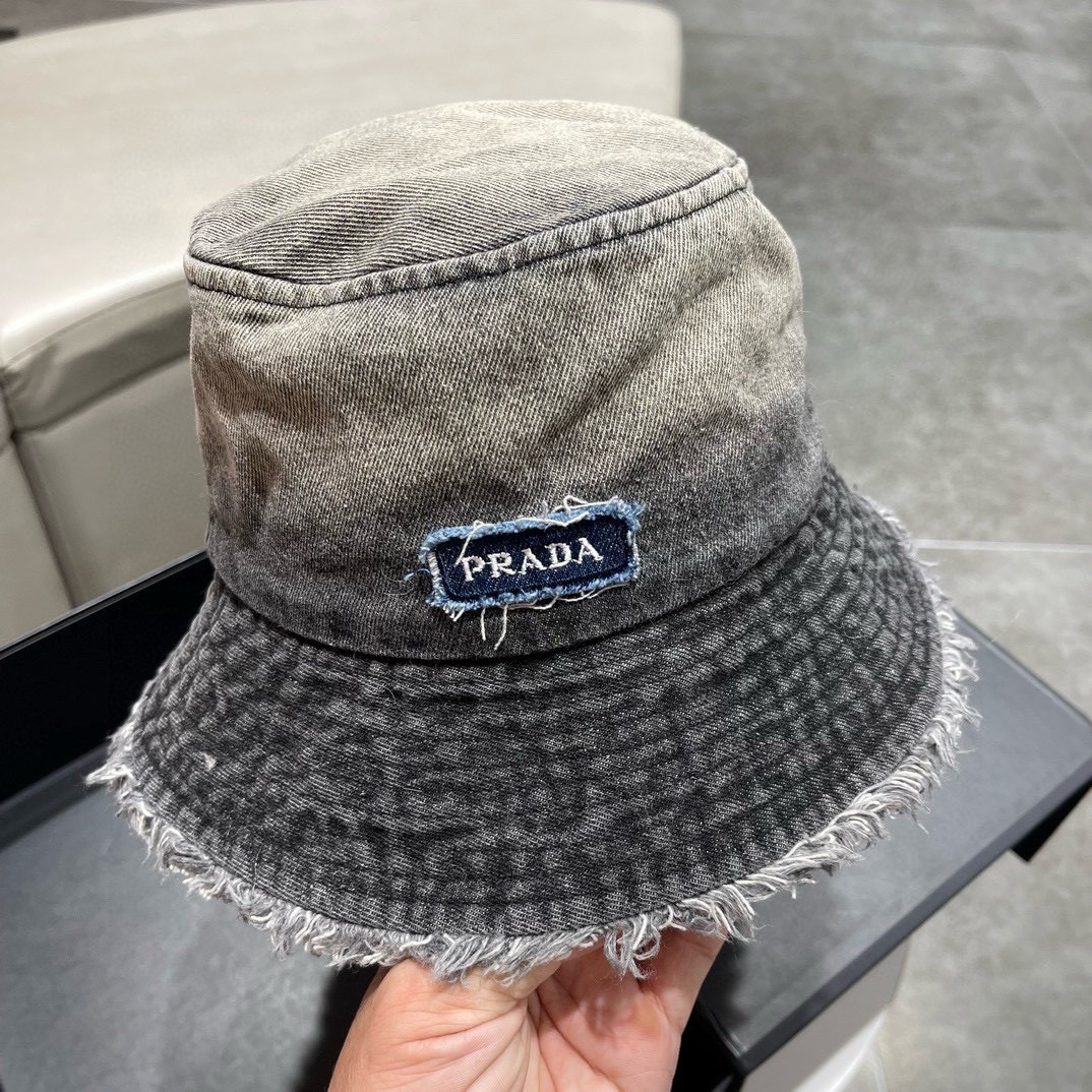 普拉达Prada新款高品质牛仔渔夫帽高级定制做工精细欧美时尚风格秋冬佩戴款！不入手真的要后悔！