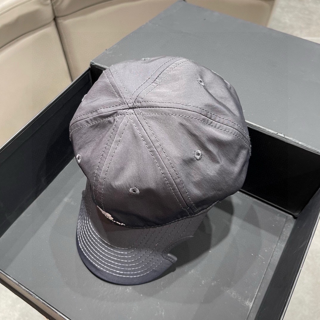 Balenciaga巴黎世家系列棒球帽这款棒球帽真的百搭不过时性价比也很高美到逆袭