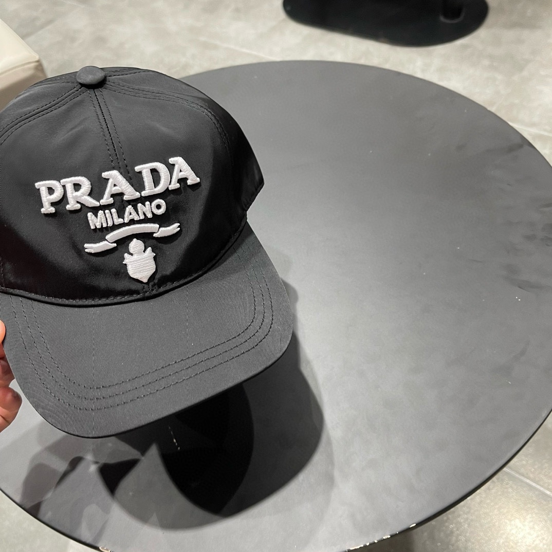 普拉达PRADA2024春夏新款刺绣字母棒球帽设计感超强让人耳目一新头型非常好可以修饰各种头型实力百搭款