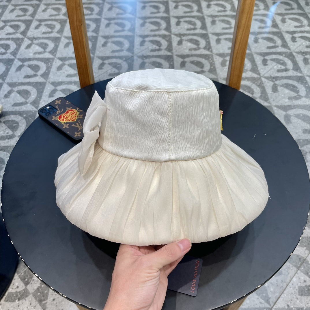 LouisVuitton路易威登新款渔夫帽女夏气质大檐显脸小度假海边沙滩防晒太阳帽