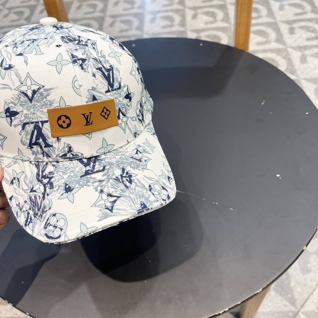 LV路易威登新款原单棒球帽LV牛仔涂鸦面料超夏天的色系清爽舒适这个颜色还超级显白呦！材质:100%牛仔帆
