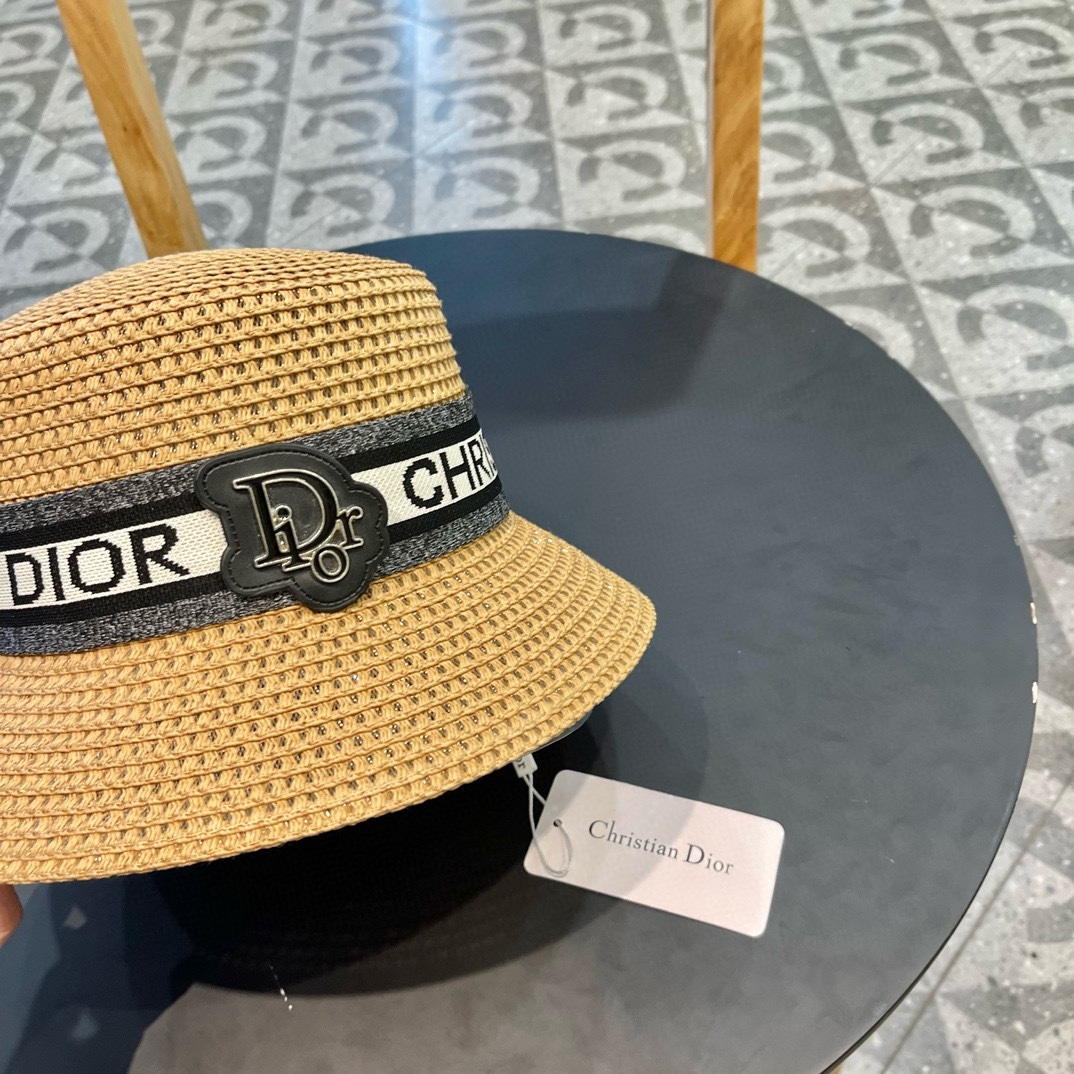 Dior迪奥官方款草帽高密度制作一顶超级有品位的草帽了出街首选！帽型超美腻颜色妥妥轻便携带！小仙女人手必