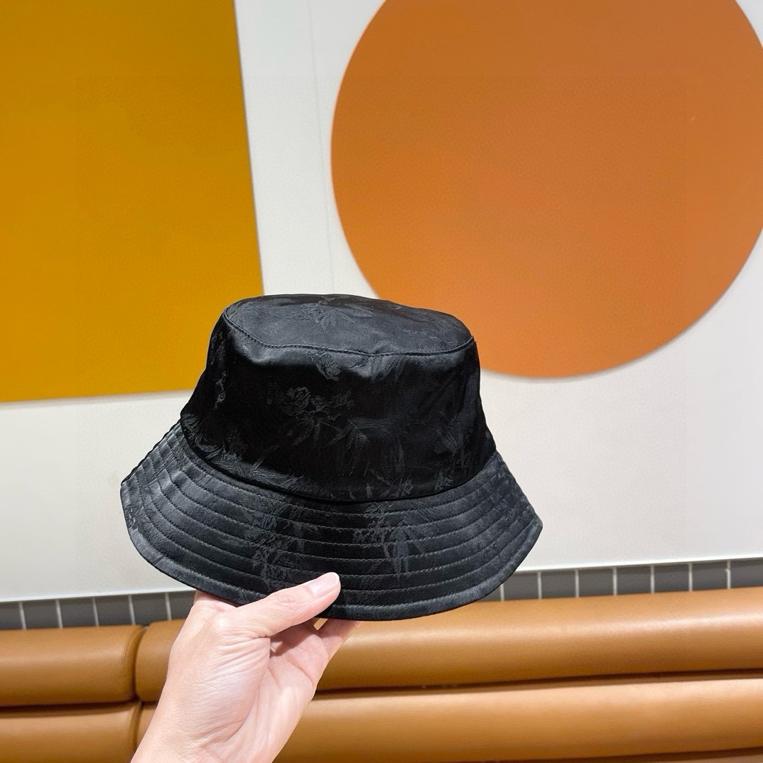 NO:196392,Prada's new early spring fisherman's hat, simple and sweet style, the hat shape is very good, and it modifies the face shape!  Hat fisherman hat baseball hat knit hat, hat, prada, espadrilles, hats19860909普拉达早春新款渔夫帽,简约甜美风,帽型很好,修饰脸型哦！帽子渔夫帽棒球帽针织帽,帽子,prada,espadrilles,hats,hat