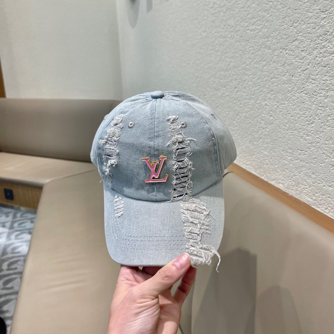 LV路易威登LouisVuitton刺绣拼接棒球帽入秋必备单品这顶拼色棒球帽的绝了！特别是戴上的效果巨显