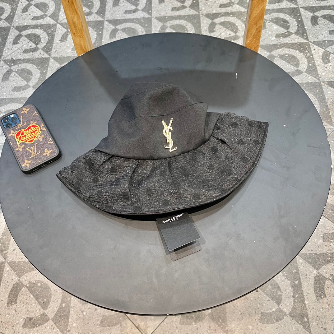 YSL圣罗兰字母五金渔夫帽韩系风一款简单休闲风的棒球帽是牛仔的款式减龄百搭适配度很高！简单随性字母刺绣部