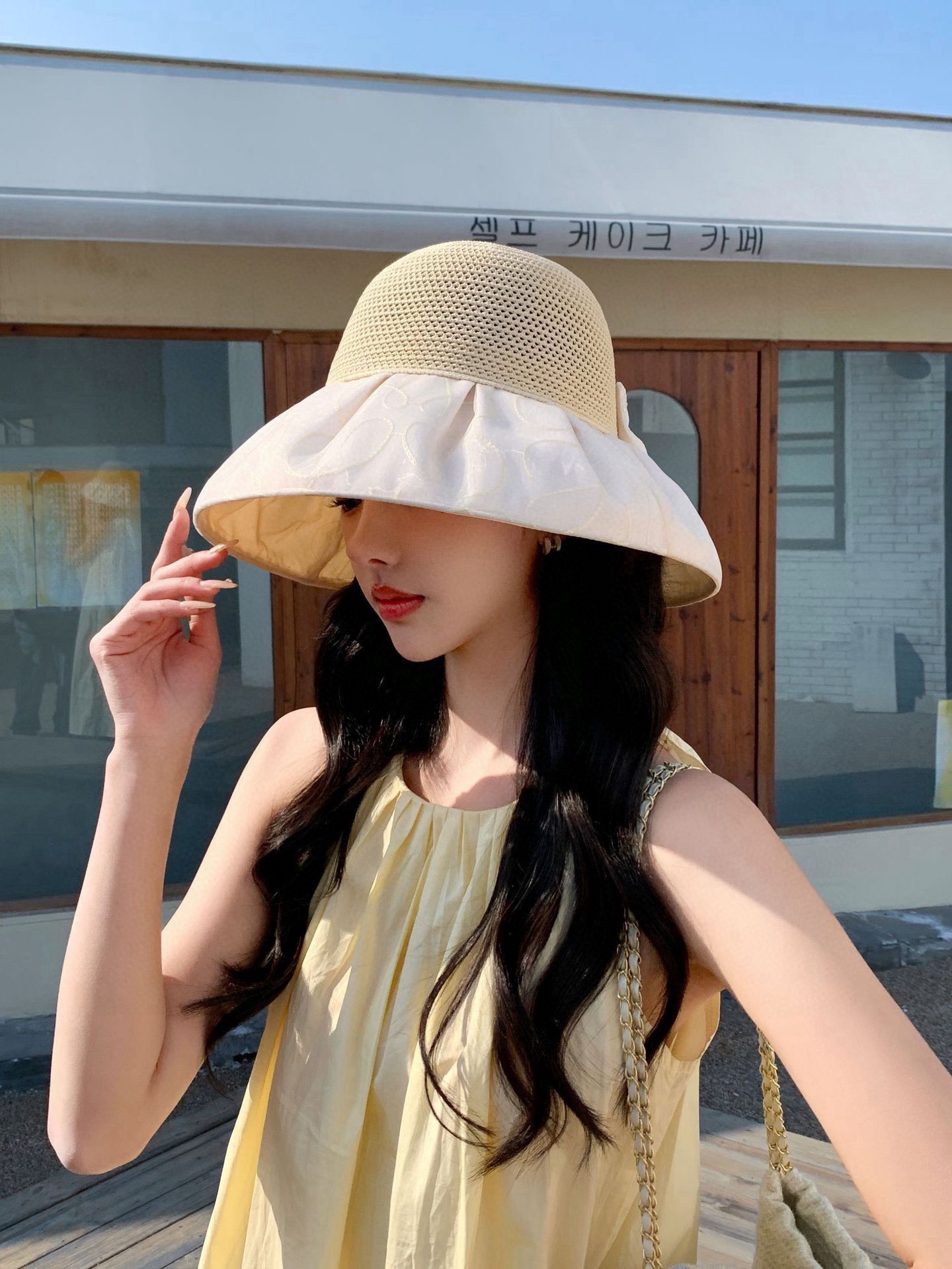 Chanel sombrero de paja de ala ancha para protección solar en verano, con forro negro, plegable para la playa, con lazo