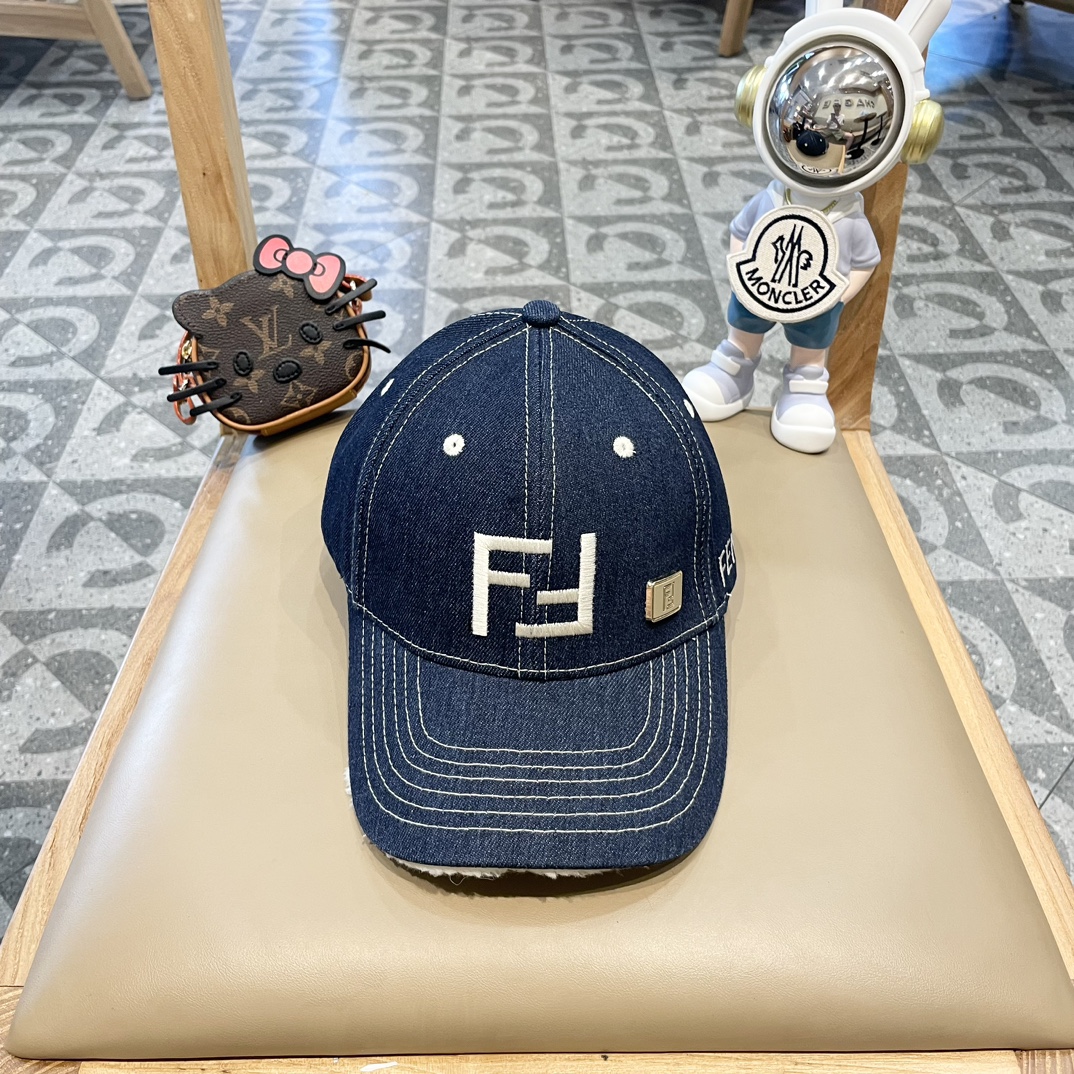 Fendi 芬迪 新款灯芯绒系列棒球帽 非常适合现在的一款帽子 穿搭必备ya～ 复古时尚 特别的颜色上头简直秒杀全场 自留🔥🔥🔥