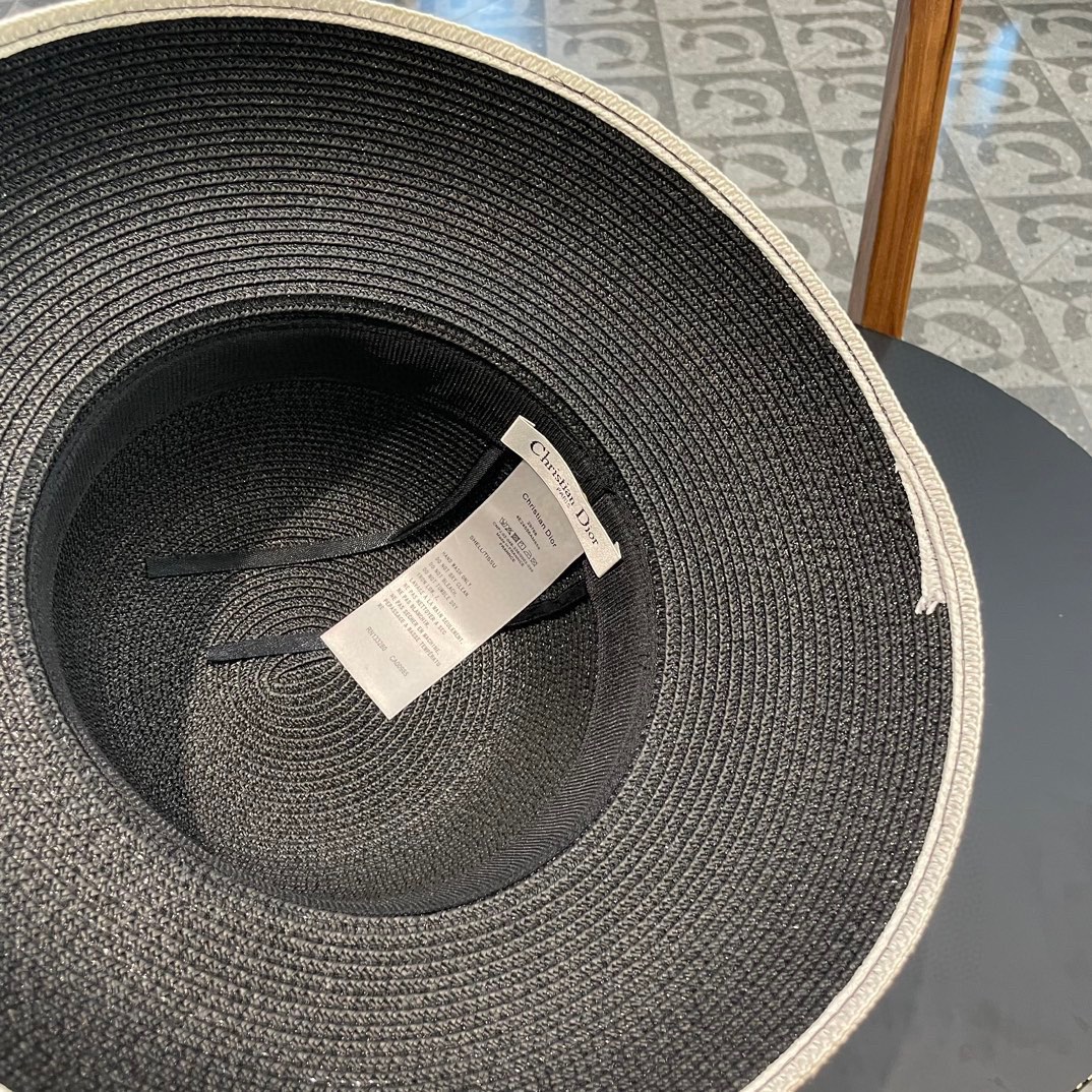  DIOR2025新款上架时尚草帽，超级流行的灯罩帽型，随便搭配都超好看！出门旅游，绝对要入手的一款