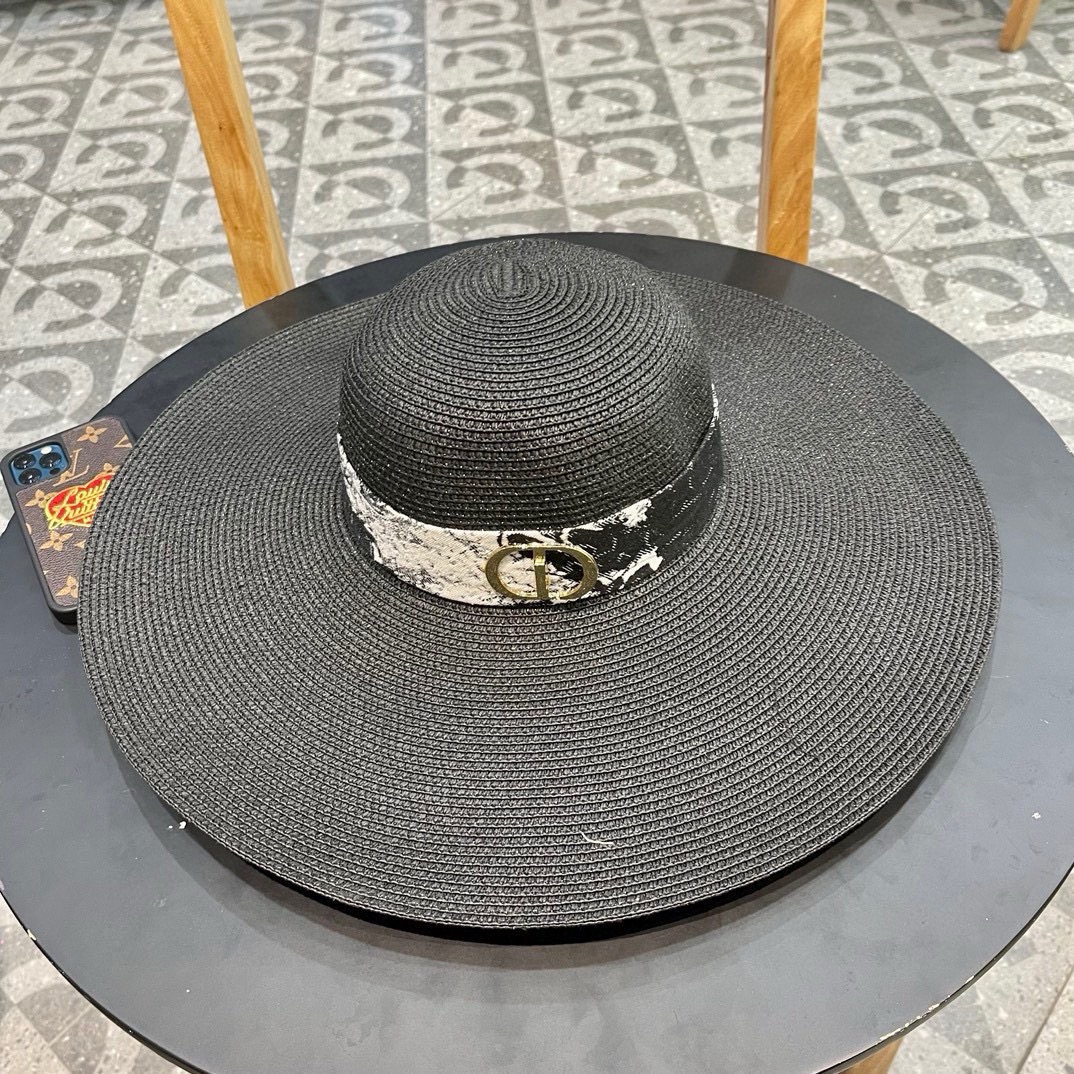 NO:209854,DIOR Straw Hat New Round Big Essence Straw Hat [Love] [Love] The workmanship is detailed, simple and elegant, and versatile. The first choice for the street is really beautiful!  celebrity style hat straw hat fisherman hat baseball hat, hat, dior, dior, espadrilles, hats19860909DIOR迪奥草帽新款款圆大檐草礼帽草帽[爱心][爱心]做工细节精细,简约大方,百搭单品～出街首选,真的超美！名媛风帽子草帽渔夫帽棒球帽,帽子,dior,dior,espadrilles,hats,hat