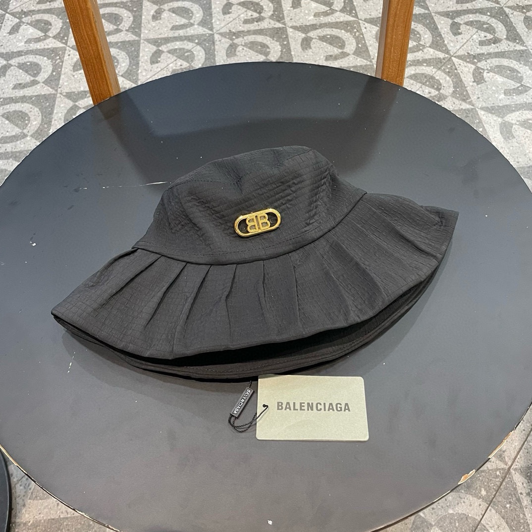 Sombrero de pescador nuevo de Balenciaga, con artesanía y tela de diseño