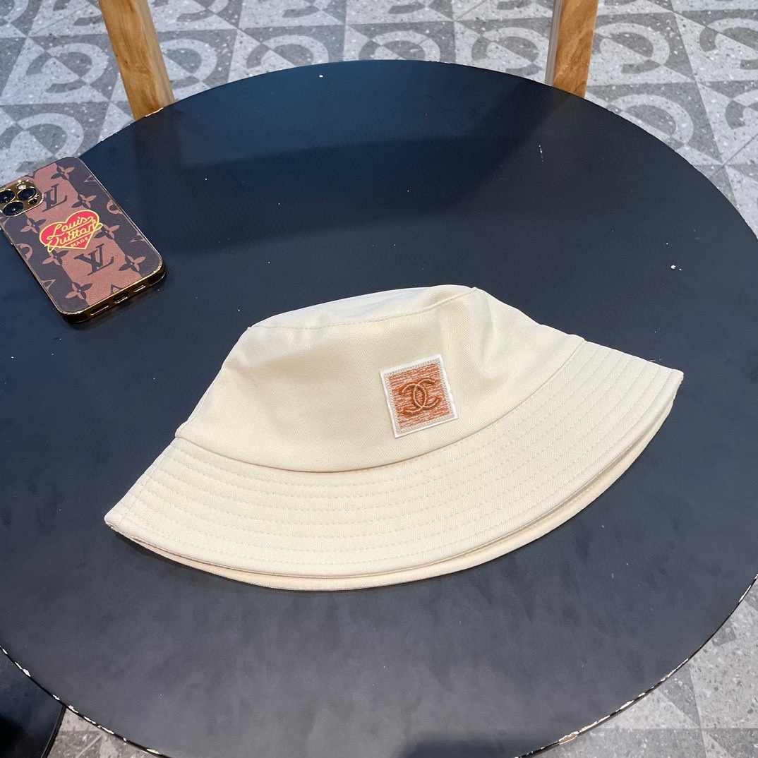 Sombrero de pescador nuevo de Chanel, elegante y de dama.