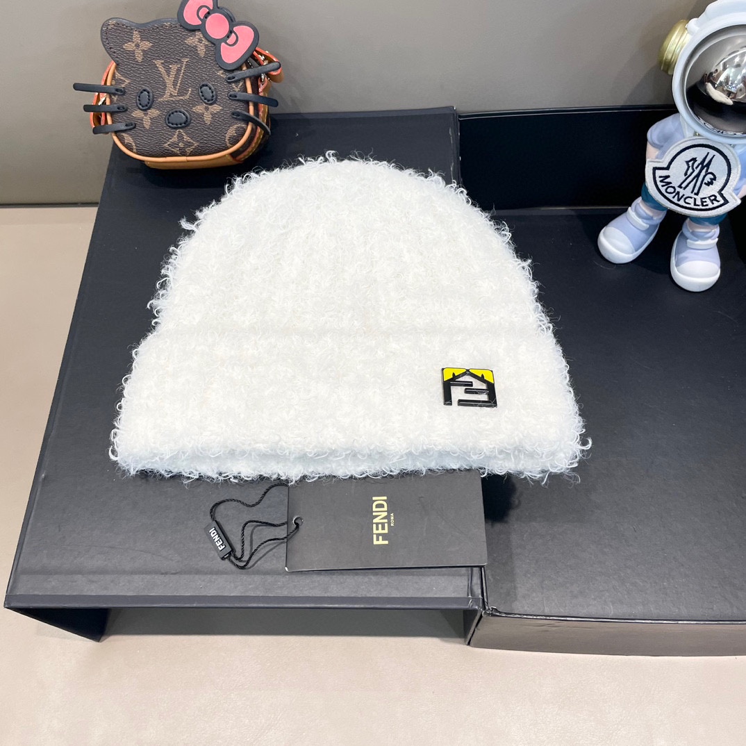Fendi gorra de punto color Maillard, sensación de pista de atletismo escolar, ¿verdad? 😍 La forma clásica con el color…