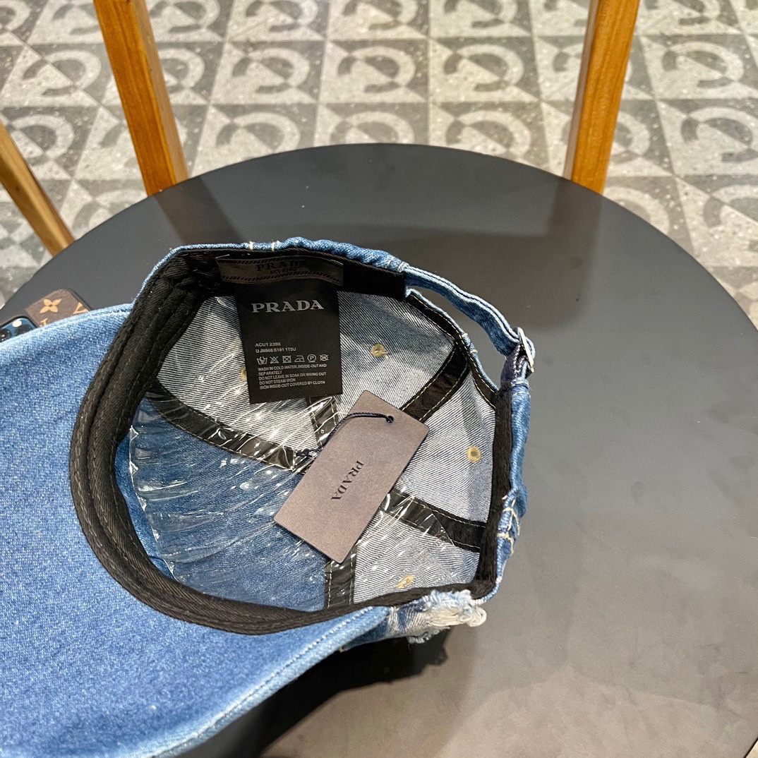  Pr@da 普拉达牛仔布倒三角棒球帽
星星洗水牛仔色，秀场同款，面料柔软舒适
百搭休闲款，闭眼入！